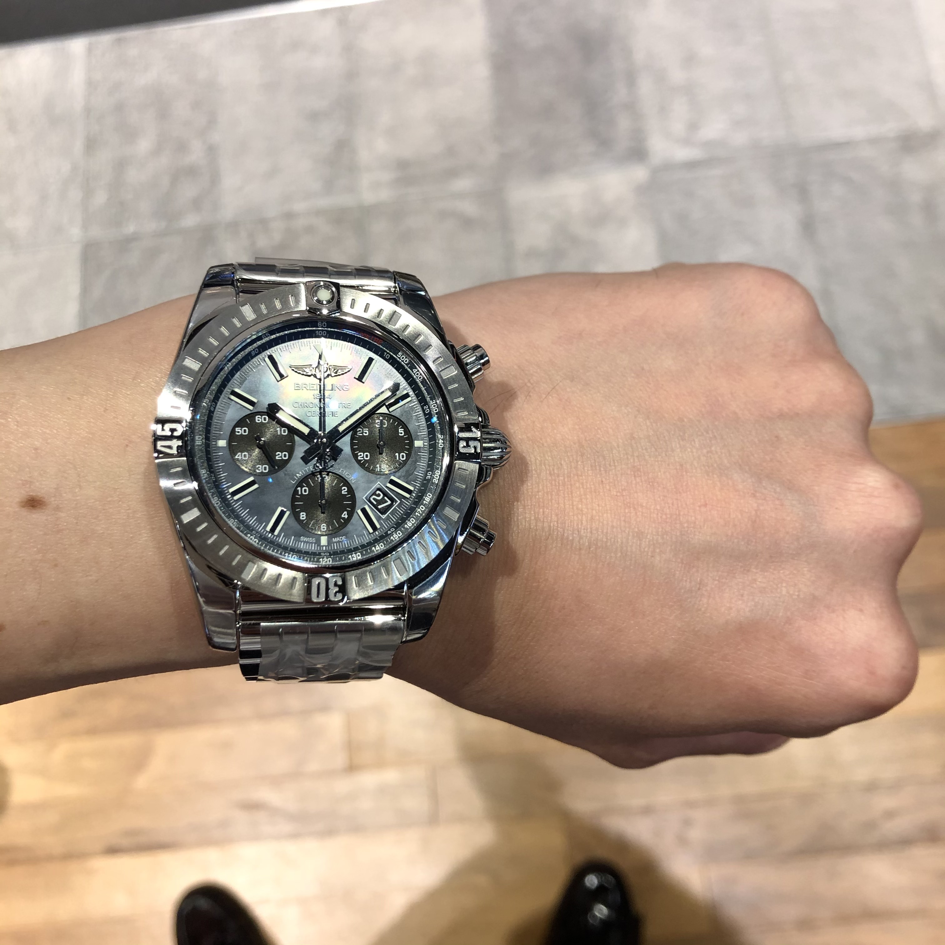 [BREITLING (ブライトリング)正規取り扱い商品]<br />
<br />
【日本限定300本】<br />
<br />
クロノマットJSP ブラック マザーオブパール リミテッド<br />
<br />
Ref.AB01152A/BH20/388A<br />
<br />
¥1,188,000 (税込)<br />
<br />
日本のためだけに製造された特別ライン<br />
<br />
クロノマットJSP。<br />
<br />
完売のカウントダウンが始まっています。<br />
<br />
既に完売しているカラーリングなども出てきています。<br />
<br />
馴染みのあるデザイン。<br />
<br />
そして、高級感と迫力。特別感。<br />
<br />
どこをとっても、<br />
<br />
お選びいただいて間違いはなく、<br />
<br />
所有した喜びを存分に味わって頂けるモデルです。<br />
<br />
気になる方はお早めに！