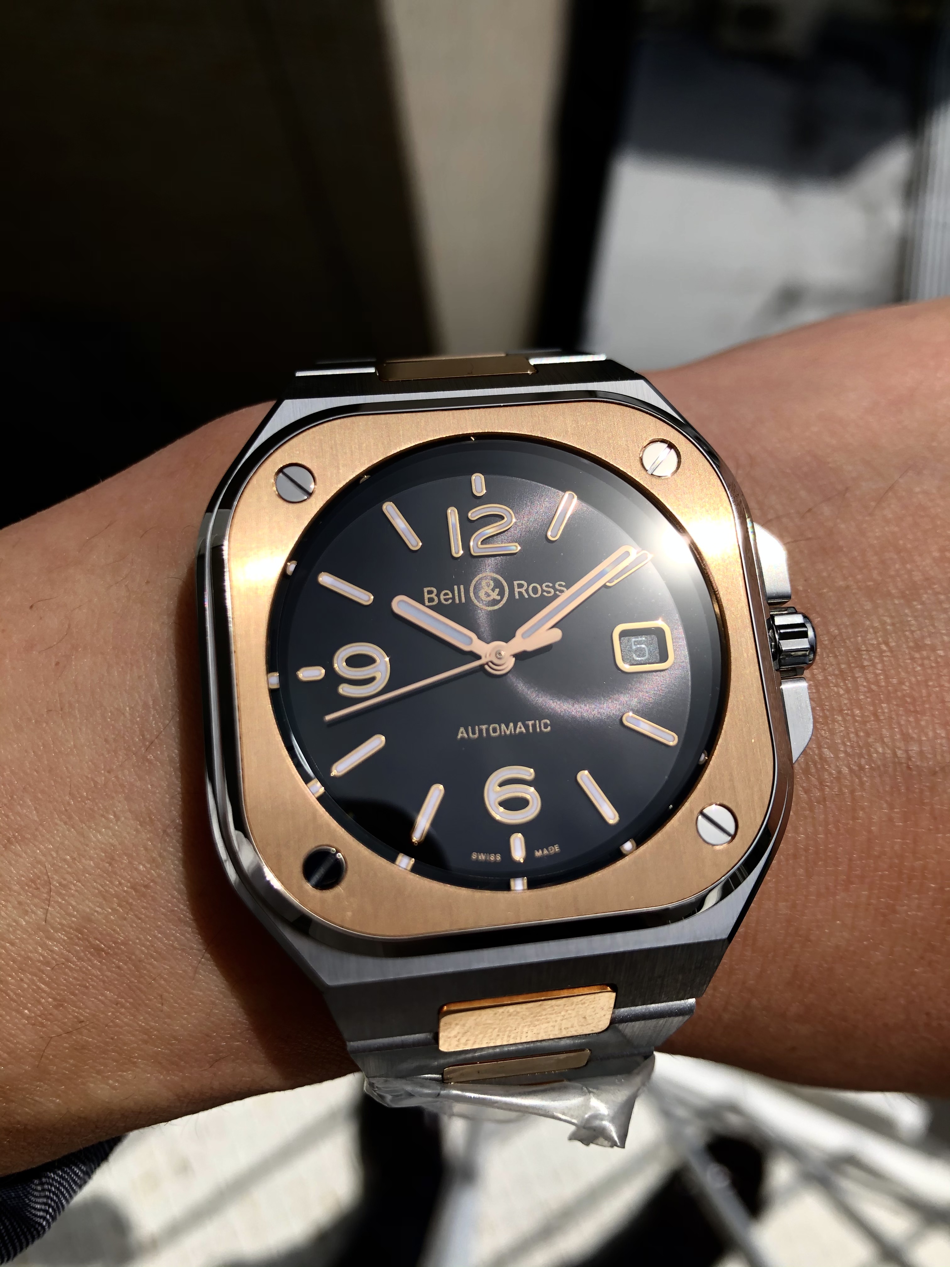 [Bell & Ross (ベル＆ロス)正規取り扱い商品]<br />
<br />
BR 05 BLACK STEEL & GOLD<br />
<br />
Ref.BR05A-BL-STPG/SSG<br />
<br />
¥1,320,000 (税込)<br />
<br />
高級感のあるデザインで人気のBR05。<br />
<br />
ステンレスとゴールドのコンビネーションモデルに<br />
<br />
なるとさらに高級感が増し、<br />
<br />
大変かっこいいです！<br />
<br />
黒すぎず、少し墨色に近いようなブラックの文字盤<br />
<br />
にピンクゴールドの組み合わせが大変上品で、素敵な1本です。<br />
<br />
ゴールドが入ったモデルで、<br />
<br />
人とは違うものをお探しの方にぴったりな1本です！！