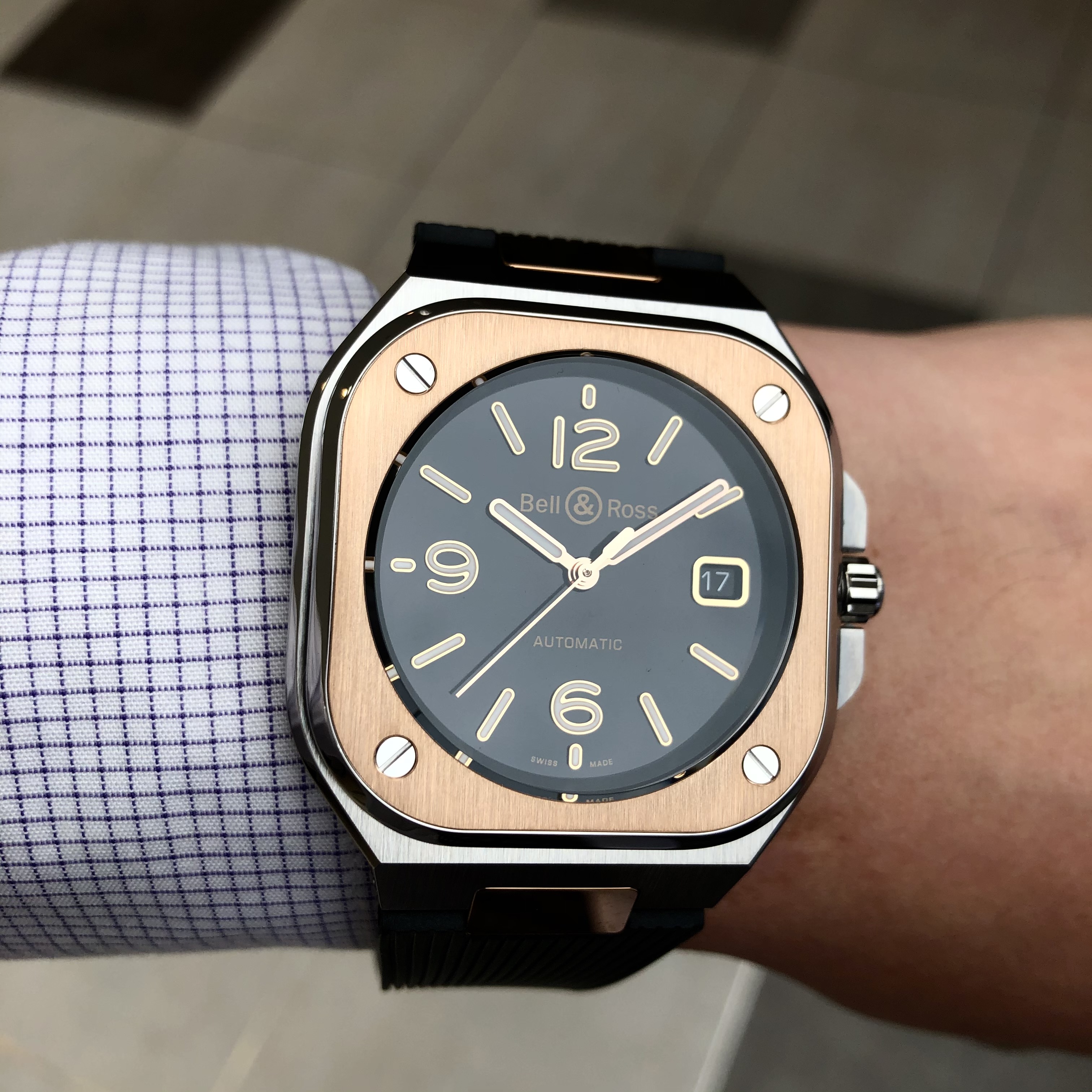[Bell & Ross (ベル＆ロス)正規取り扱い商品]<br />
<br />
BR 05 BLACK STEEL & GOLD<br />
<br />
Ref.BR05A-BL-STPG/SRB<br />
<br />
¥797,500 (税込)<br />
<br />
コンビモデルの、<br />
<br />
Bell & Ross (ベル＆ロス)<br />
<br />
BR 05 BLACK STEEL & GOLD<br />
<br />
ラバー仕様入荷しました！！！<br />
<br />
ゴールドの使い方が大変上品なBR05です！<br />
<br />
発売以降、ずーっと人気で品薄の状態が続いている<br />
<br />
BR05シリーズの中でも<br />
<br />
大変入荷数の少ないコンビモデルです！！<br />
<br />
ラバー仕様ですので、<br />
<br />
ブレス仕様に較べると少し金額も抑えめで、<br />
<br />
ベゼル部分のゴールドがサテン仕上げ（艶消し仕上げ）<br />
<br />
になっており、<br />
<br />
煌びやかさも抑えめですので、<br />
<br />
ゴールドにチャレンジしたい方、<br />
<br />
少し高級感があるものを選びたい方にお勧めのモデルです！！<br />
<br />
ぜひネットブティック＆店頭でご覧ください♪