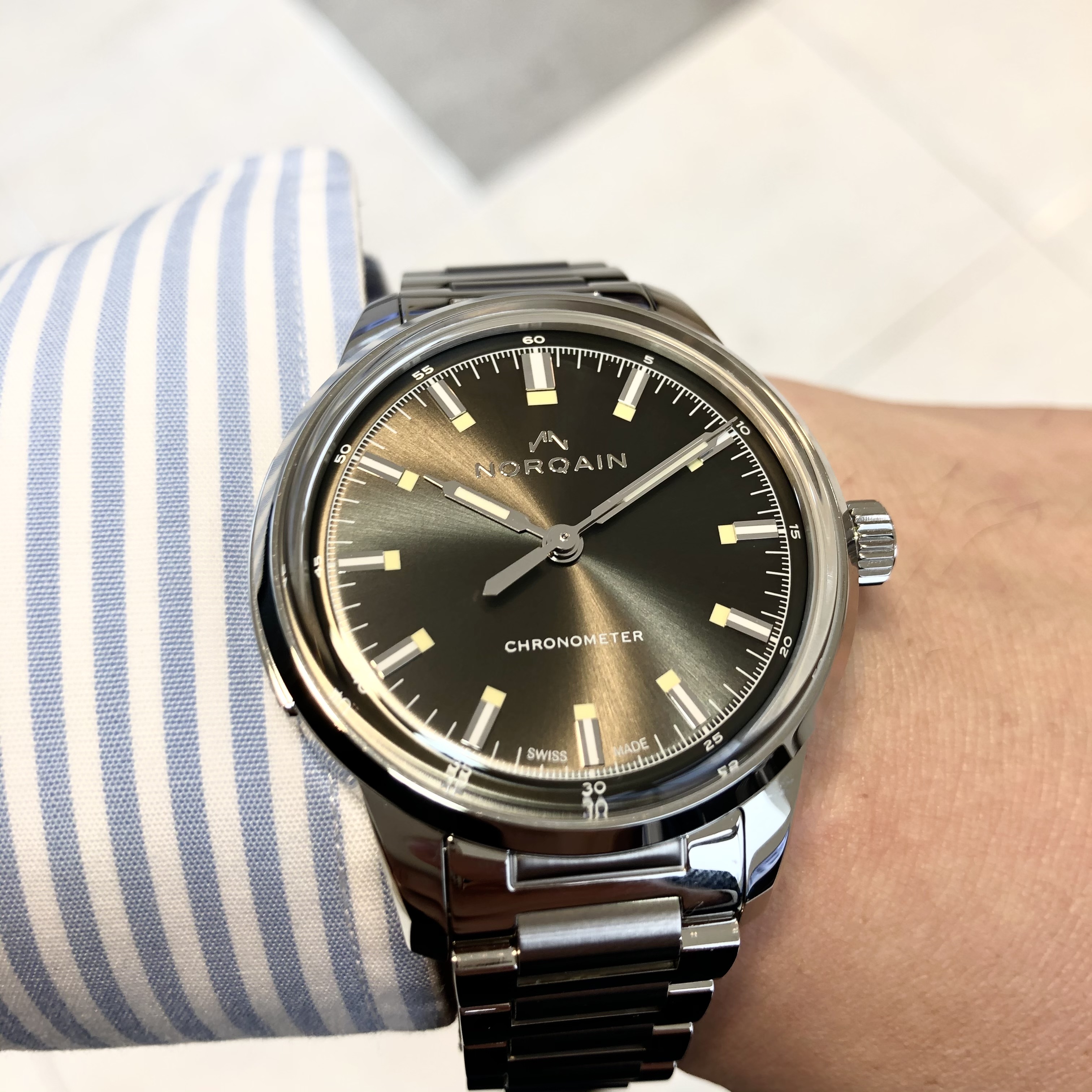 [NORQAIN(ノルケイン)正規取り扱い商品]<br />
<br />
フリーダム60 39mm<br />
<br />
Ref.NN2001SA/T201/203S<br />
<br />
¥401,500 (税込)<br />
<br />
 <br />
<br />
梅雨真っただ中ですが、<br />
<br />
みなさまいかがお過ごしでしょうか？<br />
<br />
満開のアジサイが見たいなぁと思いますが、<br />
<br />
クラシックなデザインがお好きな方は、<br />
<br />
お持ちの時計の防水性が低くて、<br />
<br />
雨が多いこの季節は、心配だ！！<br />
<br />
という方や、<br />
<br />
梅雨時期は時計を着けない！<br />
<br />
という方もいらっしゃいますが、<br />
<br />
やっぱりいつでも好きな時計を着けていたい！<br />
<br />
と思うのが、時計好きの心ですよね。<br />
<br />
そんな梅雨にぴったりなモデルが<br />
<br />
この<br />
<br />
NORQAIN(ノルケイン)フリーダム60 39mm<br />
<br />
です！！<br />
<br />
クラシックなデザインがお好きな方にも気に入って頂ける<br />
<br />
クラシックな面持ちで、<br />
<br />
しかも安心の100ｍ防水です！！<br />
<br />
雨の時にも使えるクラシック顔のノルケイン。<br />
<br />
ぜひオールシーズンご愛用ください！！