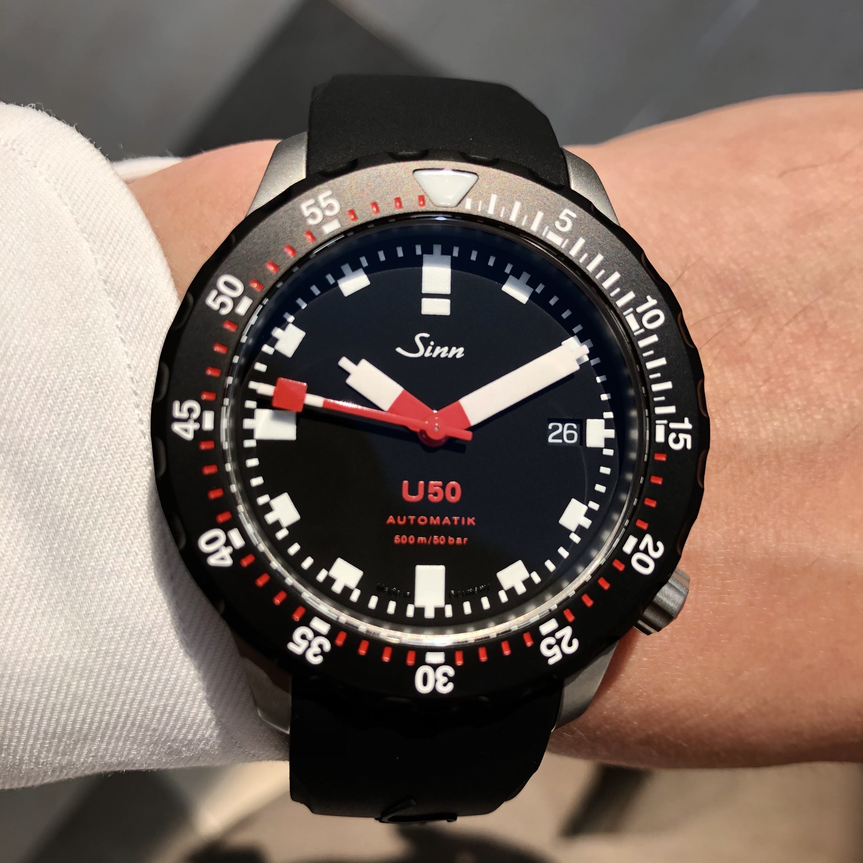 [Sinn (ジン)正規取り扱い商品]<br />
<br />
【2020年新作】<br />
<br />
U50.SDR<br />
<br />
Ref.U50.SDR<br />
<br />
¥396,000 (税込)<br />
<br />
大変入荷の少ないU50再入荷しました！<br />
<br />
世界的に大変人気があり、<br />
<br />
注文が殺到していることで、<br />
<br />
かなり入荷の少ないモデルです！！<br />
<br />
国内に在庫がないとご注文頂いて、<br />
<br />
3か月以上はお待ち頂く必要があるような現状です！<br />
<br />
気になる方は、実物をご覧頂けるタイミングですので、<br />
<br />
ぜひご来店ください！！<br />
<br />
皆様のご来店心よりお待ちしております。