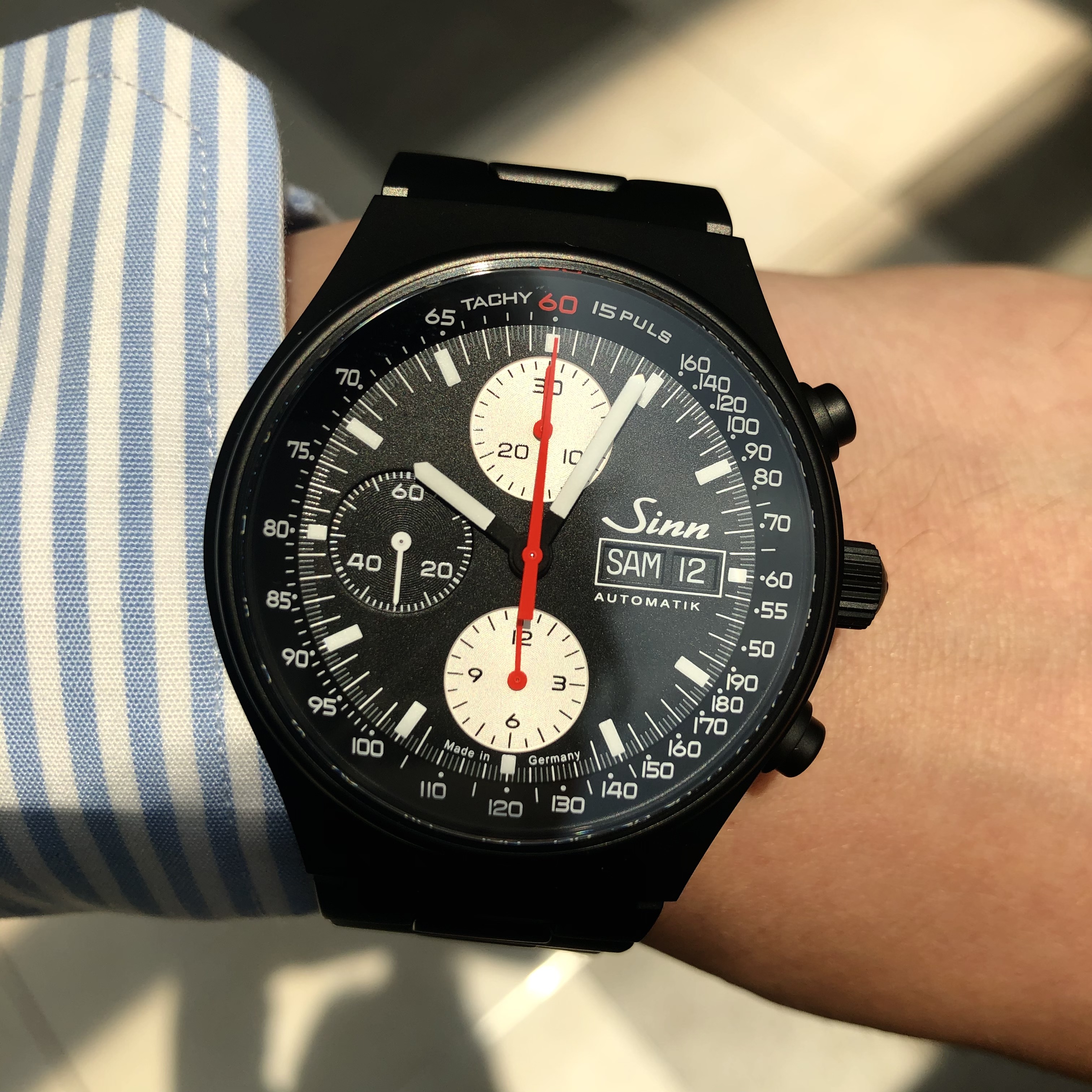 [Sinn (ジン)正規取り扱い商品]<br />
<br />
【世界限定600本】<br />
<br />
144.ST.S.JUB.Ⅱ<br />
<br />
Ref.144.ST.S.JUB.Ⅱ<br />
<br />
¥638,000 (税込)<br />
<br />
 <br />
<br />
ジン好きな方には人気の高い<br />
<br />
特徴的なケースデザインの144ベースで、<br />
<br />
ブランド創立60年を記念して600本の特別限定モデルとして<br />
<br />
登場したのがこの144.ST.S.JUB.IIです。<br />
<br />
今年がジン創立60周年という事で、<br />
<br />
ジンの創立は1961年です。<br />
<br />
144シリーズは、1974年にその最初のモデルが発売された<br />
<br />
ジンのコレクション中で最も伝統的な時計の一つです。<br />
<br />
初期モデルは、ブラッククローム仕上げのケースにミネラルガラスを使用し、<br />
<br />
5気圧までの防水性能しか備えていませんでしたが、<br />
<br />
今年の60周年モデルは除湿機構のArドライテクノロジーや<br />
<br />
ケースのブラック・ハード・コーティングといった<br />
<br />
ジン・テクノロジーの採用や、20気圧防水と負圧耐性、<br />
<br />
両面無反射サファイアクリスタルを備え、耐久性がアップグレードされています。<br />
<br />
タキメーターと組み合わせたパルスメータースケールには、<br />
<br />
創立60年の記念として「60」の数字に朱色の蛍光仕上げを施しています。<br />
<br />
このユニークなナンバリングを施した限定モデル「144.ST.S.JUB.II」は、<br />
<br />
ケースと同様にブラック・ハード・コーティングを施した<br />
<br />
ソリッドブレスレットに加え、<br />
<br />
ブラックのシリコンベルト1本が付属されます。