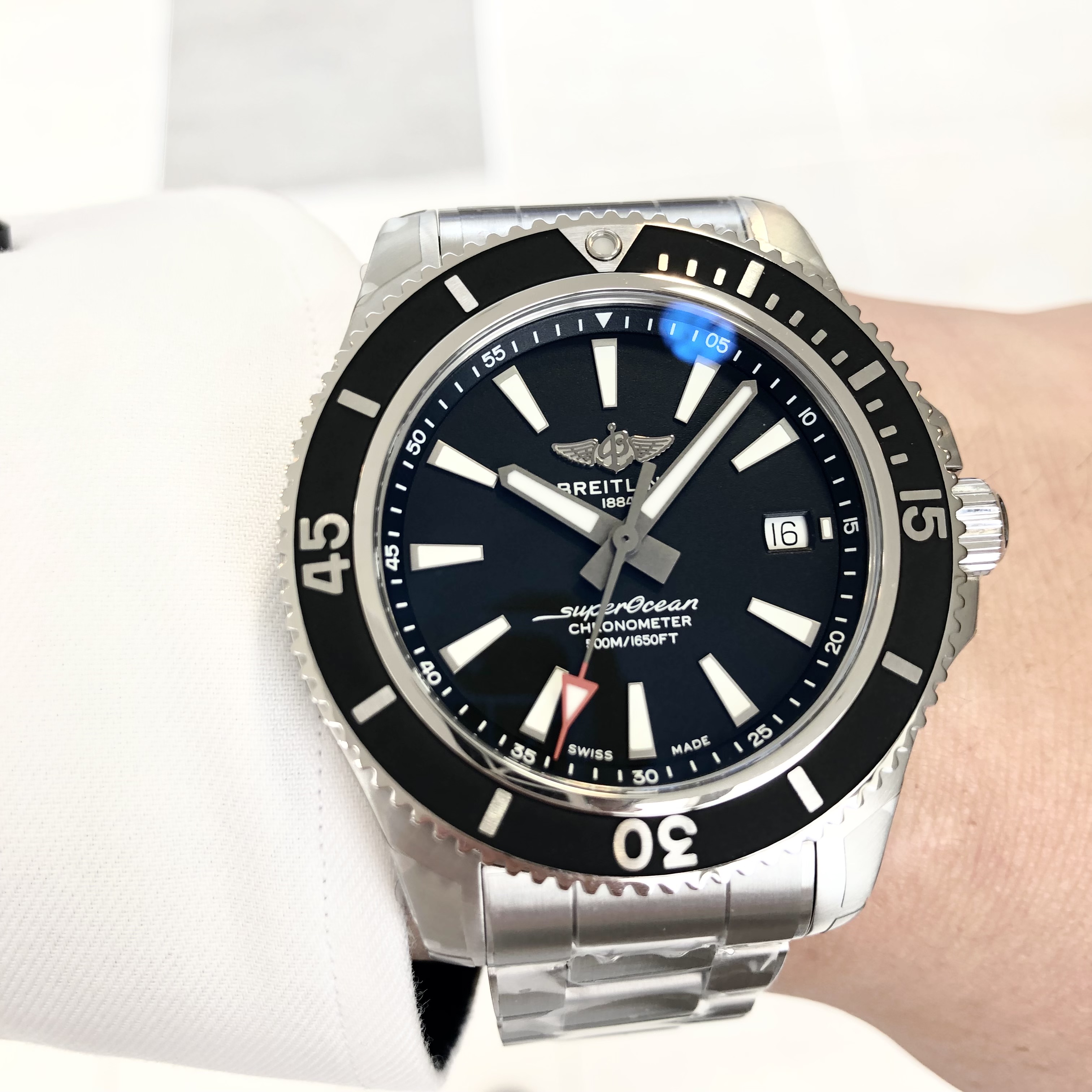[BREITLING (ブライトリング)正規取り扱い商品]<br />
<br />
【日本限定】スーパーオーシャン オートマチック 42<br />
<br />
ジャパン エディション<br />
<br />
Ref.A17366D71B2A1<br />
<br />
¥561,000 (税込)<br />
<br />
 <br />
<br />
夏以外のシーズンも、<br />
<br />
もちろんばっちりご使用頂けるのですが、<br />
<br />
夏はやっぱりブライトリングのダイバーズウォッチ、<br />
<br />
スーパーオーシャンをご検討頂きたい！！<br />
<br />
という事で、<br />
<br />
本日のご紹介は、<br />
<br />
ブライトリング<br />
<br />
スーパーオーシャン オートマチック 42<br />
<br />
ジャパン エディション<br />
<br />
です！！<br />
<br />
シンプルながらも、<br />
<br />
ブライトリングらしく高スペックなモデルです。<br />
<br />
現在のスーパーオーシャンの基は、<br />
<br />
アメリカのネイビーシールズとの<br />
<br />
パートナーシップで生まれているだけあり、<br />
<br />
本格的なダイバーズウォッチです。<br />
<br />
その本格的なモデルを、<br />
<br />
日本の方好みに、<br />
<br />
よりすっきりとしたデザインに仕上げたのがこちらです。<br />
<br />
オンオフ問わず、<br />
<br />
シーズン問わずお使い頂ける<br />
<br />
頼りになる1本です！！<br />
<br />
ぜひ店頭でご覧ください！！