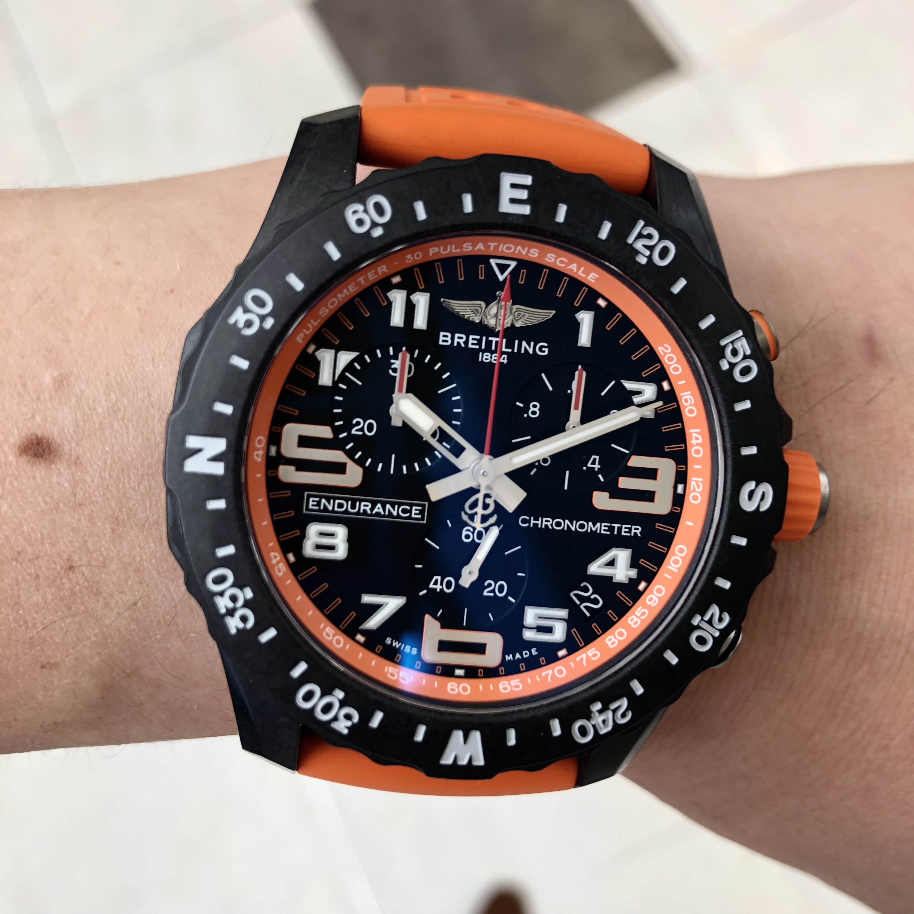 [BREITLING (ブライトリング)正規取り扱い商品]<br />
<br />
エンデュランス プロ<br />
<br />
Ref.X82310A51B1S1<br />
<br />
¥386,100 (税込)<br />
<br />
だんだんと暑くなってきて、<br />
<br />
梅雨明けはしていないようですが、<br />
<br />
ばっちり夏を感じる今日この頃の<br />
<br />
おすすめモデルはこちら！！<br />
<br />
夏にぴったりな元気になる<br />
<br />
ビタミンカラーのブライトリングエンデュランス プロ！<br />
<br />
です！！<br />
<br />
大変人気のあるエンデュランス プロ、<br />
<br />
今ならほとんどお待たせすることなく、<br />
<br />
お渡しできます！！<br />
<br />
 <br />
<br />
元気がでるカラーであるとともに、<br />
<br />
視覚的にはっきりとわかるということで、<br />
<br />
緊急時にもすぐに時計を確認できる<br />
<br />
という事で、<br />
<br />
ブライトリングでは、<br />
<br />
スーパーオーシャンなどのダイバーズウォッチや、<br />
<br />
エマージェンシーなどのプロフェッショナルの<br />
<br />
シリーズにも伝統的に採用されてきた<br />
<br />
文字盤カラーです。<br />
<br />
 <br />
<br />
ぜひこの夏はエンデュランスプロを着けて、<br />
<br />
駆け抜けてください！！