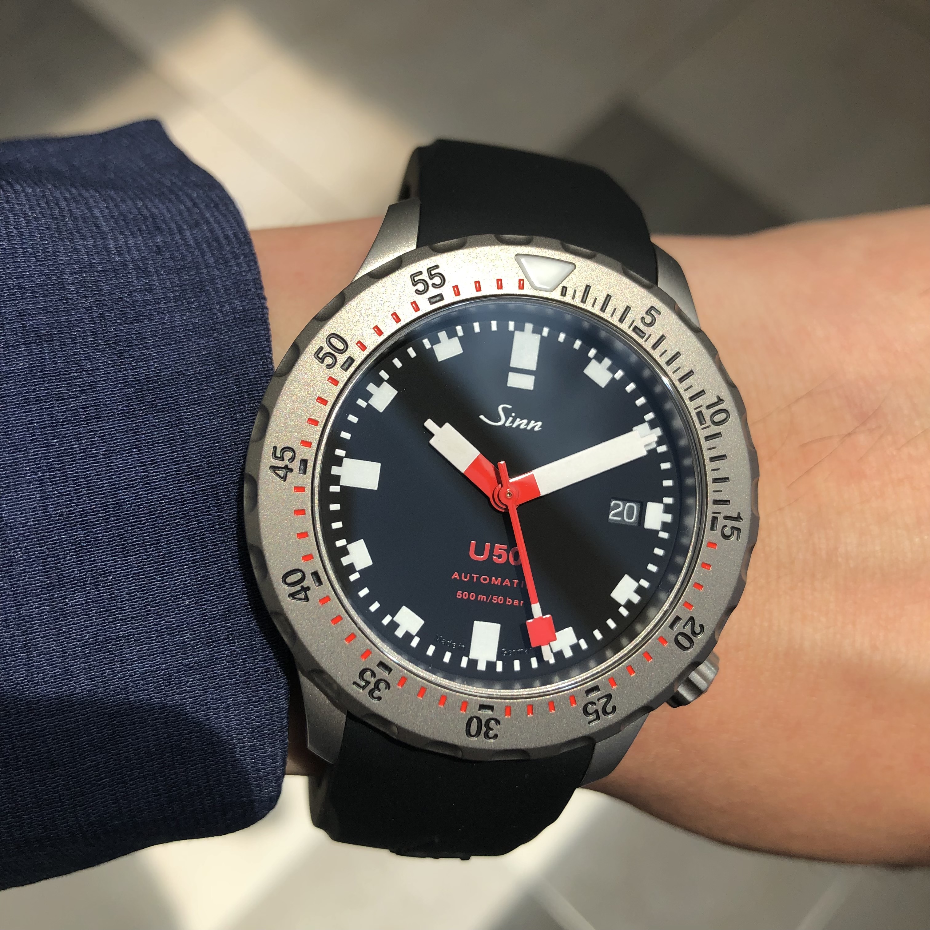 [Sinn (ジン)正規取り扱い商品]<br />
<br />
U50<br />
<br />
Ref.U50<br />
<br />
¥390,500 (税込)<br />
<br />
発売以来、<br />
<br />
大変人気で欠品状態が続いていた<br />
<br />
U50が久しぶりに入荷しました！<br />
<br />
日常生活に快適な着用感を実現する<br />
<br />
直径41mmのケースサイズに、<br />
<br />
潜水艦にも使用されている<br />
<br />
本格的なUボートスチールを採用し、<br />
<br />
日常生活でも、<br />
<br />
本格的なダイビングでも<br />
<br />
お使い頂ける<br />
<br />
『道具』を作り続けているジンらしいモデルです！<br />
<br />
売れてしまうと、<br />
<br />
また入荷に時間がかかるかもしれませんので、<br />
<br />
気になる方はお早めに！！