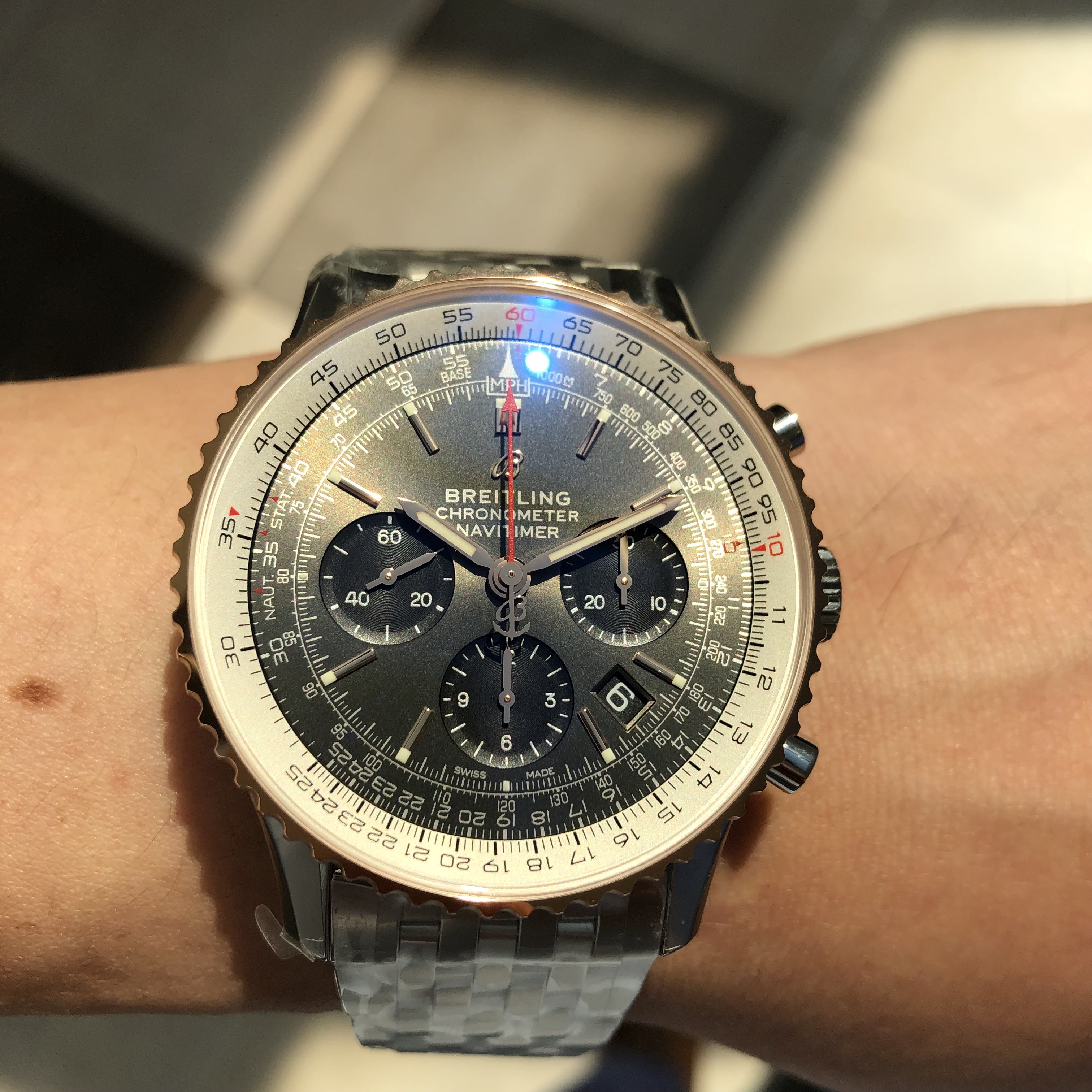 [BREITLING (ブライトリング)正規取り扱い商品]<br />
<br />
ナビタイマー 1 B01 クロノグラフ 43<br />
<br />
Ref.UB0121211F1A1<br />
<br />
¥1,265,000 (税込)<br />
<br />
上品なベゼルゴールドのナビタイマー！<br />
<br />
それがこの<br />
<br />
[BREITLING (ブライトリング)]<br />
<br />
ナビタイマー 1 B01 クロノグラフ 43<br />
<br />
Ref.UB0121211F1A1<br />
<br />
です！<br />
<br />
クラシックなデザインのナビタイマーに、<br />
<br />
18Kレッドゴールドのベゼル、<br />
<br />
それに合わせた上品なアンスラサイトの文字盤が<br />
<br />
大変かっこいいモデルです！<br />
<br />
ゴールドが入ったモデルを、<br />
<br />
さらっと着けこなすと大人の色気が出て、<br />
<br />
大変かっこいいですよ！<br />
<br />
ぜひ商品の魅力を店頭で味わってください！<br />
<br />
みなさまのご来店心よりお待ちしております！