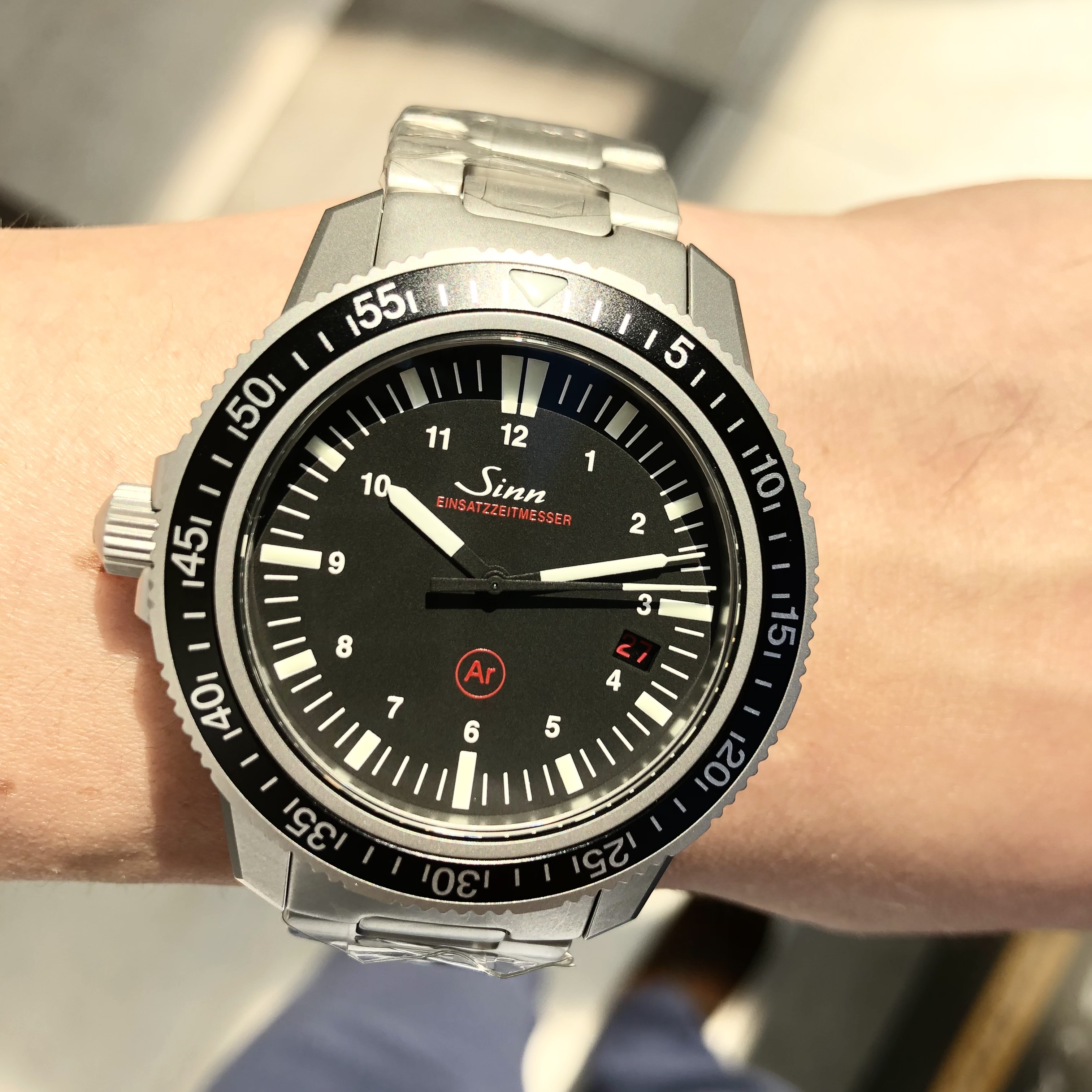 [Sinn (ジン)正規取り扱い商品]<br />
<br />
603<br />
<br />
Ref.603.EZM3<br />
<br />
¥374,000 (税込)<br />
<br />
こんなに暑い日は、<br />
<br />
水の中に飛び込んでしまいたくなりますが、<br />
<br />
そんな時でもジンの603.EZM3なら<br />
<br />
安心です！<br />
<br />
EZM（アインザッツ・ツァイト・メッサー）シリーズのモデルEZM3は、<br />
<br />
ドイツ警察特殊部隊用に開発されたダイバーズウォッチです。<br />
<br />
「使うためだけの時計」というコンセプトのもと、<br />
<br />
警察特殊部隊の使用目的や必要とされる機能を徹底的にリサーチし、<br />
<br />
成功する選択肢しか許されない<br />
<br />
特殊部隊の最高のパートナーとなるため、<br />
<br />
ヒューマンエラーを排除したデザインと機能性、<br />
<br />
過酷な使用条件に耐えうる耐久性を追及しました。<br />
<br />
80,000A/mという驚異の防磁性能、<br />
<br />
ドライテクノロジーによる除湿機構、<br />
<br />
ジン特殊オイル66-228の使用による<br />
<br />
－45℃から＋80℃という広範囲の温度での精度保証、<br />
<br />
逆位置のリューズなどを採用し、<br />
<br />
これこそが計測機器の原点と言えるモデルです。<br />
<br />
防水性能については、<br />
<br />
世界的に有名な船級・認証機関DNV GL（旧ゲルマニア・ロイド）の検定により<br />
<br />
500mまでの耐圧性能、耐熱性能、機能が保証され、<br />
<br />
同社の認定書が発行されています。