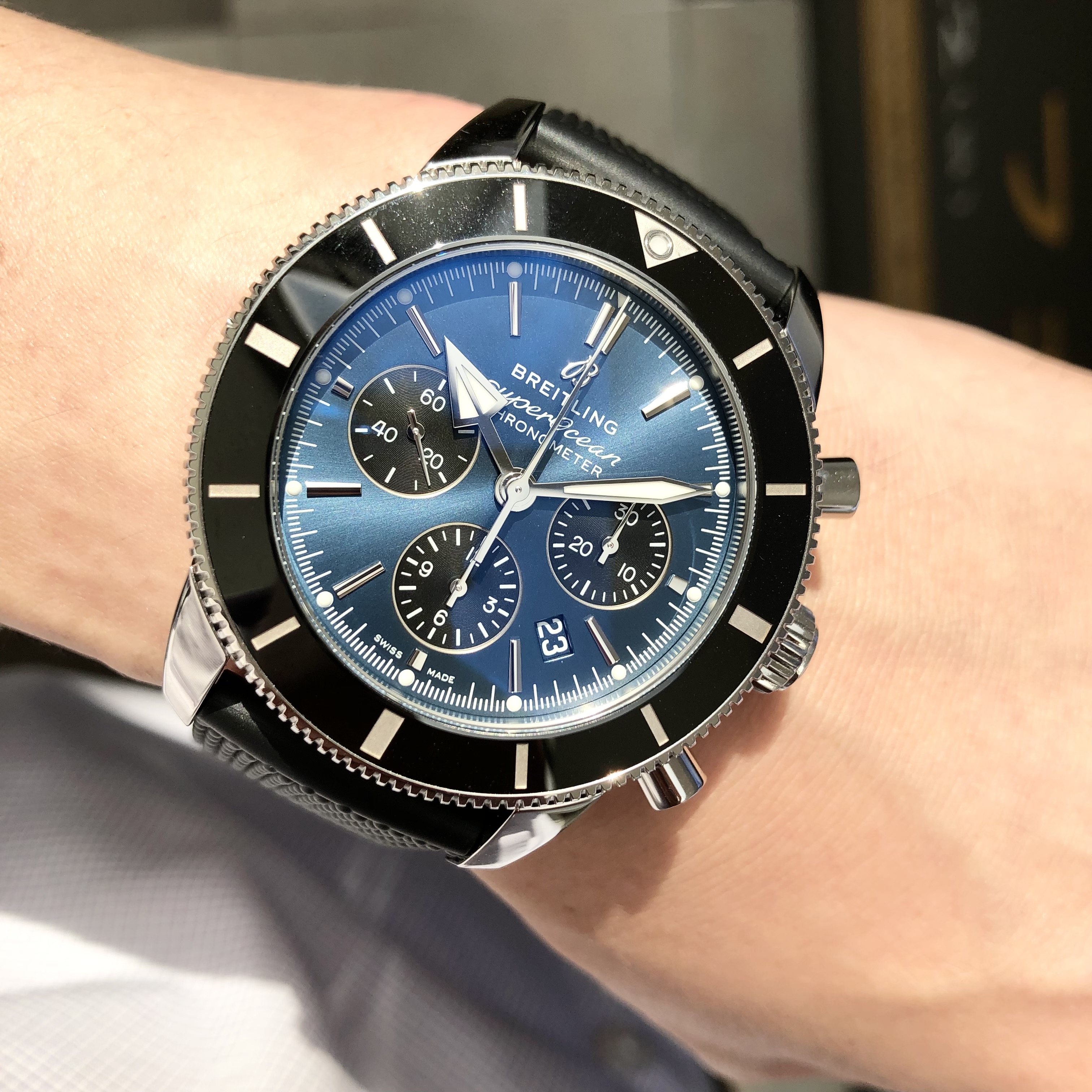 [BREITLING (ブライトリング)正規取り扱い商品]<br />
<br />
スーパーオーシャン ヘリテージ II B01 クロノグラフ 44<br />
<br />
Ref.AB0162121C1S1<br />
<br />
¥973,500 (税込)<br />
<br />
 <br />
<br />
クラシックで爽やかで、<br />
<br />
エレガントで、スポーティーな<br />
<br />
ブライトリング<br />
<br />
スーパーオーシャン ヘリテージ II B01 クロノグラフ 44。<br />
<br />
 <br />
<br />
美しく、<br />
<br />
男らしさもある<br />
<br />
ブルーにインダイヤルがブラックの文字盤です。<br />
<br />
 <br />
<br />
大人のサマースタイルにぴったりな<br />
<br />
ダイバーズウォッチ！<br />
<br />
まだまだ暑い日が続きますので、<br />
<br />
ぜひご検討下さい♪