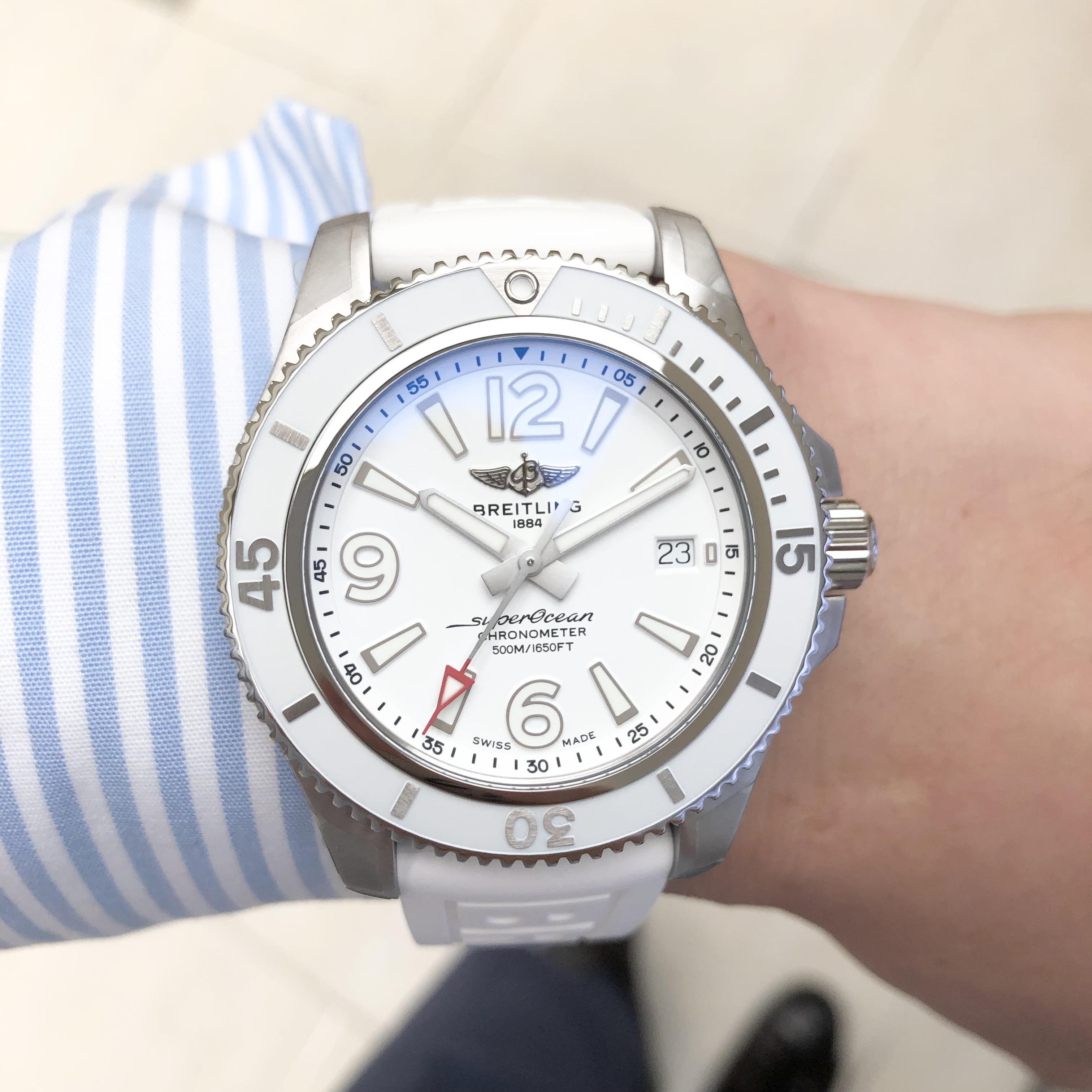 夏にぴったりの<br />
<br />
[BREITLING (ブライトリング)正規取り扱い商品]<br />
<br />
【日本限定】スーパーオーシャンオートマチック42JP<br />
<br />
Ref.A17366D21A1S1<br />
<br />
¥478,500 (税込)<br />
<br />
暑い夏は、<br />
<br />
爽やかにいきたいですよね！<br />
<br />
そんな時には、<br />
<br />
こちらのモデルが大変おすすめです！！<br />
<br />
元々36㎜サイズにしかなかったオールホワイトが、<br />
<br />
日本のために42mmで登場です！<br />
<br />
500ｍ防水と高いスペックを持ちながら、<br />
<br />
オールホワイトになることで、<br />
<br />
ファッション性が格段にアップしますね！<br />
<br />
秒針の赤がポイントになって、<br />
<br />
素敵です！！<br />
<br />
 <br />
<br />
半袖に合わせるもよし、<br />
<br />
写真のようにシャツにあわせて頂いても素敵です！<br />
<br />
ぜひ店頭でご覧ください♪