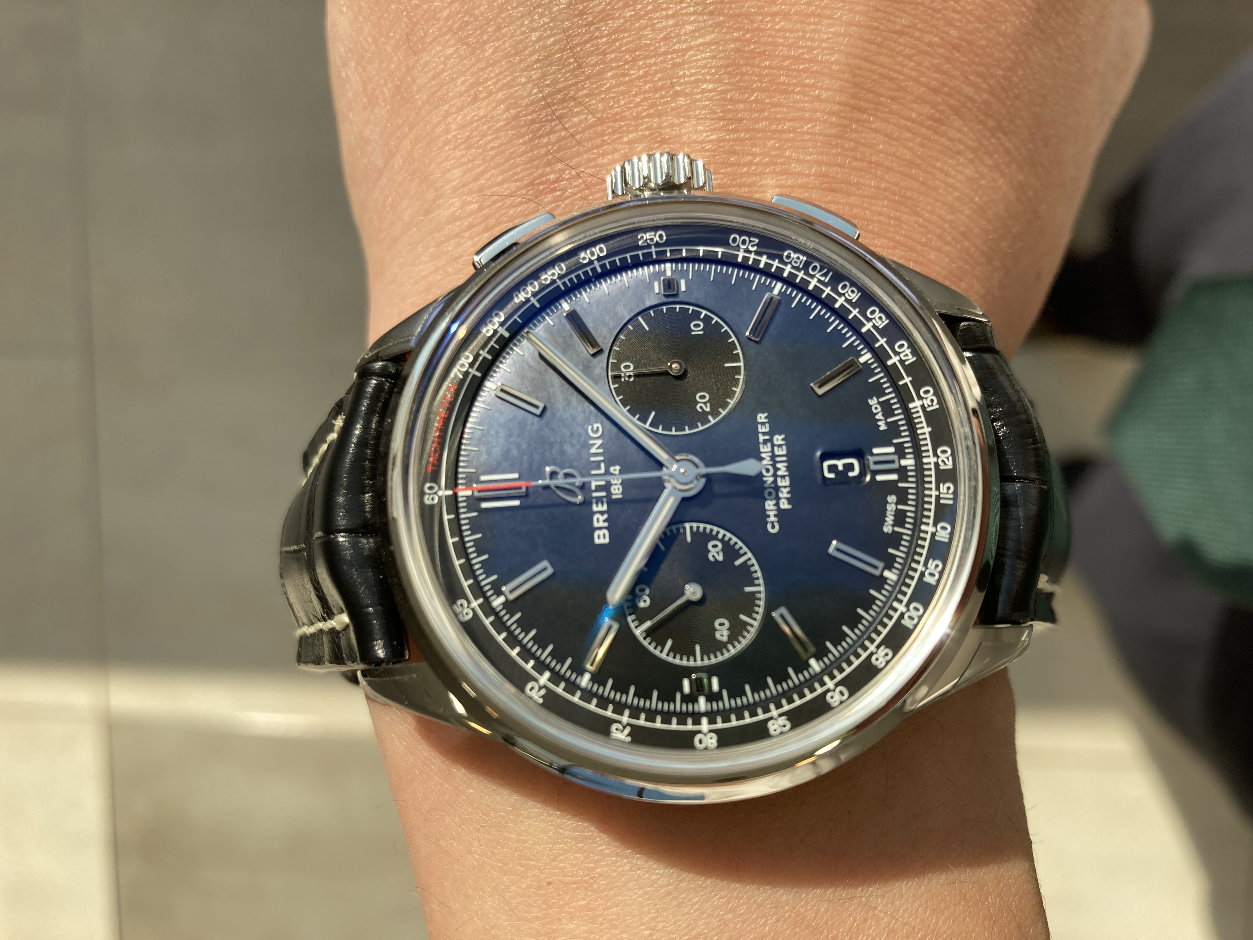 BREITLING<br />
【日本限定】プレミエ B01 クロノグラフ 42 ブラック マザーオブパール リミテッド<br />
品番 AB01183A1B1P1<br />
¥1,144,000(税込)<br />
<br />
<br />
<br />
このエレガントなブライトリングプレミエ B01 クロノグラフ 42 ブラック マザーオブパール リミテッドは、<br />
<br />
ブラックのマザー オブ パール文字盤を採用した特別モデルです。<br />
<br />
サファイアクリスタルケースバック越しに、<br />
<br />
自社開発製造キャリバー01の動きを見ることができるシースルーバック仕様です。<br />
<br />
プレミエのクラシックですっきりとしたデザインが、<br />
<br />
ブラック マザーオブパールの美しさを際立たせてくれます。<br />
<br />
大変稀少な日本限定モデルです。<br />
<br />
気になる方はお早めに!