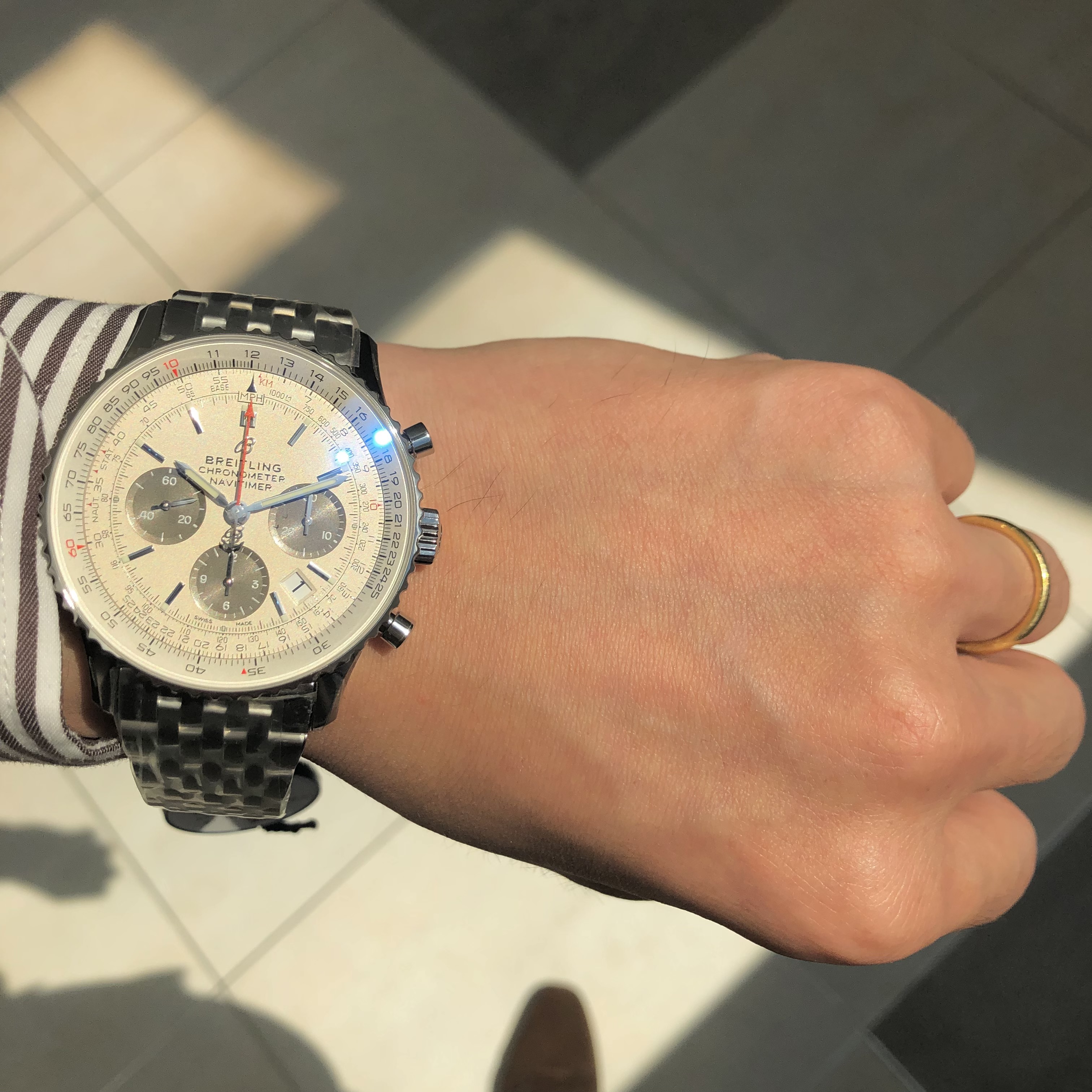 [BREITLING (ブライトリング)正規取り扱い商品]<br />
<br />
ナビタイマー 1 B01 クロノグラフ 43<br />
<br />
Ref.AB0121211G1A1<br />
<br />
¥1,067,000 (税込)<br />
<br />
 <br />
<br />
[BREITLING (ブライトリング)]<br />
<br />
ナビタイマー 1 B01 クロノグラフ 43<br />
<br />
再入荷しました！<br />
<br />
基本的にはスイスにオーダーしないと<br />
<br />
入荷しないモデルです！<br />
<br />
シルバーの文字盤に、<br />
<br />
グレーのインダイヤルが爽やかなデザインで、<br />
<br />
しかもクラシックな雰囲気も感じさせます。<br />
<br />
 <br />
<br />
ブライトリング好き<br />
<br />
飛行機好きの方が、<br />
<br />
腕時計を検討される際には、<br />
<br />
必ず候補に入れて頂きたいモデル、<br />
<br />
それがナビタイマーです。<br />
<br />
ぜひナビタイマーの魅力を店頭で感じてください！