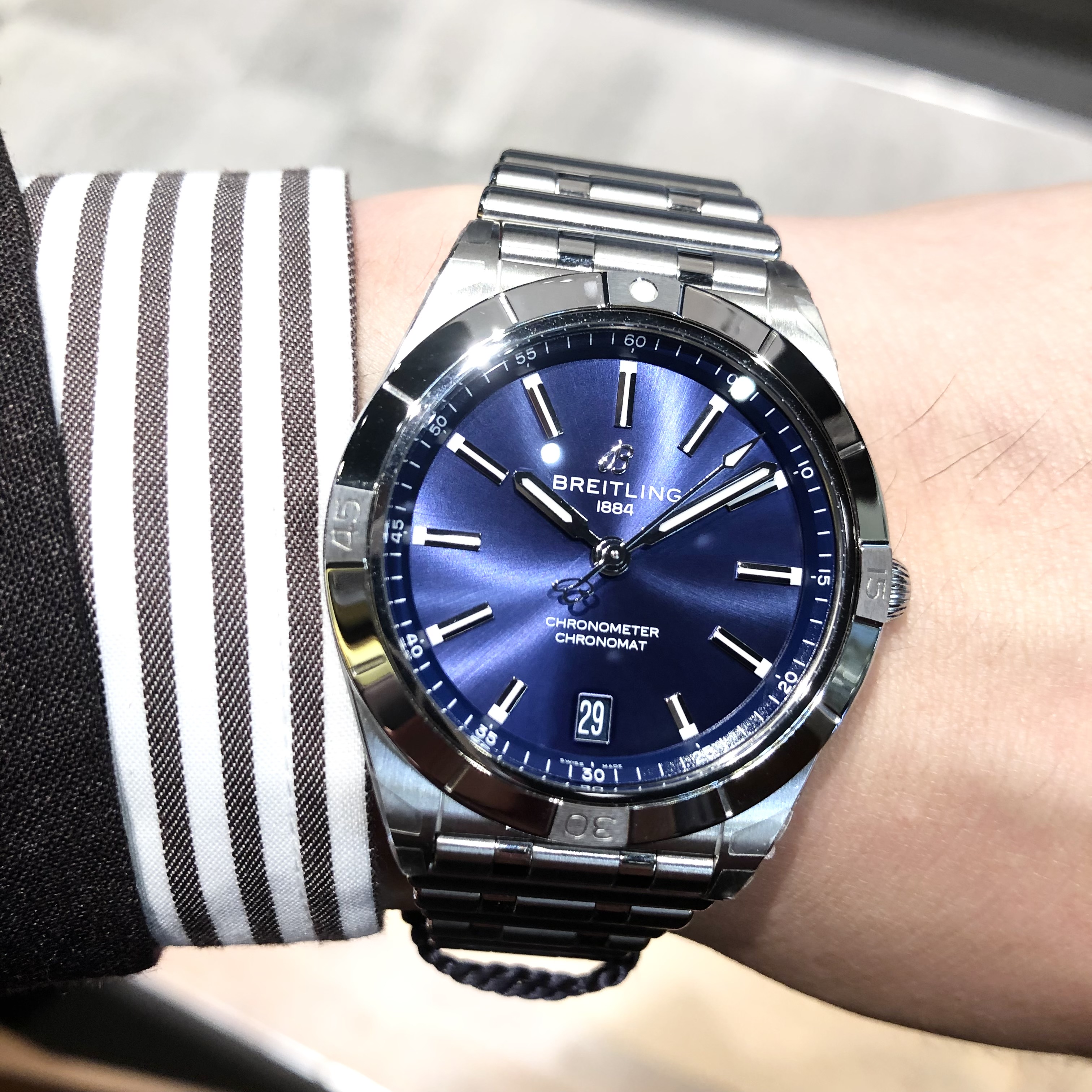 [BREITLING (ブライトリング)正規取り扱い商品]<br />
<br />
クロノマット オートマチック 36<br />
<br />
Ref.A10380101C1A1<br />
<br />
¥572,000 (税込)<br />
<br />
男性が着けてもかっこいい<br />
<br />
[BREITLING (ブライトリング)]<br />
<br />
クロノマット オートマチック 36！<br />
<br />
最近の腕時計のトレンドの一つが、<br />
<br />
小型化ですね！<br />
<br />
大きい必要があるものは、大きく。<br />
<br />
小さくても問題ないものや、<br />
<br />
以前は小さかったものなどは、<br />
<br />
元のあるべき姿に戻ってきています。<br />
<br />
そして、<br />
<br />
クロノマットは、<br />
<br />
クロノグラフモデルは、<br />
<br />
プロフェッショナルの計器として<br />
<br />
大きいまま。<br />
<br />
三針モデルは、エレガントに小型化しています。<br />
<br />
36㎜サイズのクロノマットは、<br />
<br />
男性が着けてもとってもかっこいいです！<br />
<br />
ぜひ店頭でお試しください！！