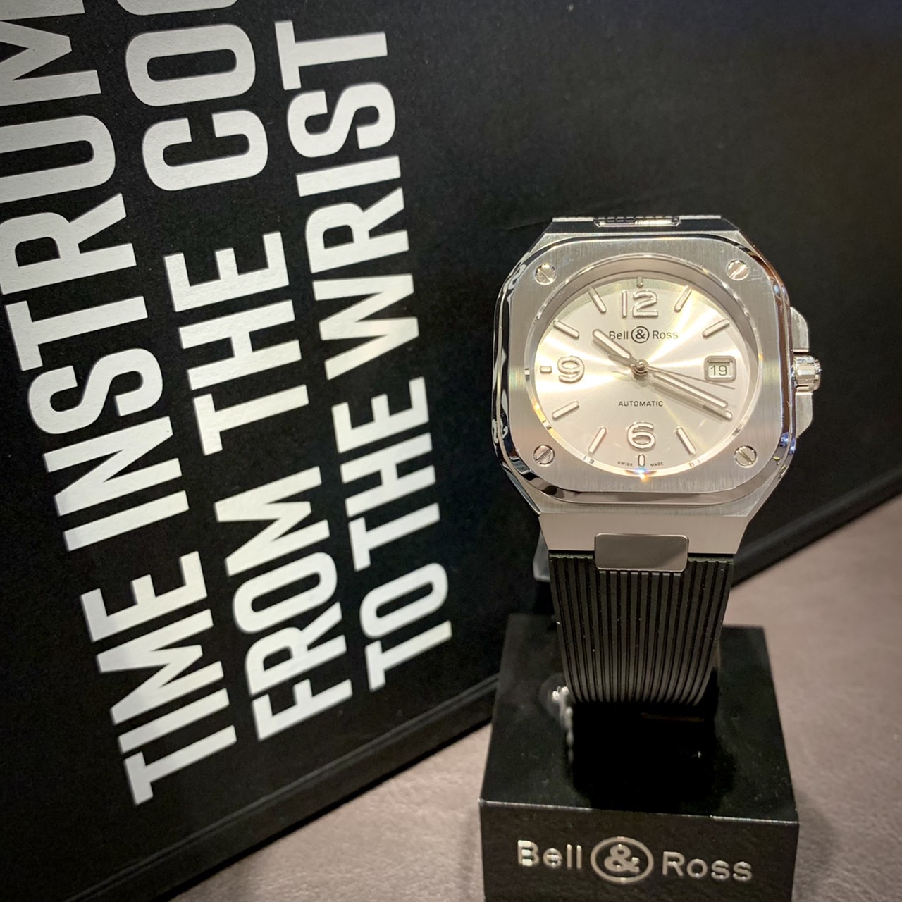 [Bell & Ross (ベル＆ロス)正規取り扱い商品]<br />
<br />
BR05A GRAY STEEL<br />
<br />
Ref.BR05A-GR-ST/SRB<br />
<br />
¥539,000 (税込)<br />
<br />
 <br />
<br />
大変人気の<br />
<br />
[Bell & Ross (ベル＆ロス)]<br />
<br />
BR05A GRAY STEELですが、<br />
<br />
ブレスレット仕様は、<br />
<br />
何度も入荷していますが、<br />
<br />
ラバー仕様は意外にも初入荷です！<br />
<br />
ブレスレット仕様も大変かっこいいですが、<br />
<br />
ラバー仕様もスポーティーさもありつつ、<br />
<br />
凄くシックな雰囲気でかっこいいです！<br />
<br />
ベル＆ロスの表現するスポーツラグジュアリー。<br />
<br />
腕時計好きの創立者であり、<br />
<br />
デザイナーが作り上げたからこその、<br />
<br />
計器として作り上げたBRシリーズを、<br />
<br />
高級時計に昇華させたシェイプや、<br />
<br />
ポリッシュとサテン仕上げの組み合わせなど、<br />
<br />
細部のこだわりを<br />
<br />
実際に手に取って、五感で存分に味わってください。<br />
<br />
みなさまのご来店心よりお待ちしております！