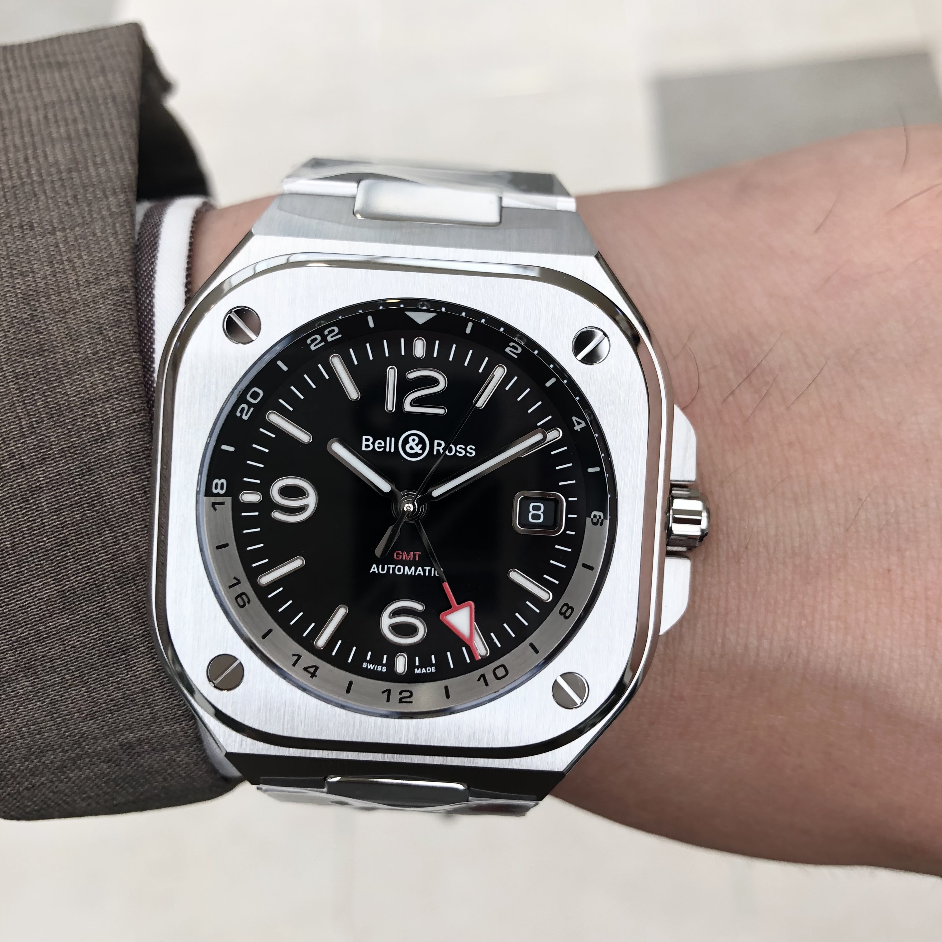 [Bell & Ross (ベル＆ロス)正規取り扱い商品]<br />
<br />
BR 05 GMT<br />
<br />
Ref.BR05G-BL-ST/SST<br />
<br />
¥632,500 (税込)<br />
<br />
 <br />
<br />
移動が制限される中、空港や航空機の環境と同様に、<br />
<br />
旅の体験への欲求は高まっています。<br />
<br />
活気溢れるラウンジ、心躍らせるフライトボードのノイズは、<br />
<br />
世界を飛び回る者たちのバックグラウンドです。<br />
<br />
そのようなアグレッシブな方のために、<br />
<br />
あえてこのタイミングで発表されたのが<br />
<br />
このBR 05 GMT です。<br />
<br />
BR 05 GMT は、威圧的ではない堅牢性を考慮して製作されました。<br />
<br />
プロポーションは41㎜サイズで一見大きめですが、<br />
<br />
計算されており、強さを強調することなく男性らし さを表しています。<br />
<br />
曲線と力強い線が交互に組み 合わされ、<br />
<br />
無愛想な印象にならずにたくましさを表します。<br />
<br />
流動的でしなやかなデザインです。<br />
<br />
 <br />
<br />
機能的なアプローチは、<br />
<br />
ブランドのDNAによって保証され、<br />
<br />
このインストゥルメンタルツー ルは、<br />
<br />
新しいアイコンの特徴である「強靭な宝石」の流れを汲んでいます。<br />
<br />
そして、現代人の考え方を 具現化し、強い個性を持つこの時計は、<br />
<br />
都市を遊び 場とし、冒険を楽しむ、移動する男性に捧げられて います。<br />
<br />
 <br />
<br />
実際、BR 05コレクションにおけるこの新しい時計は、<br />
<br />
この力強さのお守りとなっています。<br />
<br />
独特なデ ザインは、<br />
<br />
プロフェッショナルな世界の特殊なミッションのために<br />
<br />
デザインされたツールに着想を得 ています。<br />
<br />
エレガントで人間工学に基づいたスティ ール製のタイムピース・アーマーです。<br />
<br />
BR 05 GMTは、様々な都市のリアリティの間を旅し、<br />
<br />
その変化に伴うように設計された、国際的なトラベラーのための究極のツールです。<br />
<br />
入荷しております。<br />
<br />
ぜひ店頭でご覧ください。