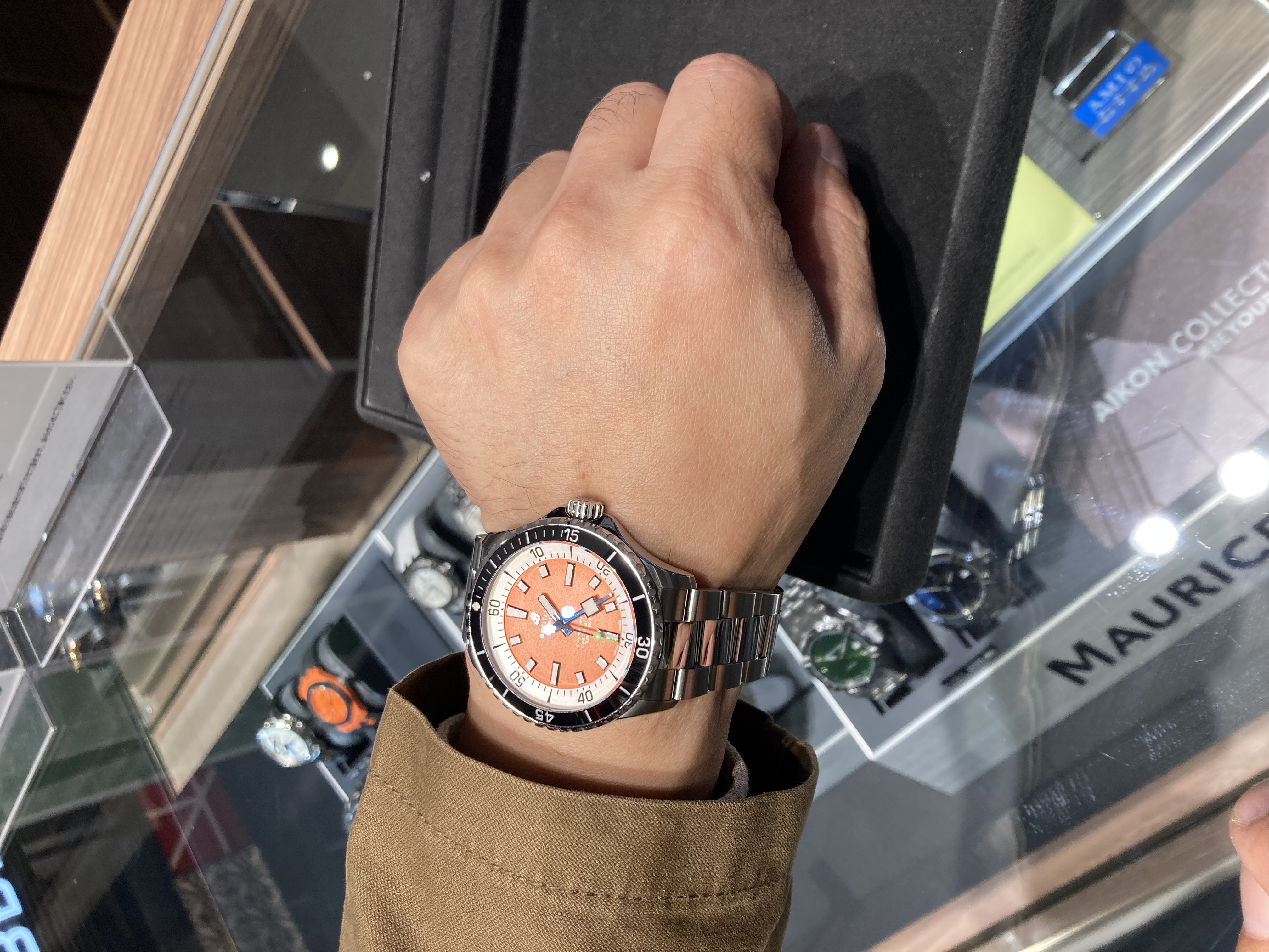 BREITLING<br />
【世界限定1000本】SUPEROCEAN AUTOMATIC 42<br />
品番 A173751A1O1S1<br />
<br />
<br />
<br />
<br />
<br />
ブライトリングの稀少モデル<br />
ブライトリング【世界限定1000本】SUPEROCEAN AUTOMATIC 42<br />
をご納品させて頂きました!<br />
<br />
伝説的なサーファー、<br />
ケリースレーターのパートーナーシップで誕生したスーパーオーシャン。<br />
世界的に大変人気があり、<br />
入荷数が大変少ない中、ご納品させて頂きました!<br />
<br />
ブレスレットもお求め頂き、<br />
ブレスレット仕様でご納品させて頂きました!<br />
<br />
また雰囲気がガラッと変わって素敵ですね!<br />
<br />
末永くご愛用ください!