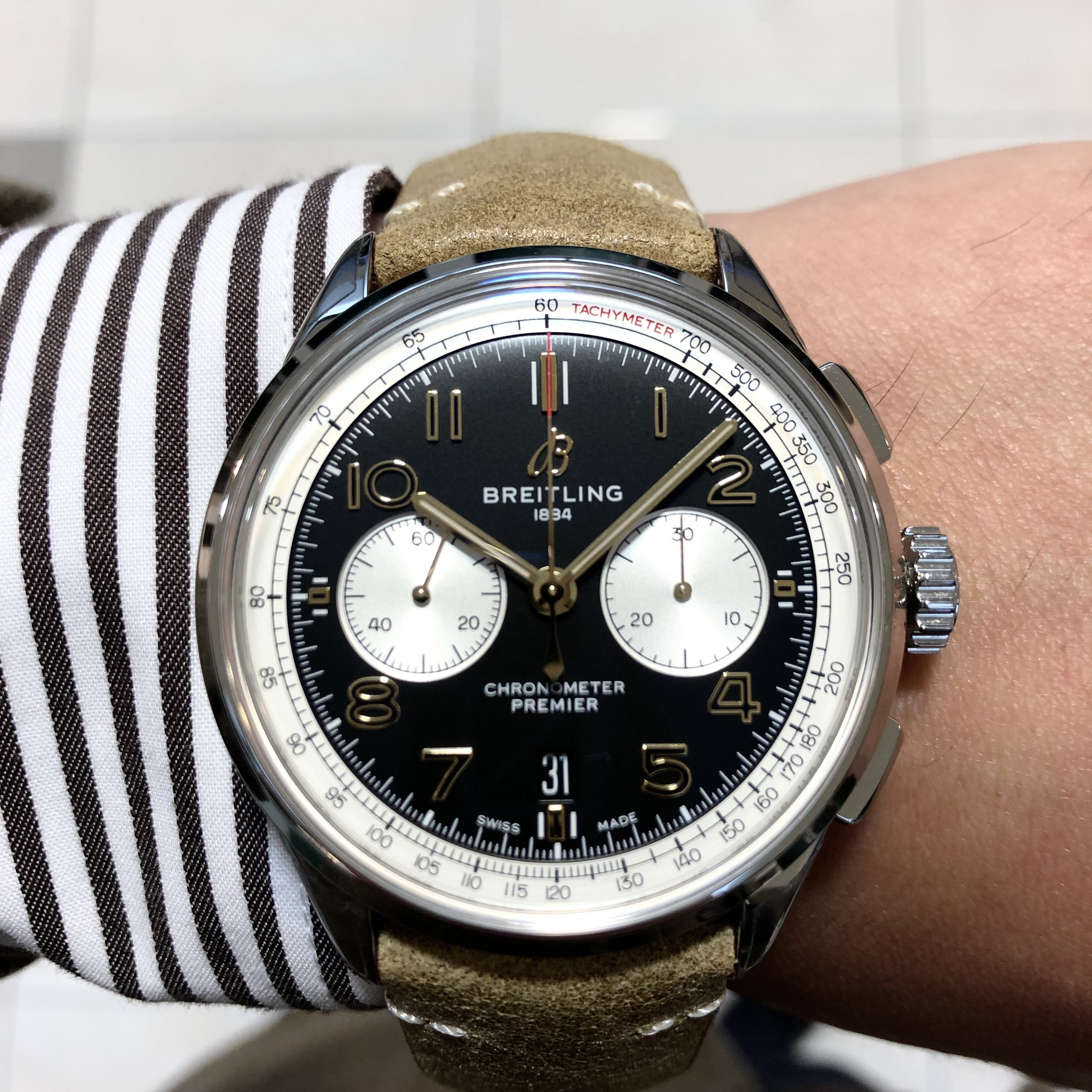 [BREITLING (ブライトリング)正規取り扱い商品]<br />
<br />
プレミエ B01 クロノグラフ 42 ノートン<br />
<br />
Ref.AB0118A21B1X2<br />
<br />
¥1,023,000 (税込)<br />
<br />
 <br />
<br />
もう手に入らない⁉<br />
<br />
[BREITLING (ブライトリング)]<br />
<br />
プレミエ B01 クロノグラフ 42 ノートン<br />
<br />
イギリスの伝説のバイクメーカー「ノートン」との<br />
<br />
パートーナーシップモデルの<br />
<br />
第1弾として発表されたこちらですが、<br />
<br />
大変ヴィンテージの雰囲気もあり、<br />
<br />
アラビアのインデックスがプレミエとの相性も抜群で<br />
<br />
大変かっこいいモデルですが、<br />
<br />
バイクメーカーのノートン自体が実質非稼働状態のようで、<br />
<br />
パートーナーシップも解消され、<br />
<br />
今後、<br />
<br />
ブライトリングは、バイクメーカーとのパートーナーシップは、<br />
<br />
こちらもイギリスの『トライアンフ』と行うと発表を行いました。<br />
<br />
 <br />
<br />
このモデルは、<br />
<br />
製造終了となり、かなりレアなモデルとなります！<br />
<br />
革ベルトもかなりこだわっています。<br />
<br />
バイク好きな方、<br />
<br />
ぜひこのモデルを店頭でご覧ください！！<br />
<br />
 