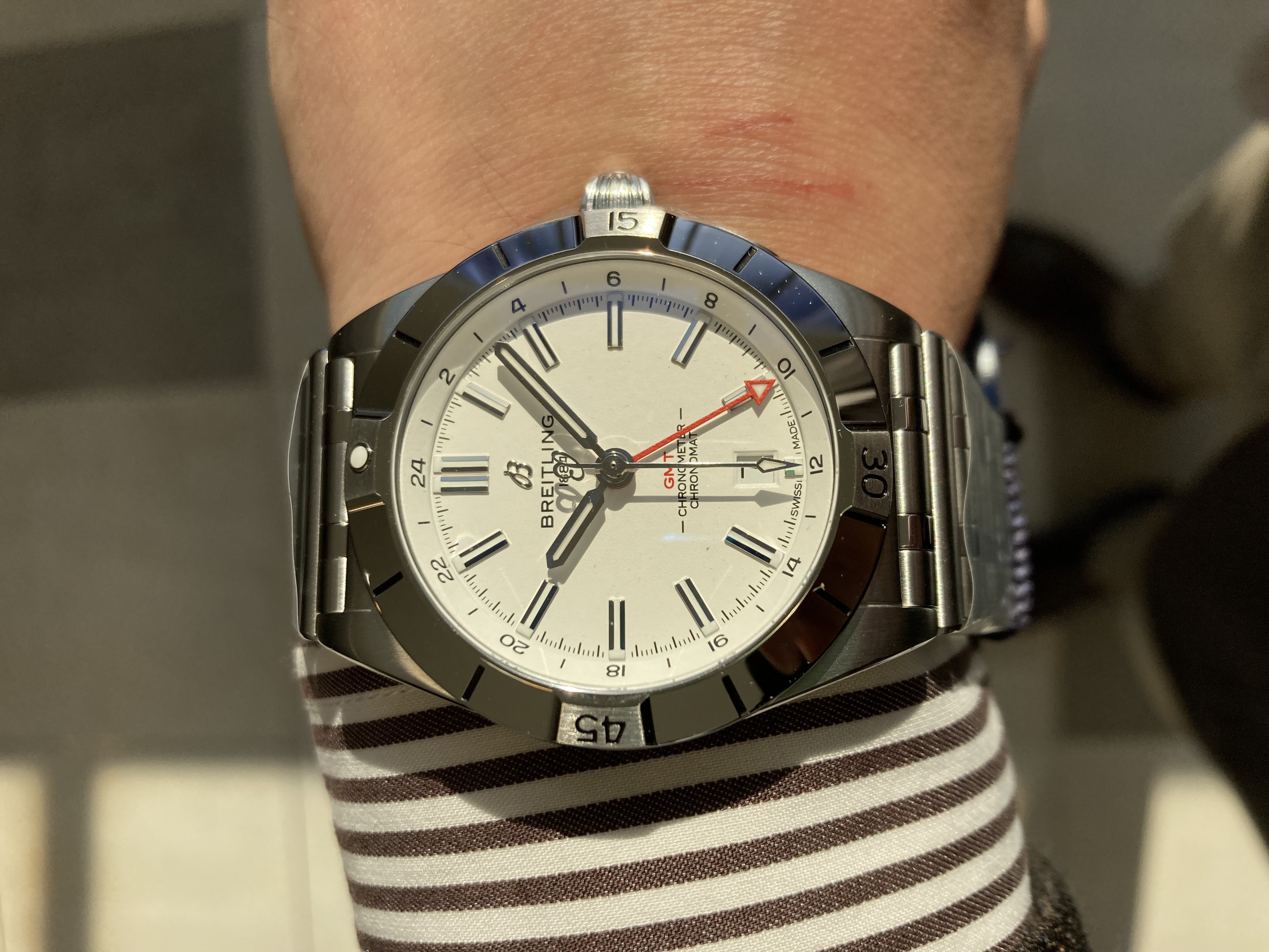 BREITLING<br />
クロノマット オートマチック GMT 40<br />
品番 A32398101A1A1<br />
¥693,000(税込)<br />
【お支払い例】<br />
120回払い<br />
初回14,700円<br />
月々<br />
5,700円×119回<br />
<br />
<br />
<br />
<br />
ブライトリングクロノマット オートマティック GMT 40は、<br />
デュアル タイムゾーン表示やさりげない美しさから、<br />
ブライトリングの旅行者へのオマージュが感じられるモデルです。<br />
<br />
爽やかで美しいホワイトなダイヤルカラーは、<br />
オールステンレススチールケースとブレスレットと相まって、どんなファッションにもマッチします。<br />
<br />
同時に、同系色で統一された24時間目盛りをGMTの赤い針がうまく引き立たせています。<br />
<br />
GMTの複雑機構を駆動するのはブライトリング キャリバー 32。<br />
<br />
その24時間目盛りにより、第2タイムゾーンを追跡し、それが昼か夜かを一目で分かります。<br />
<br />
また、「オニオン型」リューズにより、簡単に調整できます。<br />
<br />
GMT 40はブライトリングの空、陸、海という世界観を超えた多目的スポーツウォッチであり、<br />
200mという驚異的な防水性を備えています。<br />
<br />
GMT 40の実用的なサイズと控えめなスタイルにより、<br />
「どんな状況にも応えるウォッチ」というクロノマットのミッションは、<br />
これまで以上に真実味を帯びています。<br />
<br />
様々な場面でのご使用に耐えうる堅牢性と、<br />
正装にも合うエレガンスを兼備しています。<br />
<br />
時計を旅行に持っていくなら、<br />
そして、<br />
ワールドカップの臨場感を感じながら応援するなら<br />
腕元にぜひこのブライトリングクロノマット オートマチック GMT 40をご用意ください!