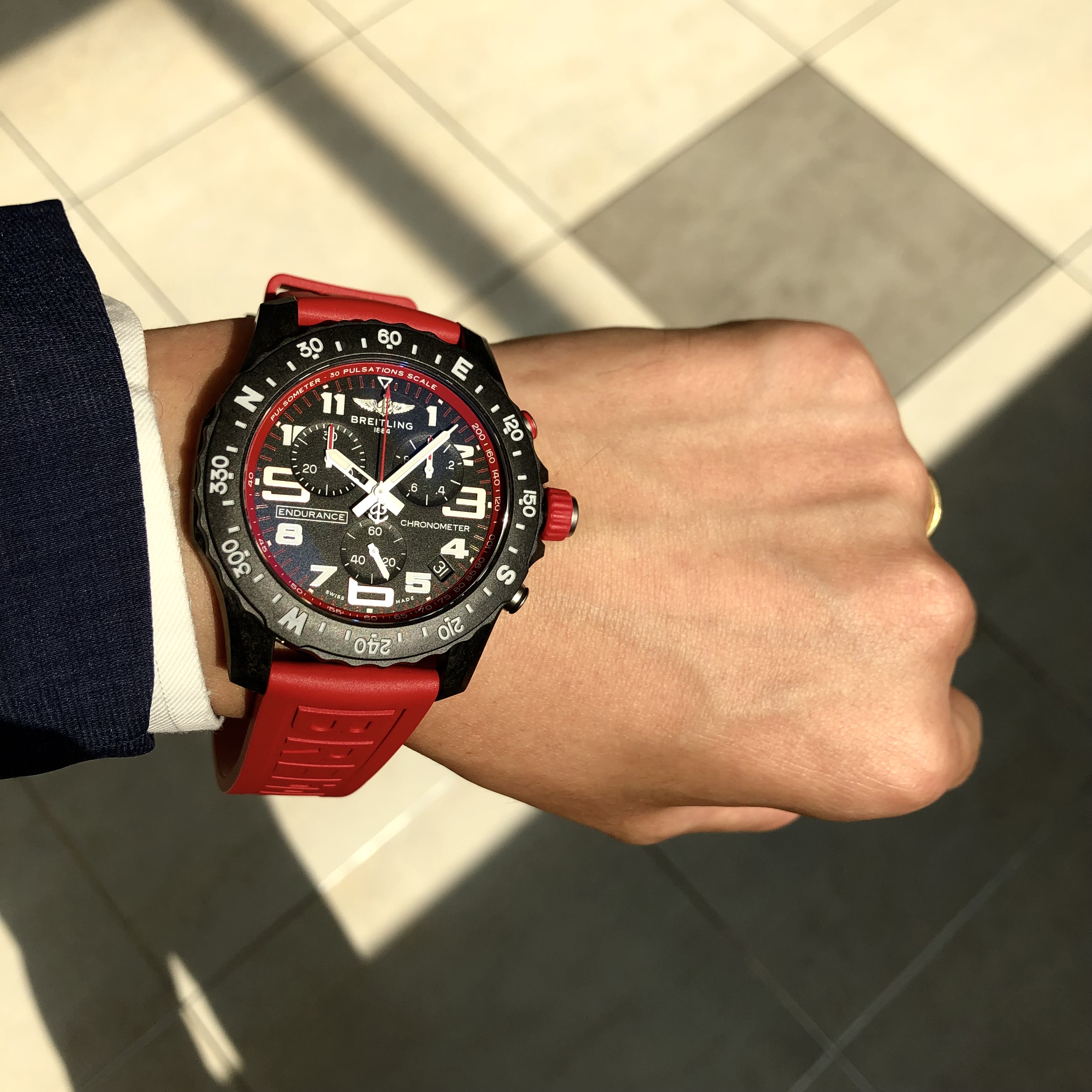 [BREITLING (ブライトリング)正規取り扱い商品]<br />
<br />
エンデュランス プロ<br />
<br />
Ref.X82310D91B1S1<br />
<br />
¥386,100 (税込)<br />
<br />
 <br />
<br />
時計の写真を撮りながら、<br />
<br />
陽射しを浴びていると、<br />
<br />
まだまだ暑い日差しではありますが、<br />
<br />
風が涼しくなってきて、<br />
<br />
もう少ししたら、紅葉が見れるのかな。<br />
<br />
と楽しみな今日この頃です。<br />
<br />
夏にぴったりと思っていましたが、<br />
<br />
まるで燃えるような紅葉のような赤色が<br />
<br />
秋にもぴったりなモデルです！<br />
<br />
スポーツの秋にぴったりな<br />
<br />
スポーティーな<br />
<br />
[BREITLING (ブライトリング)]<br />
<br />
エンデュランス プロ<br />
<br />
ぜひ店頭でご覧ください！