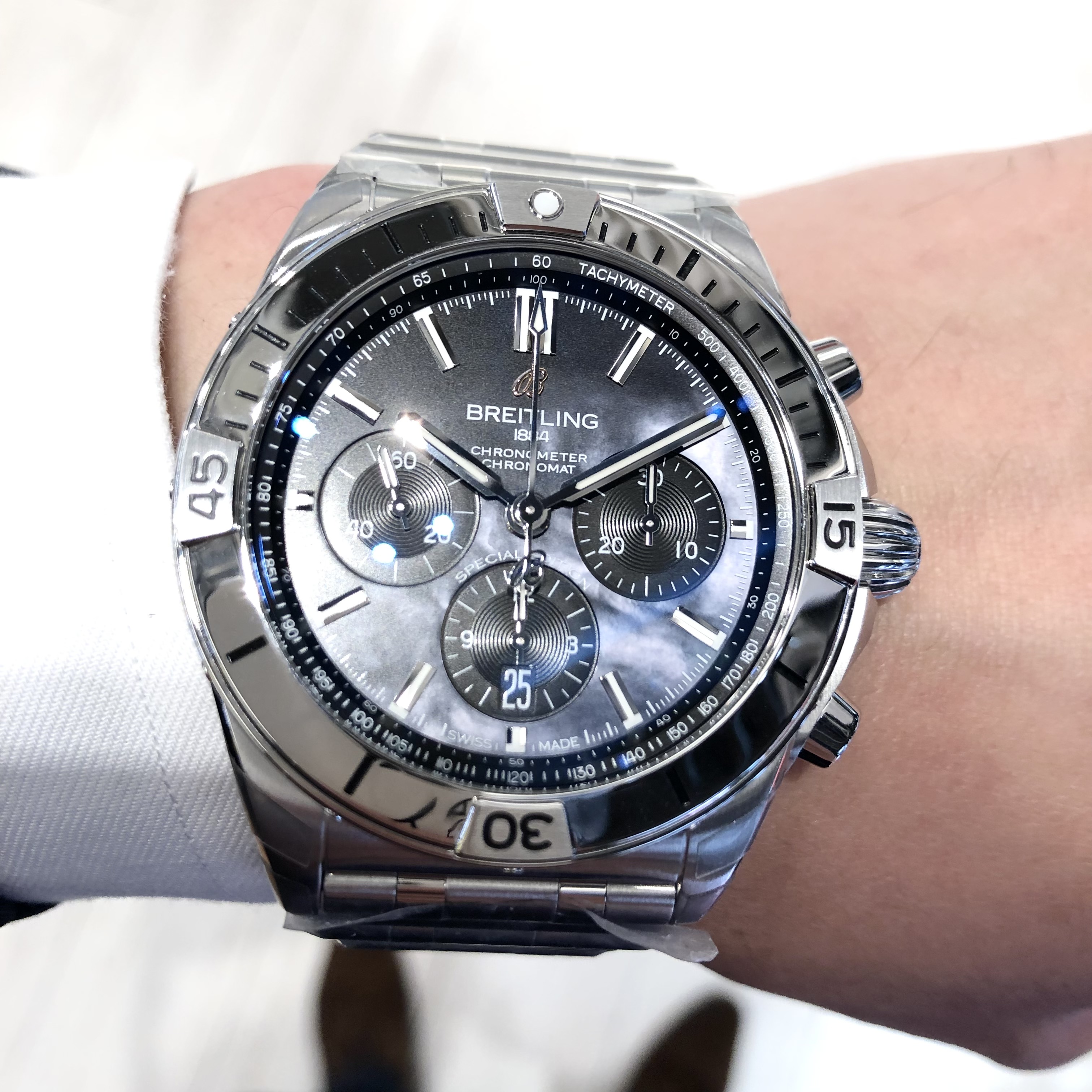 [BREITLING (ブライトリング)正規取り扱い商品]<br />
<br />
クロノマット B01 42 ジャパン エディション<br />
<br />
Ref.AB0134101B3A1<br />
<br />
¥1,166,000 (税込)<br />
<br />
 <br />
<br />
ブライトリングの代表モデル<br />
<br />
クロノマットの日本限定モデルの<br />
<br />
[BREITLING (ブライトリング)正規取り扱い商品]<br />
<br />
クロノマット B01 42 ジャパン エディション。<br />
<br />
天然の貝殻の文字盤である<br />
<br />
マザーオブパール文字盤は、<br />
<br />
太陽光や照明など、<br />
<br />
光が違っても全然見え方や輝き方が違い、<br />
<br />
様々な場面で、様々な表情を魅せてくれる<br />
<br />
素晴らしいモデルです。<br />
<br />
お出かけされたところで、<br />
<br />
どんな表情を魅せてくれるのか？<br />
<br />
色々なところに連れて行きたくなる時計です。<br />
<br />
ぜひまずは、店頭でこの美しさを体感してください！
