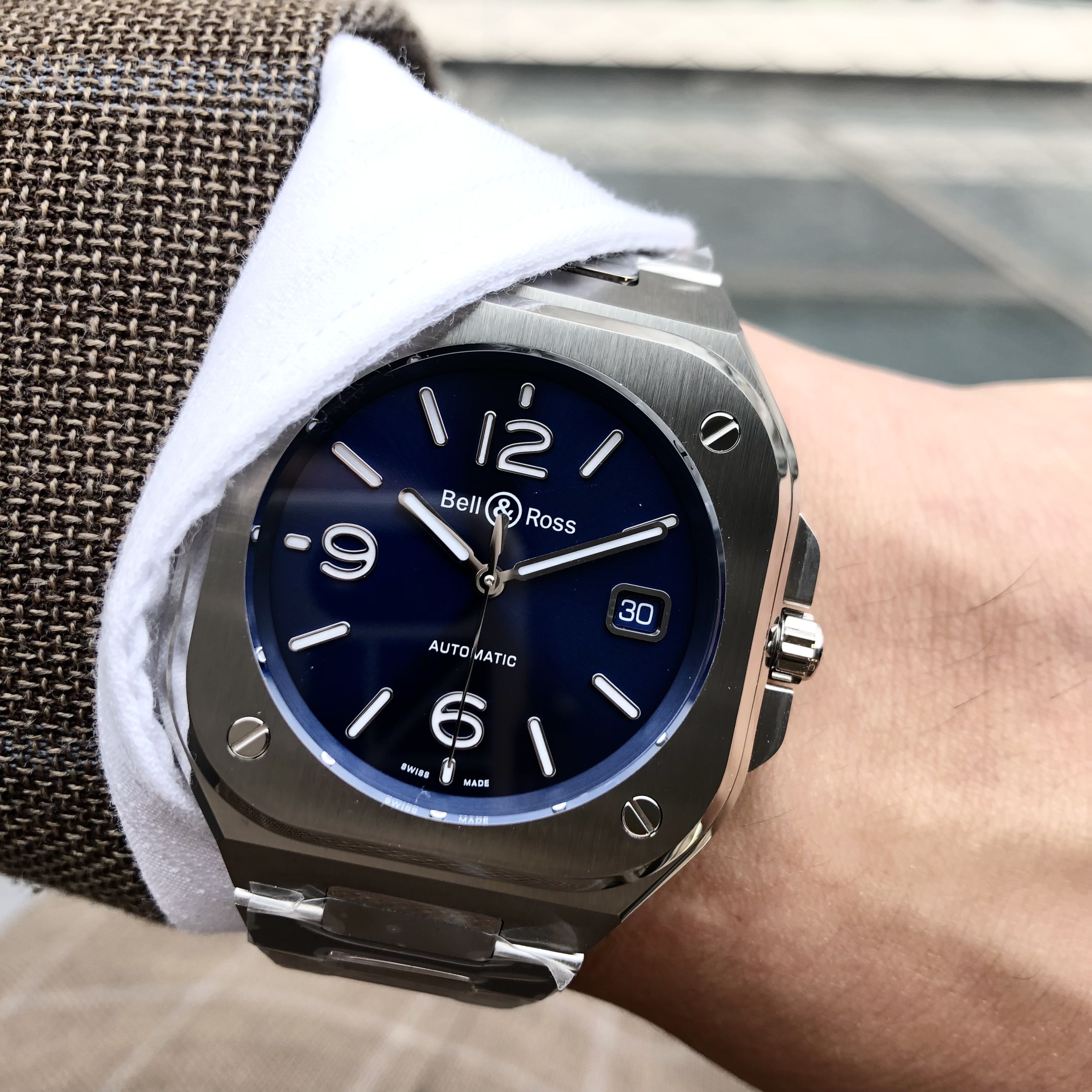 Bell & Ross (ベル＆ロス)正規取り扱い商品]<br />
<br />
BR05A BLUE STEEL<br />
<br />
Ref.BR05A-BLU-ST/SST<br />
<br />
¥605,000 (税込)<br />
<br />
 <br />
<br />
ベル＆ロスBR05シリーズ、<br />
<br />
ここに来て、<br />
<br />
またかなり品薄です！<br />
<br />
大変人気で、<br />
<br />
ベル＆ロスの代表モデルになった<br />
<br />
BR05シリーズですが、<br />
<br />
ブレスレットの製造が遅れているようで、<br />
<br />
入荷がほとんどない状態です！<br />
<br />
気になる方はぜひお早めに店頭でご覧ください。<br />
<br />
 <br />
<br />
個性のあるフォルムに、<br />
<br />
美しいブルーの文字盤の組み合わせは、<br />
<br />
シンプルにしながらも、<br />
<br />
きらっと個性を輝かせたい方におすすめです！<br />
<br />
 