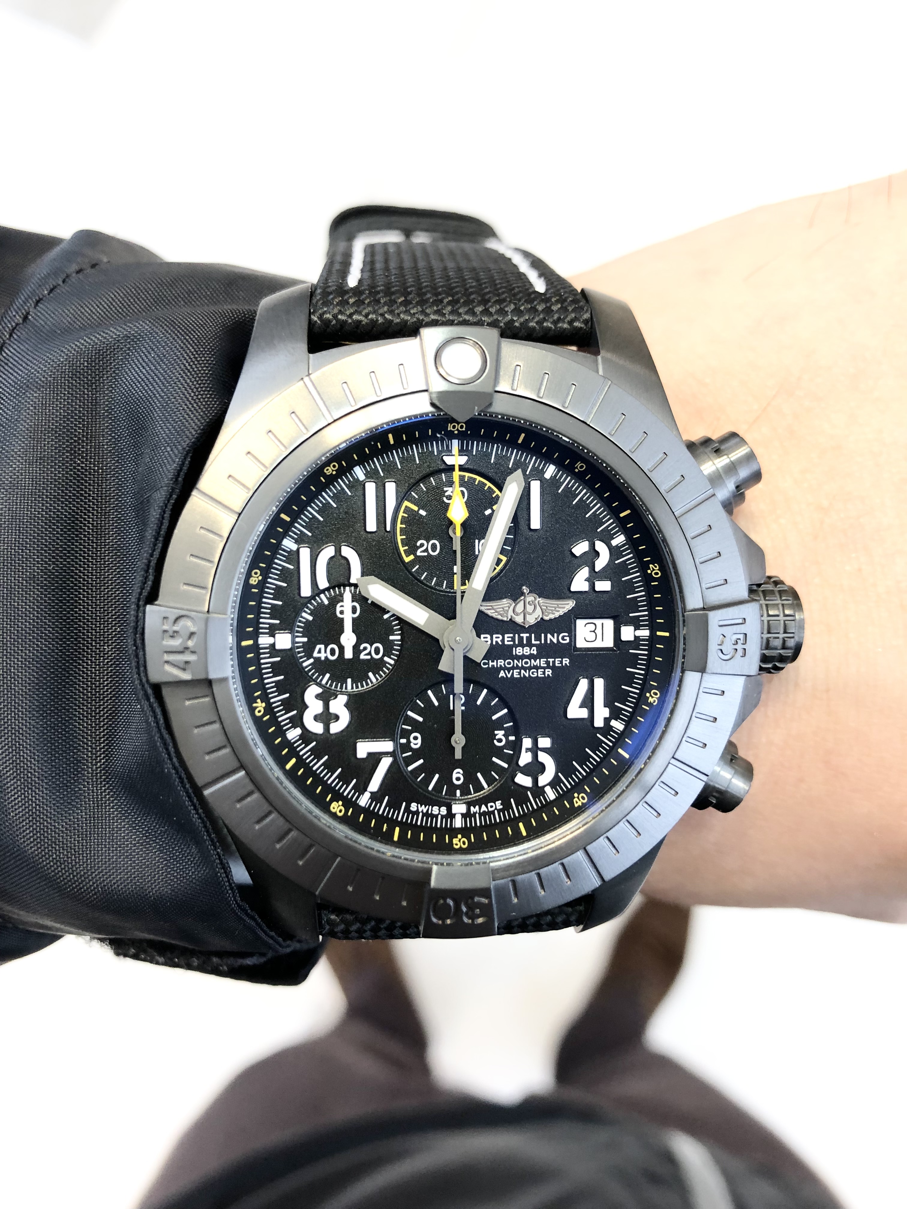 [BREITLING (ブライトリング)正規取り扱い商品]<br />
<br />
アベンジャー クロノグラフ 45 ナイトミッション<br />
<br />
Ref.V13317101B1X1<br />
<br />
¥699,600 (税込)<br />
<br />
 <br />
<br />
ブライトリングアベンジャーの<br />
<br />
武骨さ、男らしさ、<br />
<br />
プロフェッショナルのための計器<br />
<br />
のイメージを色濃く表現した<br />
<br />
アベンジャー クロノグラフ 45 ナイトミッション！<br />
<br />
ブライトイングらしいモデルで大変かっこいいモデルです！<br />
<br />
しかも、<br />
<br />
DLCコーティングチタンを採用していますので、<br />
<br />
重厚なイメージとは違い軽量で、<br />
<br />
着け心地も抜群です！！<br />
<br />
ダークトーンのアウターとの相性も抜群です！<br />
<br />
なかなか入荷の少ないながらも、<br />
<br />
入荷するとすぐに<br />
<br />
お客様の元へと旅立っていく人気モデルです！<br />
<br />
気にある方はぜひ店頭でご覧ください！