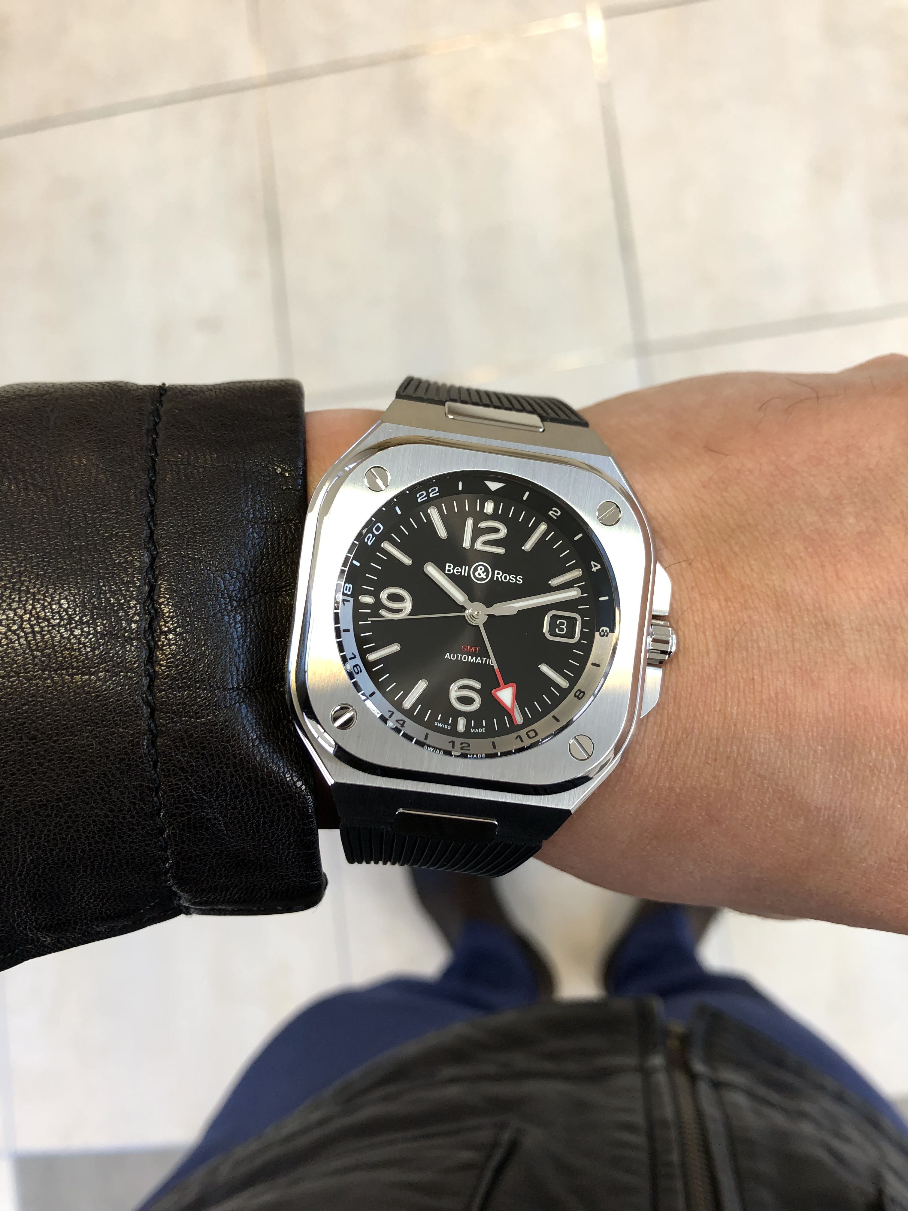 [Bell & Ross (ベル＆ロス)正規取り扱い商品]<br />
<br />
BR 05 GMT<br />
<br />
Ref.BR05G-BL-ST/SRB<br />
<br />
¥566,500 (税込)<br />
<br />
秋冬の装いに人気のレザーのジャケット<br />
<br />
との相性も抜群です！<br />
<br />
ベル＆ロスBR 05 GMT！<br />
<br />
 <br />
<br />
シンプルで高級感のあるデザインに、<br />
<br />
海外の時間帯を設定すれば、<br />
<br />
日本の時間と、もう一つの国の時間が同時に分かる<br />
<br />
GMTの針が赤色になっており、<br />
<br />
アクセントになってくれます。<br />
<br />
ラバーベルトもブラックですので、<br />
<br />
カジュアルになりすぎず、<br />
<br />
落ち着いた印象でかっこいです！<br />
<br />
サイズも41㎜と腕に収まりの良いサイズ感ですので、<br />
<br />
レザージャケットの様に、<br />
<br />
袖口が細い上着でも相性が良いです！！<br />
<br />
ぜひ店頭でご覧ください！<br />
<br />
みなさまのご来店心よりお待ちしております！