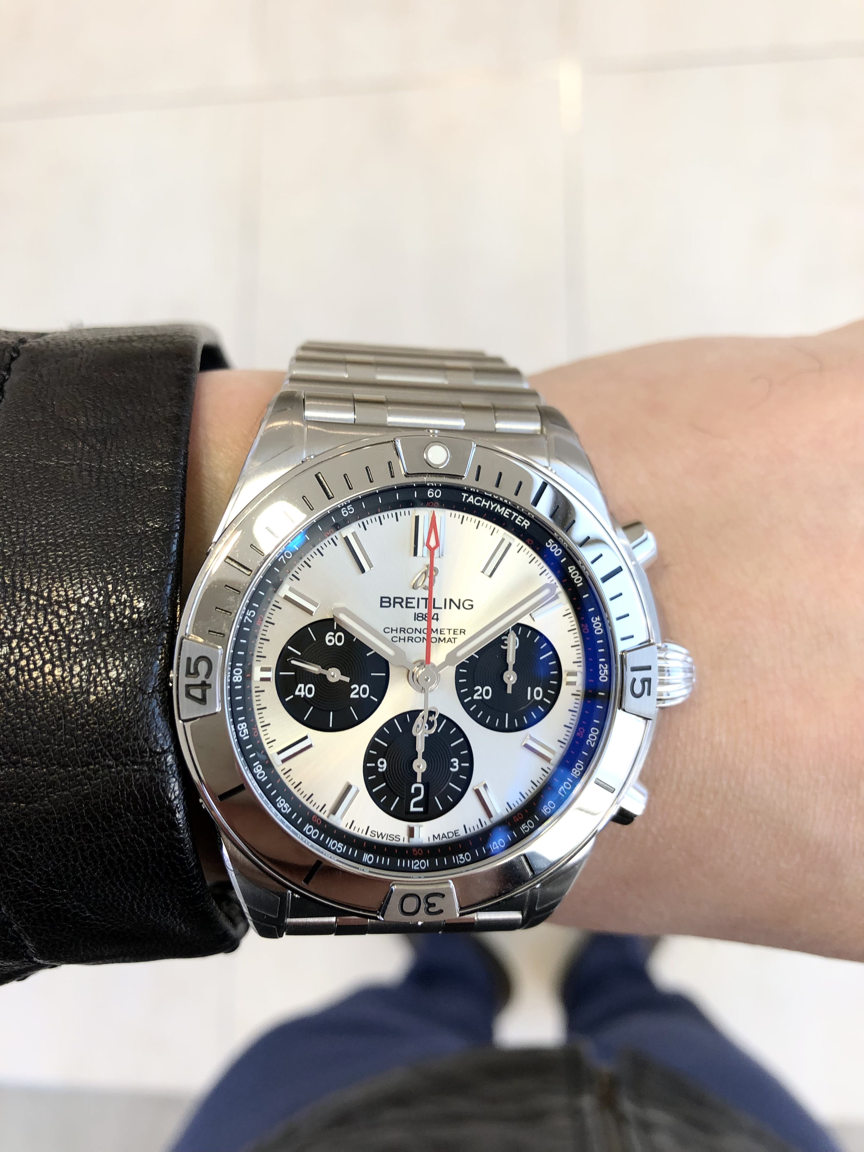 [BREITLING (ブライトリング)正規取り扱い商品]<br />
<br />
クロノマットB01クロノグラフ42<br />
<br />
Ref.AB0134101G1A1<br />
<br />
¥979,000 (税込)<br />
<br />
ブライトリングのビジュアルで、<br />
<br />
ブラッドピットが着用しているこちらのカラーリングの<br />
<br />
ブライトリングクロノマットB01クロノグラフ42。<br />
<br />
メタリックなシルバーの文字盤が、<br />
<br />
高級感を演出してくれるとともに、<br />
<br />
フォーマルにも、<br />
<br />
武骨なレザーなどのスタイルにも大変相性の良いモデルです。<br />
<br />
ブラッドピットさんの着こなしのように、<br />
<br />
飾り気がなく、<br />
<br />
男らしいスタイルに、<br />
<br />
腕元はさりげなくブライトリング。<br />
<br />
というスタイリング。<br />
<br />
大変かっこいいです。<br />
<br />
ぜひみなさまも実物をご覧に店頭にお越しください。<br />
<br />
お待ちしております。