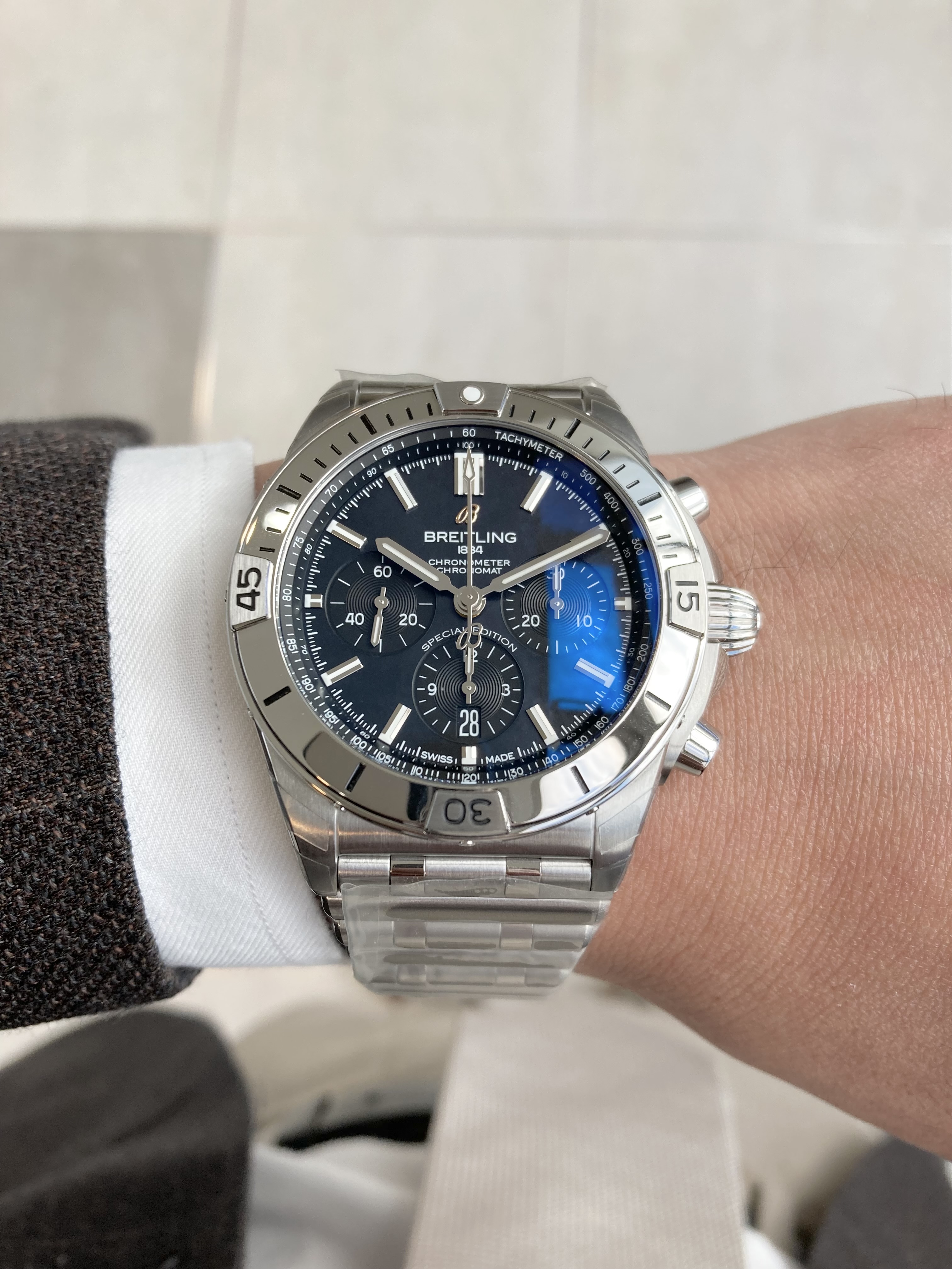 [BREITLING (ブライトリング)正規取り扱い商品]<br />
<br />
クロノマット B01 42 ジャパン エディション<br />
<br />
Ref.AB0134101B3A1<br />
<br />
¥1,166,000 (税込)<br />
<br />
見れば見るほど魅力的な<br />
<br />
ブライトリングクロノマット B01 42 ジャパン エディション。<br />
<br />
ブライトリングの立ち位置では、<br />
<br />
現在、全方位型オールマイティな位置づけになっているクロノマット。<br />
<br />
その位置づけ通り、<br />
<br />
カジュアルも良し、<br />
<br />
フォーマルも良しなどこに着けて言っても恥ずかしくない。<br />
<br />
素晴らしいモデルです。<br />
<br />
しかしながら、<br />
<br />
やっぱり生まれはパイロットウォッチ！<br />
<br />
高い視認性。<br />
<br />
そのためにデザインされたバーインデックス。<br />
<br />
そして無反射コーティングを施したサファイヤクリスタル。<br />
<br />
任務についている際に、<br />
<br />
邪魔にならないように考えられた着け心地の良いルーローブレスレット。<br />
<br />
そして、<br />
<br />
日本のためにデザインされたマザーオブパールの美しい文字盤。<br />
<br />
ぜひ店頭でご覧ください！