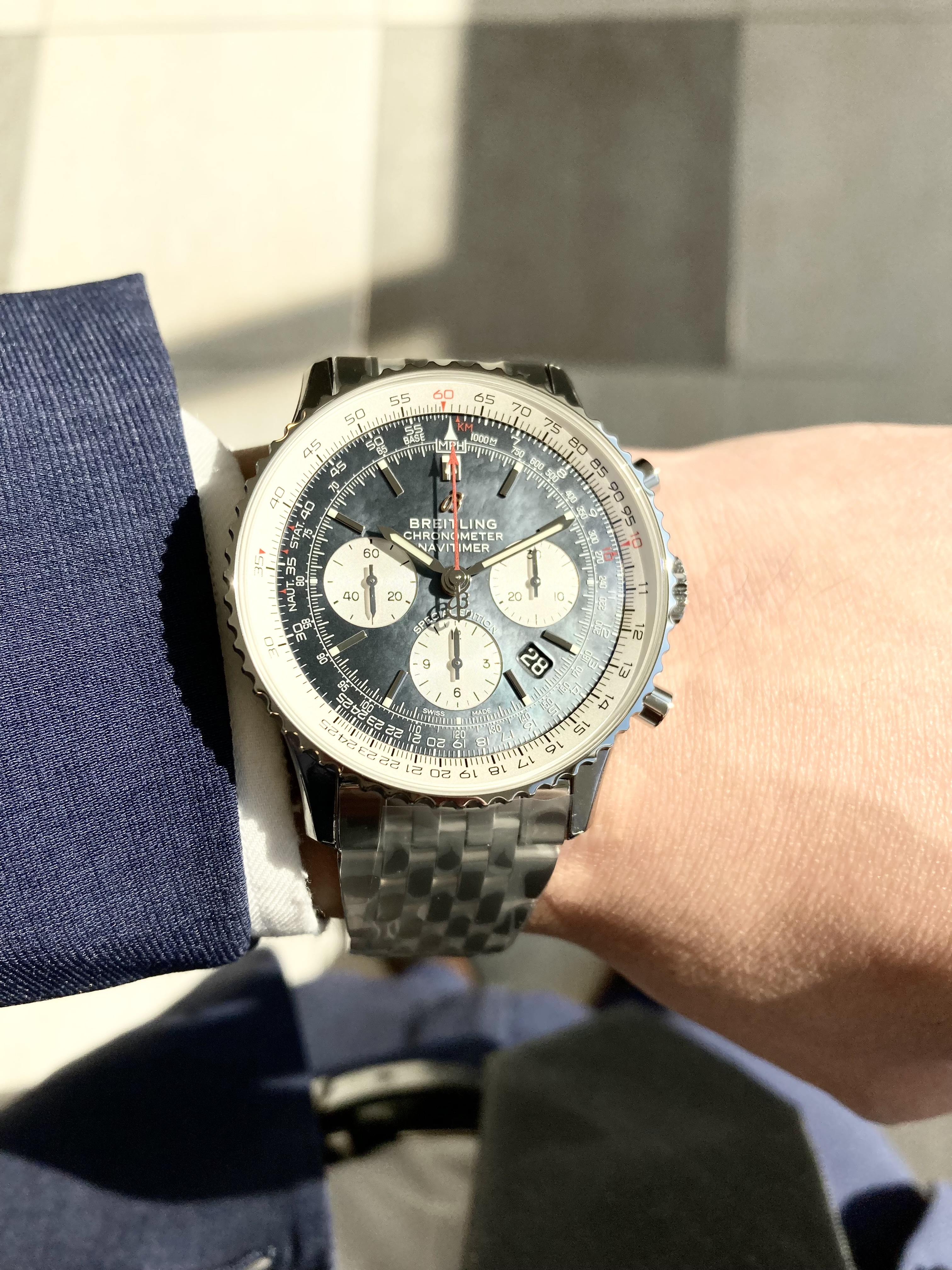 [BREITLING (ブライトリング)正規取り扱い商品]<br />
<br />
【日本特別モデル】<br />
<br />
ナビタイマー B01 クロノグラフ 43 スペシャル エディション<br />
<br />
Ref.AB0121211B3A1<br />
<br />
¥1,254,000 (税込)<br />
<br />
 <br />
<br />
パール文字盤が大変美しい<br />
<br />
ブライトリング<br />
<br />
ナビタイマー B01 クロノグラフ 43 スペシャル エディション。<br />
<br />
なんともう残りわずかになっています！<br />
<br />
インダイヤルがホワイトのこのモデルは、<br />
<br />
ナビタイマーらしさあり！<br />
<br />
パールの美しさあり！<br />
<br />
爽やかさあり！<br />
<br />
で女性からの評判も大変良いモデルです！<br />
<br />
ぜひ店頭でご覧ください！