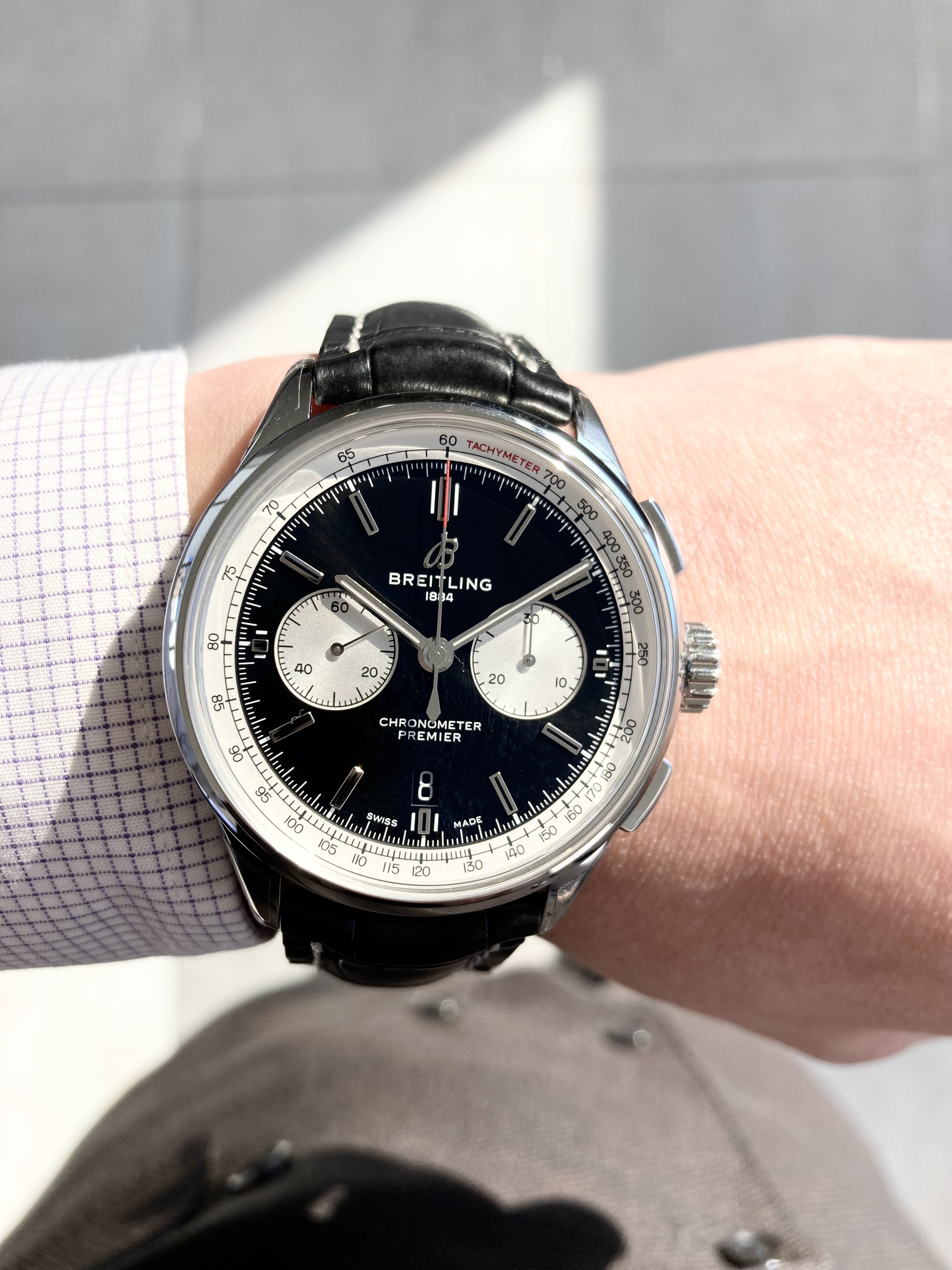 [BREITLING (ブライトリング)正規取り扱い商品]<br />
<br />
プレミエ B01 クロノグラフ 42<br />
<br />
Ref.AB0118371B1P2<br />
<br />
¥957,000 (税込)<br />
<br />
こんなにシンプルで、<br />
<br />
クラシックなプレミエにぴったりな文字盤カラーですが、<br />
<br />
プレミエが発表された当時には、<br />
<br />
展開がなく、<br />
<br />
追加で登場した文字盤カラーです。<br />
<br />
自社ムーブメント搭載ながらも、<br />
<br />
クラシックな2カウンタークロノグラフが、<br />
<br />
文字盤のコントラストで良く分かり、<br />
<br />
クロノグラフ好きにはたまらんないデザインです。<br />
<br />
ぜひ店頭でご覧ください！