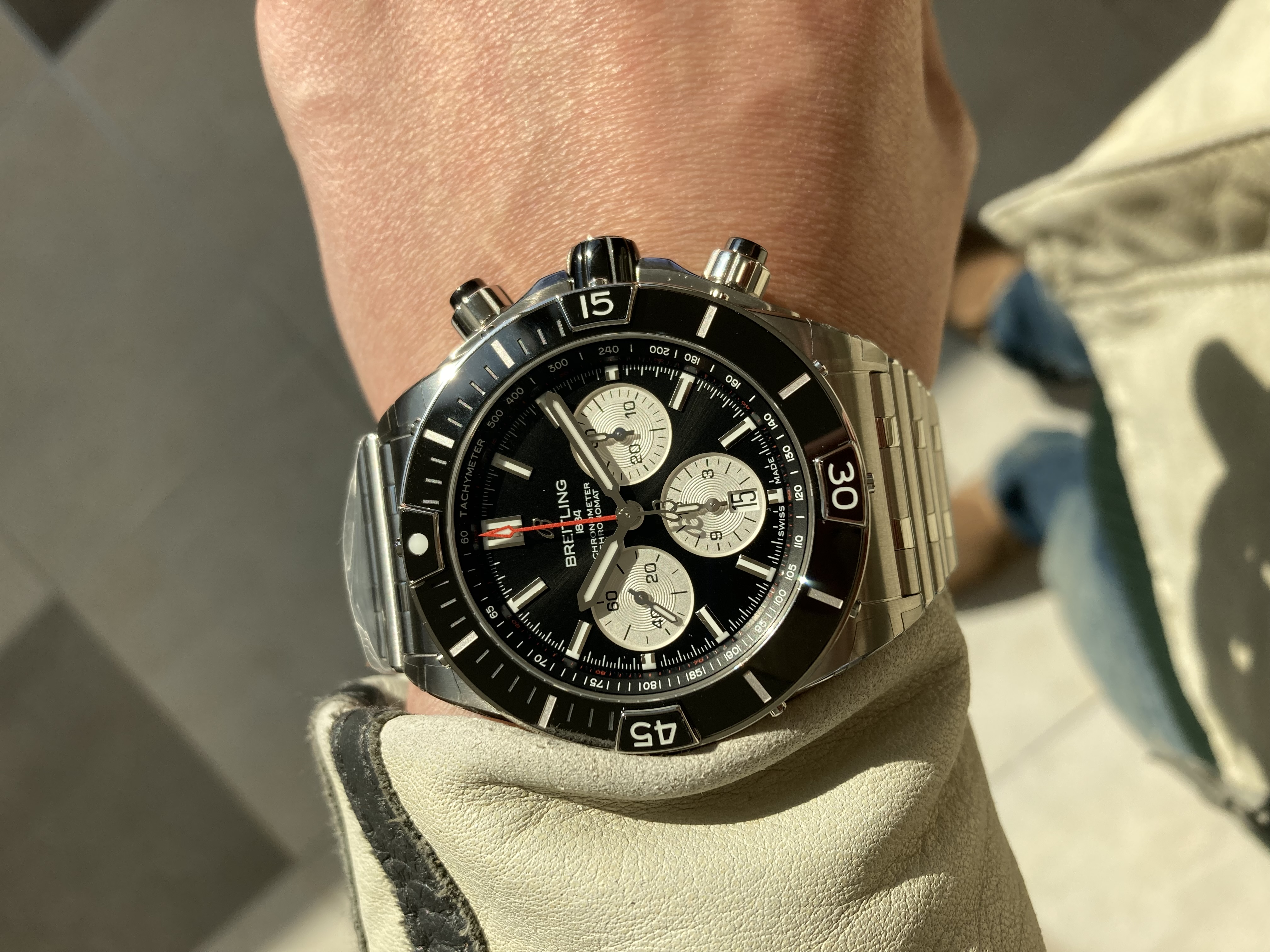 [BREITLING (ブライトリング)正規取り扱い商品]<br />
<br />
スーパー クロノマット B01 44<br />
<br />
Ref.AB0136251B1A1<br />
<br />
¥1,067,000 (税込)<br />
<br />
 <br />
<br />
ブライトリングらしい武骨な雰囲気が<br />
<br />
人気の44mmサイズの<br />
<br />
スーパー クロノマット B01 44。<br />
<br />
男らしいレザージャケットもスタイルにも<br />
<br />
大変ぴったりなモデルが<br />
<br />
このブライトリングスーパー クロノマット B01 44です！<br />
<br />
高級感をしっかりと感じることが出来て、<br />
<br />
男らしさ、<br />
<br />
武骨さを感じる高級時計はなかなかないと思います。<br />
<br />
ファッションに関しても、<br />
<br />
レザーや、<br />
<br />
男らしい雰囲気を感じるものが好きな方には、<br />
<br />
大変おすすめです！<br />
<br />
ぜひ店頭でご覧ください！