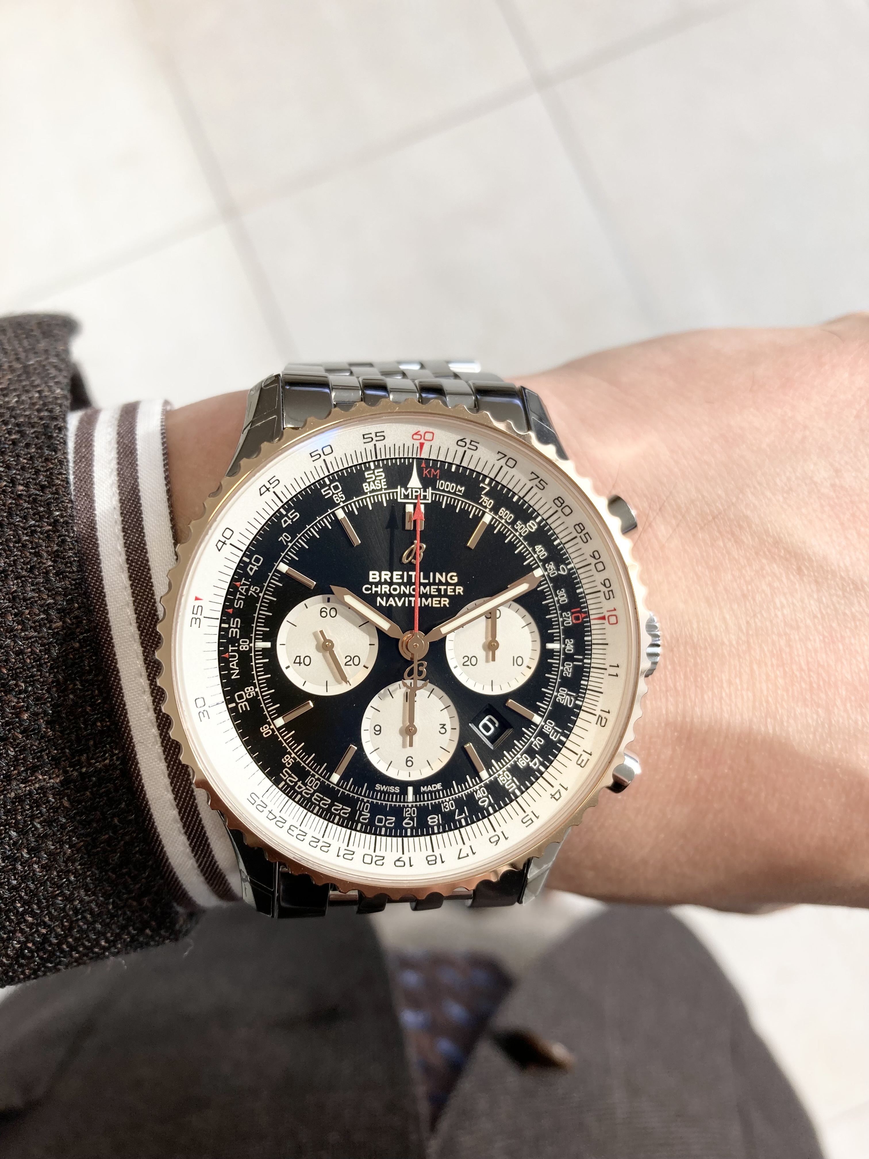 [BREITLING (ブライトリング)正規取り扱い商品]<br />
<br />
ナビタイマー1 B01クロノグラフ46<br />
<br />
Ref.UB0127211B1A1<br />
<br />
¥1,353,000 (税込)<br />
<br />
 <br />
<br />
個人的に、<br />
<br />
A.M.Iのカタログページや、<br />
<br />
ブライトリングのホームページの商品の正面写真<br />
<br />
をご覧頂くより、<br />
<br />
実際の商品をご覧頂いた方が、<br />
<br />
かっこいい！<br />
<br />
と自信を持って言えるモデルのトップ５です！<br />
<br />
ベゼルゴールドは、<br />
<br />
意外と派手ではなく、<br />
<br />
光の加減では、<br />
<br />
ステンレスベゼルと間違える方もいらっしゃるくらいです。<br />
<br />
しかしながら、<br />
<br />
やはりゴールドを使用していますので、<br />
<br />
光が綺麗に当たった時のラグジュアリー感は、<br />
<br />
格別です。<br />
<br />
また、<br />
<br />
46㎜というサイズ感も迫力があって、<br />
<br />
かっこいいです！<br />
<br />
ヨーロッパや、アメリカでは人気のあるサイズ感です！<br />
<br />
ぜひ店頭で実物をご覧ください！<br />
<br />
ご来店お待ちしております！