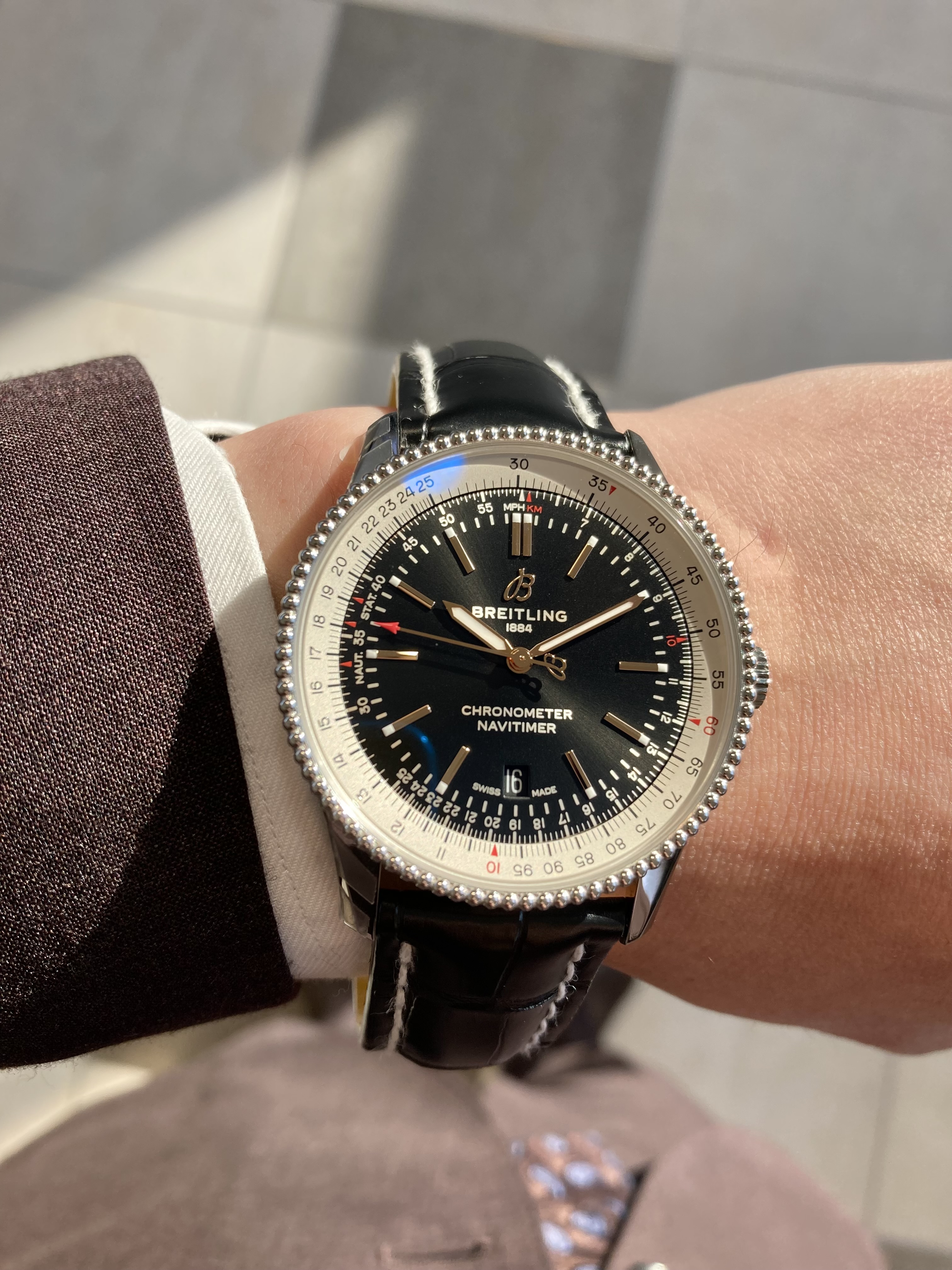 [BREITLING (ブライトリング)正規取り扱い商品]<br />
<br />
ナビタイマー1 オートマチック 41<br />
<br />
Ref.A164B-1WAA<br />
<br />
¥506,000 (税込)<br />
<br />
ご存知の方が意外と少ないかもしれませんが、<br />
<br />
このカラーリングの<br />
<br />
ブライトリングナビタイマー1 オートマチック 41、<br />
<br />
デザインの仕様変更に伴い、<br />
<br />
生産終了になっており、<br />
<br />
ご用意があるだけとなっております！！<br />
<br />
黒文字盤で、<br />
<br />
回転計算尺が白色になっている<br />
<br />
大変ナビタイマーらしいカラーリングに、<br />
<br />
ノンクロノグラフなので、<br />
<br />
シンプルで使いやすいデザインです！<br />
<br />
これが欲しい！！<br />
<br />
という方は、ぜひお急ぎください！！<br />
<br />
ご来店ください！