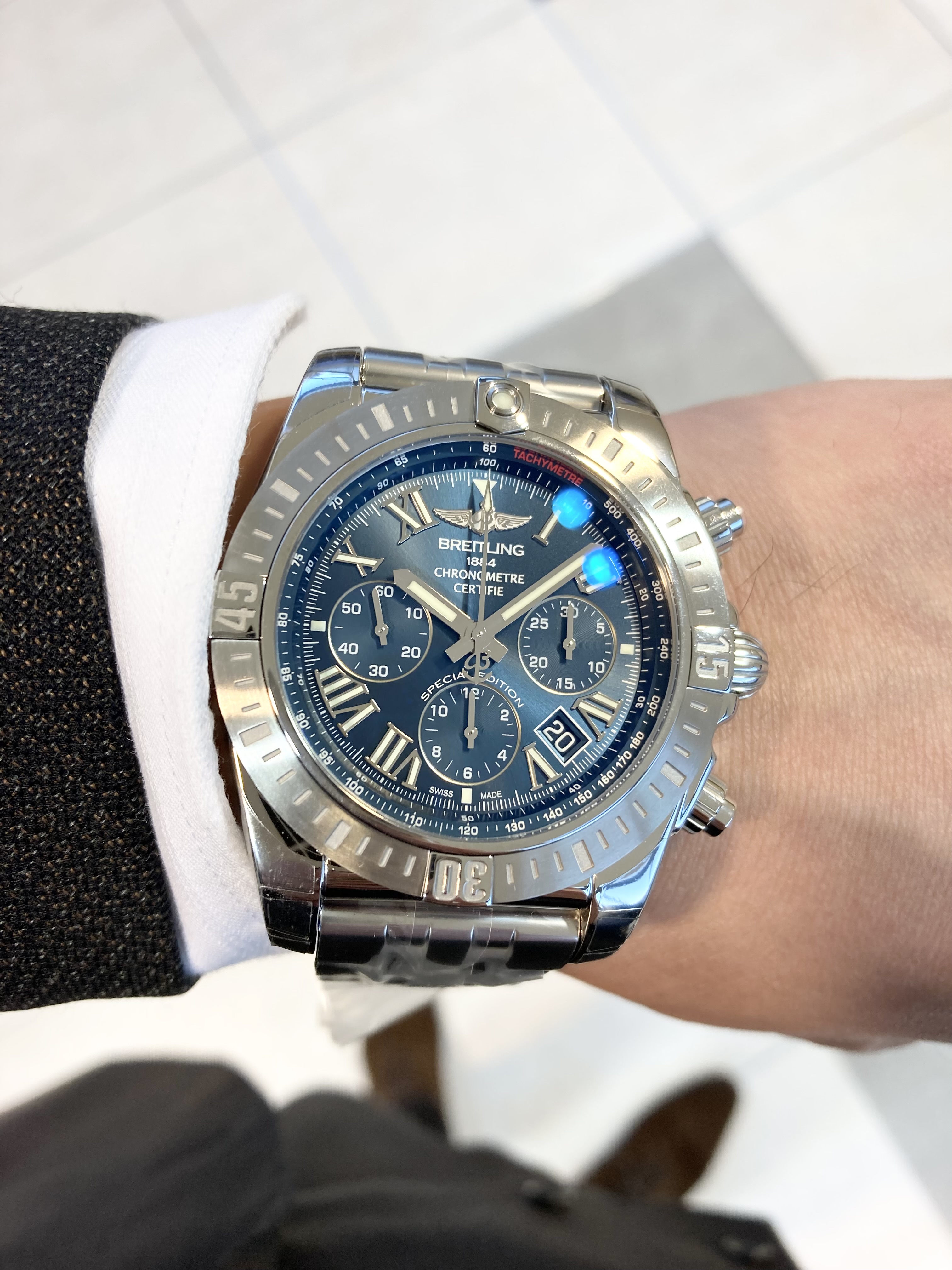 [BREITLING (ブライトリング)正規取り扱い商品]<br />
<br />
【日本限定】クロノマットJSP ローマン インデックス<br />
<br />
Ref.AB0115111C2A1<br />
<br />
¥968,000 (税込)<br />
<br />
大変残り少なくなってきた<br />
<br />
ブライトリングクロノマットJSP。<br />
<br />
その中でも大変生産数の少ない<br />
<br />
ブルー文字盤のモデルです。<br />
<br />
ブライトリングのホームページなどの正面写真よりも、<br />
<br />
艶があり、<br />
<br />
美しい文字盤です。<br />
<br />
海と空と結びつきの強いブライトリング。<br />
<br />
海と空を連想させるブルー文字盤が採用されているモデルは、<br />
<br />
美しいモデルが多いです。<br />
<br />
ぜひ店頭でご覧ください！