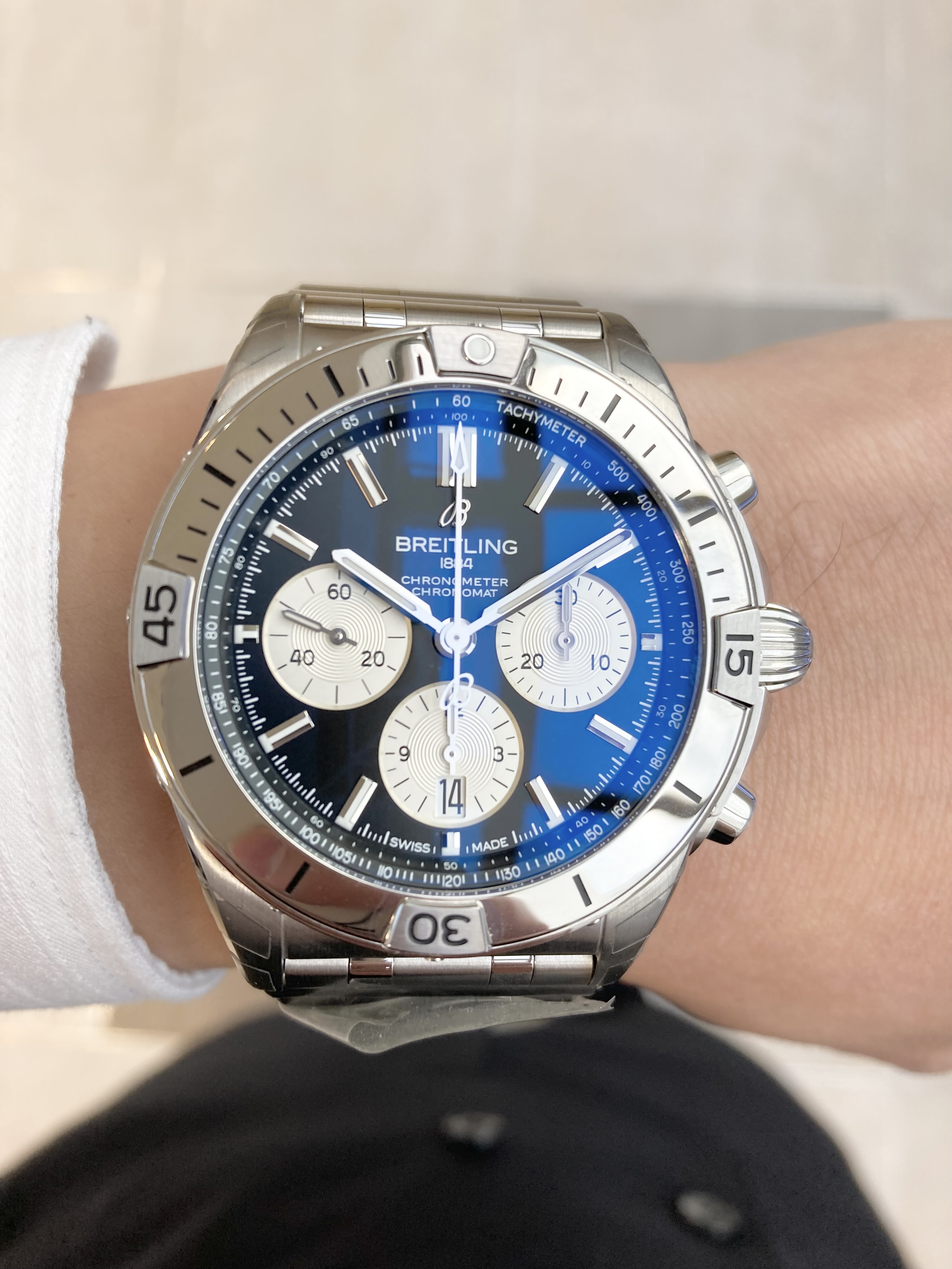 [BREITLING (ブライトリング)正規取り扱い商品]<br />
<br />
クロノマットB01クロノグラフ42<br />
<br />
Ref.AB0134101B1A1<br />
<br />
¥979,000 (税込)<br />
<br />
大晦日！<br />
<br />
ブライトリングフェア本日最終日です！！<br />
<br />
ぜひみなさまブライトリングを手に入れて、<br />
<br />
良い年越しをお迎えください！<br />
<br />
A.M.I名古屋パルコ店は18時までのとなります！<br />
<br />
ブライトリングフェア開催です！<br />
<br />
ブライトリングの代表モデルのクロノマットの中でも、<br />
<br />
パイロットウォッチらしい<br />
<br />
はっきりした色合いのブラック文字盤のカラーリングは、<br />
<br />
まさにブライトリングらしいモデルです！<br />
<br />
ブライトリングらしさと、<br />
<br />
はっきりとすっきりしたデザインで、<br />
<br />
長く使用するのにぴったりなモデルです。<br />
<br />
この黒文字盤は赤針タイプは、<br />
<br />
日本にはなかなか入荷していないモデルです。<br />
<br />
気になる方はぜひご来店ください！