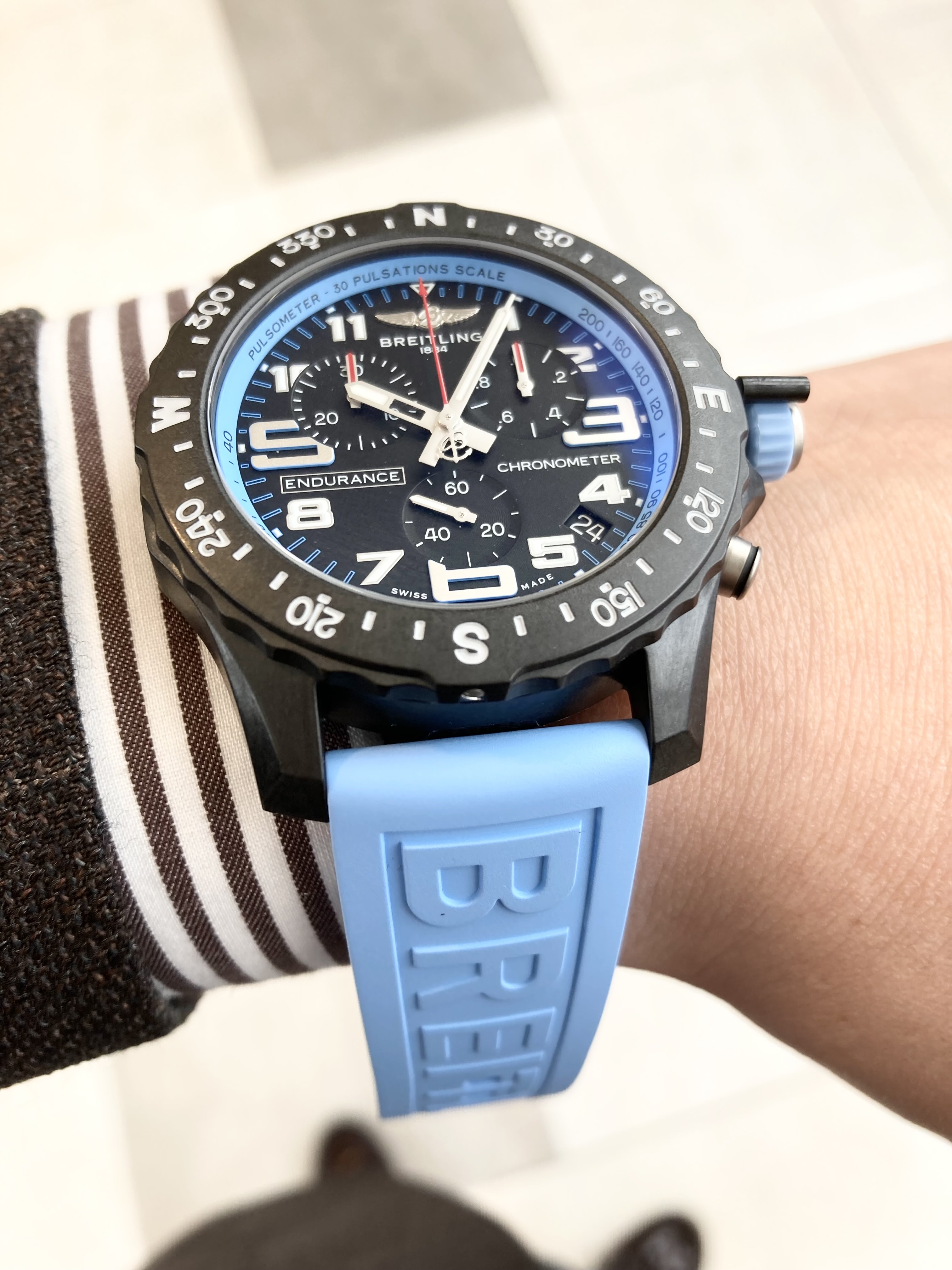 [BREITLING (ブライトリング)正規取り扱い商品]<br />
<br />
エンデュランス プロ<br />
<br />
Ref.X82310281B1S1<br />
<br />
¥386,100 (税込)<br />
<br />
おはようございます。<br />
<br />
名古屋でも、雪が降り、<br />
<br />
街も雪化粧となりました。<br />
<br />
年末に向け、大変冬らしい冬になってきましたね！<br />
<br />
体には気をつけながら、<br />
<br />
ぜひ冬を満喫しましょう！<br />
<br />
そんな今日は、<br />
<br />
凛とした冬の空気のように爽やかで、<br />
<br />
しかも、<br />
<br />
かわいらしいカラーリングのモデルをご紹介です！<br />
<br />
時計ではなかなか見かけないカラーリングで、<br />
<br />
着けこなすレベルは高いかもしれませんが、<br />
<br />
これを着けこなした際には、<br />
<br />
まわりの方から賞賛の声を頂く事間違いなしです！<br />
<br />
男性も女性にも着けて頂きたいモデルです！<br />
<br />
ぜひ店頭でご覧ください！