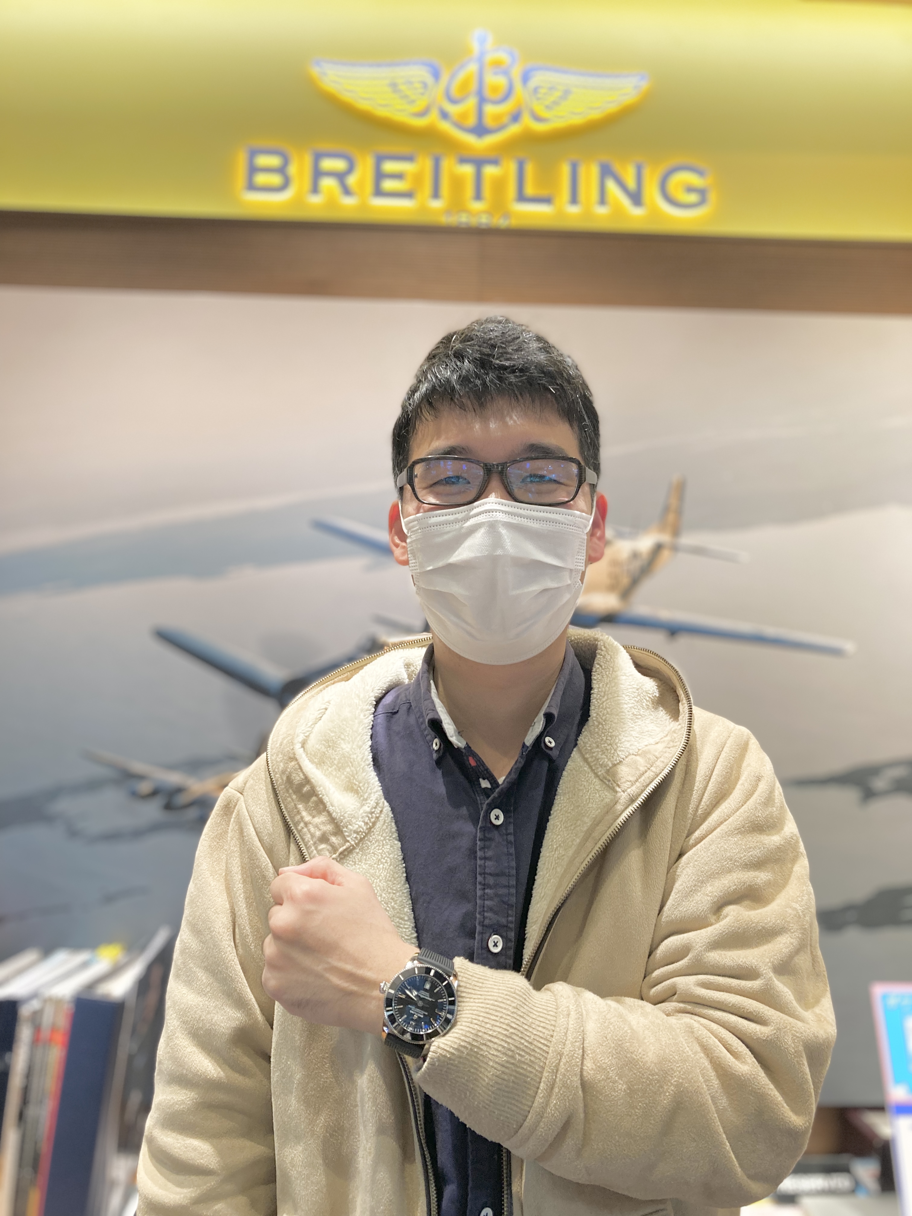 [BREITLING (ブライトリング)正規取り扱い商品]<br />
<br />
スーパーオーシャン ヘリテージ II 46<br />
<br />
Ref.AB2020121B1S1<br />
<br />
をご購入頂きました！<br />
<br />
ありがとうございます！<br />
<br />
色々なお時計をお持ちで<br />
<br />
そのコレクションを引き続き、愛用しながら、<br />
<br />
加えるコレクションとしてお選び頂いました！<br />
<br />
大きめの時計をお持ちでなく、<br />
<br />
今回は大きめでお探しでしたので、<br />
<br />
ブライトリングスーパーオーシャン ヘリテージ II 46<br />
<br />
をお選び頂きました！<br />
<br />
 <br />
<br />
46㎜という時計の中では、<br />
<br />
大きめのサイズにも関わらず、<br />
<br />
しっかりクラシックな雰囲気がありながら、<br />
<br />
高級感も損なわないところが、<br />
<br />
さすがブライトリングです！<br />
<br />
大変良くお似合いでした！<br />
<br />
末永くご愛用ください！