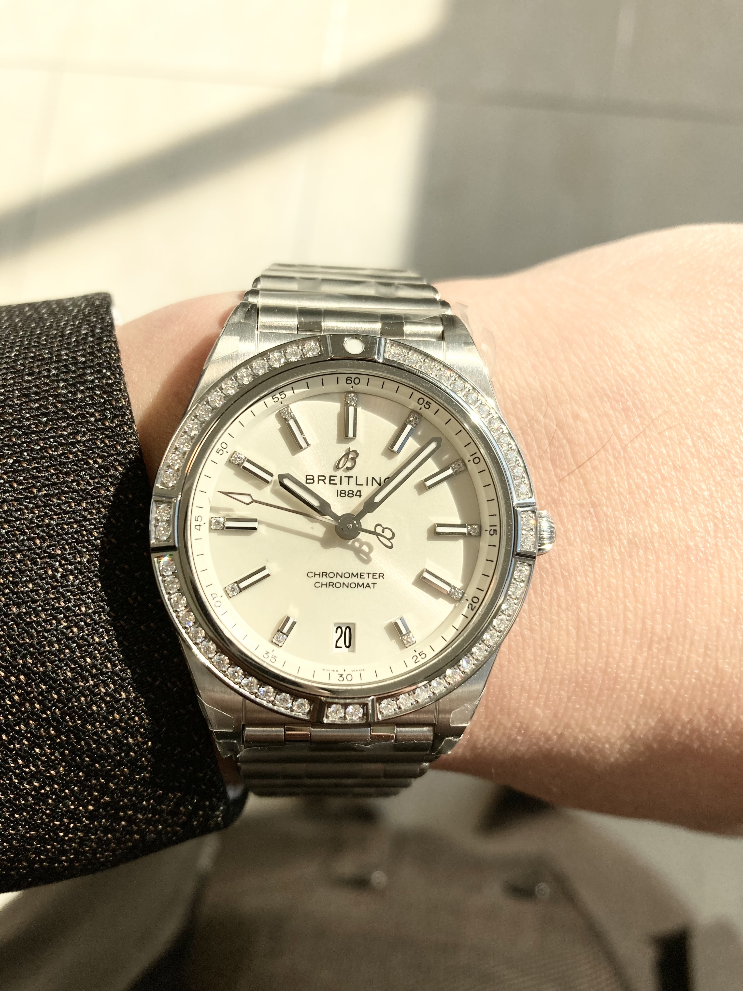 <br />
BREITLING<br />
クロノマット オートマチック 36<br />
品番 A10380591A1A1<br />
¥1,045,000(税込)<br />
<br />
スタイリッシュでありながらエレガントなクロノマットオートマチック 36は、<br />
<br />
モダンでレトロな雰囲気を併せ持ち、<br />
<br />
どんなシーンにも合うスポーティーでシックな時計です。<br />
<br />
ブライトリングのアイコニックで<br />
着け心地のいいバタフライクラスプ付きの「ルーロー」ブレスレットを備えた<br />
クロノマットオートマチック 36は、<br />
COSC認定のクロノメーターのブライトリングキャリバー10を搭載しています。<br />
<br />
最近の腕時計のレディースモデルは大きく、<br />
メンズモデルは小さくなってきています。<br />
<br />
さらに言えば、<br />
最近は、メンズ、レディースという括りさえ、<br />
必要ないのだと思います。<br />
<br />
男性が着けても美しく、<br />
女性が着けてもかっこいいモデルです。<br />
<br />
ぜひ店頭でご覧ください!