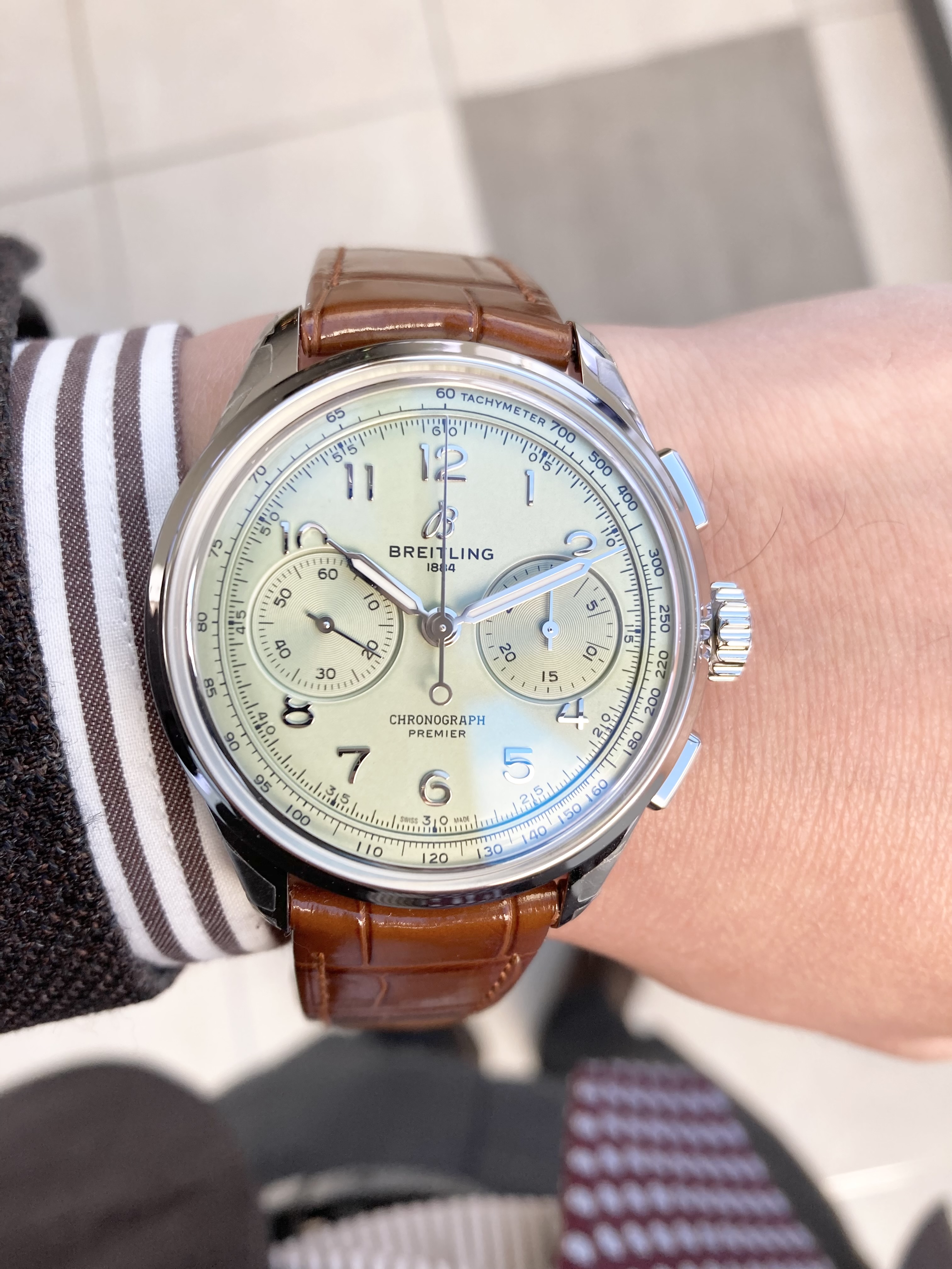 <br />
BREITLING<br />
プレミエ B09 クロノグラフ 40<br />
品番 AB0930D31L1P1<br />
¥946,000(税込)<br />
<br />
レオン、ガストン、ウィリー・ブライトリングという<br />
3世代の発明家へのオマージュを込めたプレミエ クロノグラフは、<br />
近代のクロノグラフラフを発明したブライトリングのレガシーを体現したものです。<br />
<br />
ウィリー・ブライトリングが語ったように、<br />
プレミエは「非の打ちどころのないセンス」を呈しています。<br />
<br />
この最新世代のプレミエ クロノグラフでは、タイムレスなエレガンスを蘇らせました。<br />
<br />
長方形のクロノグラフプッシャー、バイコンパックス・クロノグラフ、<br />
アラビア数字の特徴に加え、ケースサイドの溝、サファイアのオープンケースバック、<br />
ヴィンテージ風の針などエレガントなデザインディテールが様々に施された、<br />
伝統を受け継いだプレミエ クロノグラフです。<br />
<br />
クロノグラフは、手巻き式のCOSC認証を受けたブライトリングマニュファクチュールキャリバーB09で駆動します。<br />
<br />
このモデルは、<br />
クラシックなデザインに現代的なピスタチオグリーンのダイヤルを組み合わせた<br />
大変ユニークなモデルです。<br />
<br />
入荷本数も大変少ないモデルです。<br />
ぜひ店頭でご覧ください。