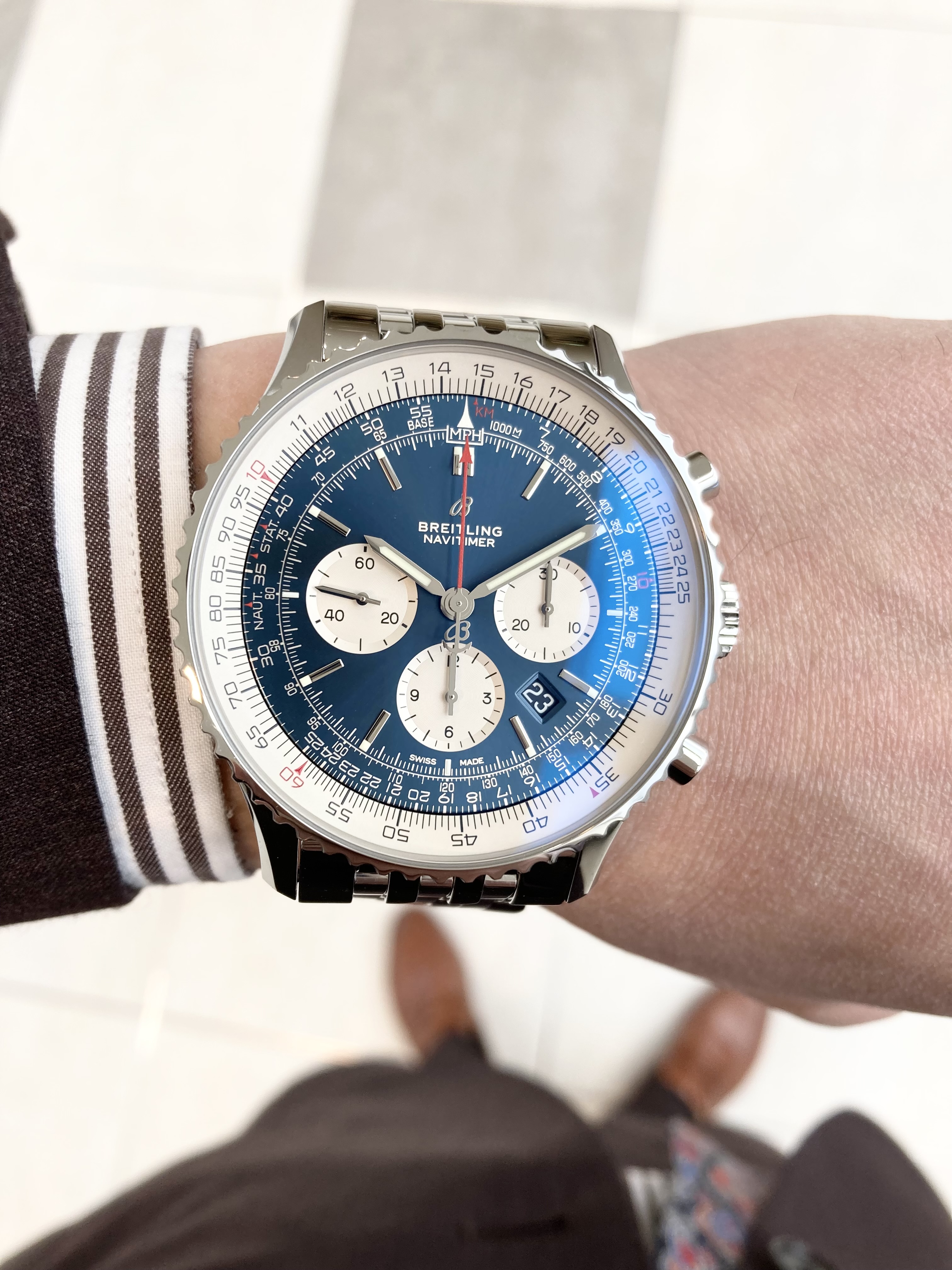 BREITLING<br />
AB0127211C1A1<br />
ナビタイマー 1 B01 クロノグラフ 46<br />
￥1,089,000（税込）<br />
<br />
ナビタイマー B01 クロノグラフ 46は1952年の誕生以来、<br />
パイロットおよび航空愛好家の間で最も愛されたモデルのケース径46mmバージョンです。<br />
<br />
オリジナルモデルより存在感が増す大型なケース、ダイヤル、ベゼルは高い視認性を誇ります。<br />
<br />
高い信頼性と性能の象徴であるブライトリング自社開発製造キャリバー01を搭載しています。<br />
<br />
今年生誕70周年を迎えるナビタイマー。<br />
<br />
今でも唯一無二の個性と魅力を持つ素晴らしいモデルです。<br />
<br />
ぜひご検討ください！