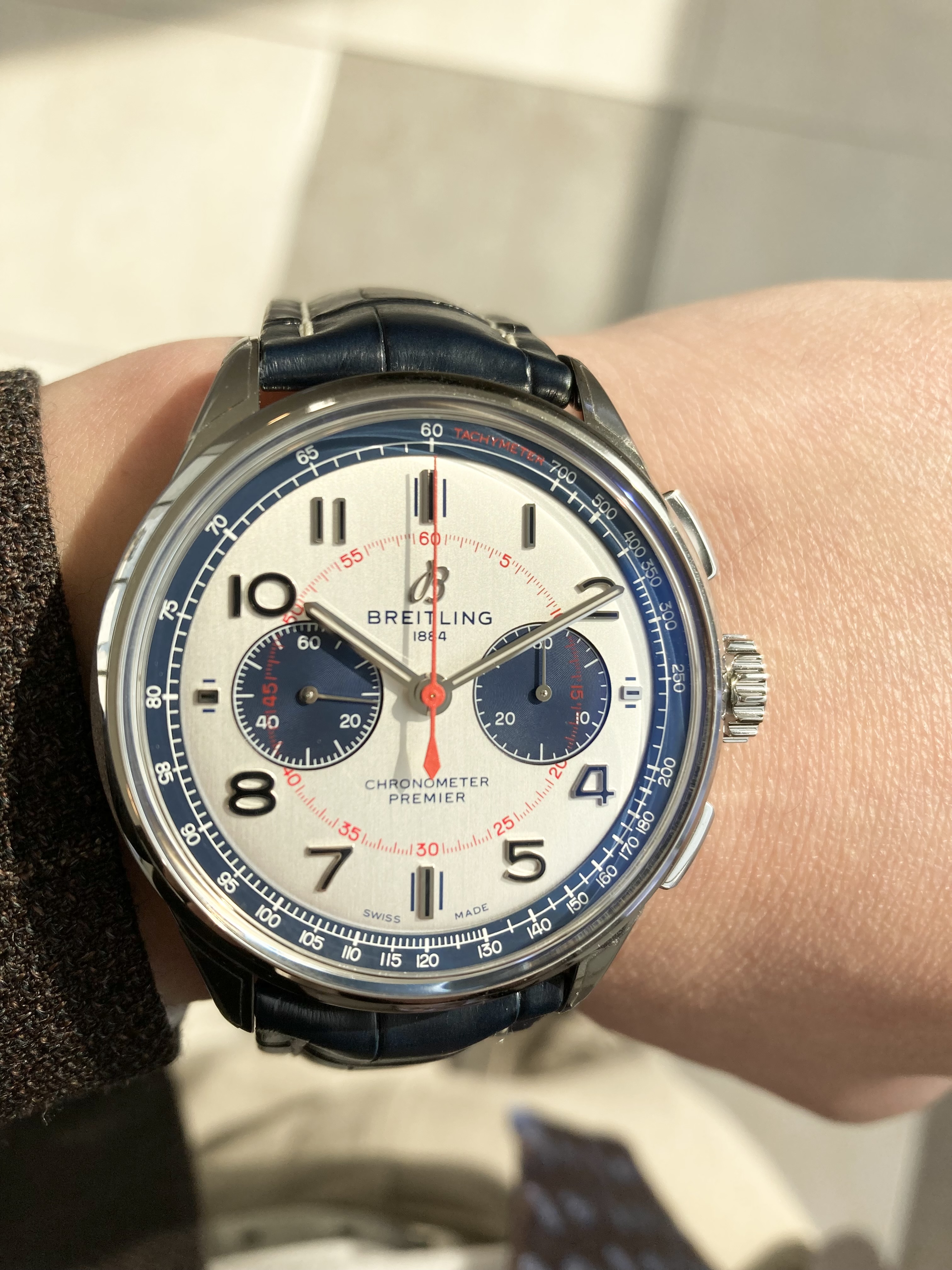 <br />
BREITLING<br />
品番 AB0118A71G1P1<br />
【世界限定1000本】プレミエ B01 クロノグラフ 42 ベントレー マリナー リミテッド エディション<br />
PREMIER B01 CHRONOGRAPH 42 BENTLEY MULLINER LIMITED EDITION<br />
¥990,000(税込)<br />
<br />
<br />
ジュネーブ国際モーターショーで公開されたコンセプトカー、<br />
ベントレー・コンチネンタルGTコンバーチブル・マリナーを祝したモデルです。<br />
<br />
プレミエ ベントレー マリナー リミテッド エディションのケースは42mmのステンレススチール製。<br />
サイドに「Bentley」のプレートがはめ込まれています。<br />
<br />
コンセプトカーのダッシュボードクロックを彷彿とさせるエレガントなシルバーダイヤルは、<br />
積算計に重ねられたレッドの分目盛りもくっきりと見えるよう特殊な仕上げを施しています。<br />
<br />
プレミエ ベントレー マリナーは1000本の世界限定モデルで、各ピースに「ONE OF 1.000」の文字がエングレーブされています。<br />
<br />
シンプルでシックにもお使い頂けますが、<br />
シルバーにブルーとレッドの差し色が、<br />
程よく遊びもあり、<br />
余裕を感じさせるデザインです。<br />
<br />
ぜひご検討ください!