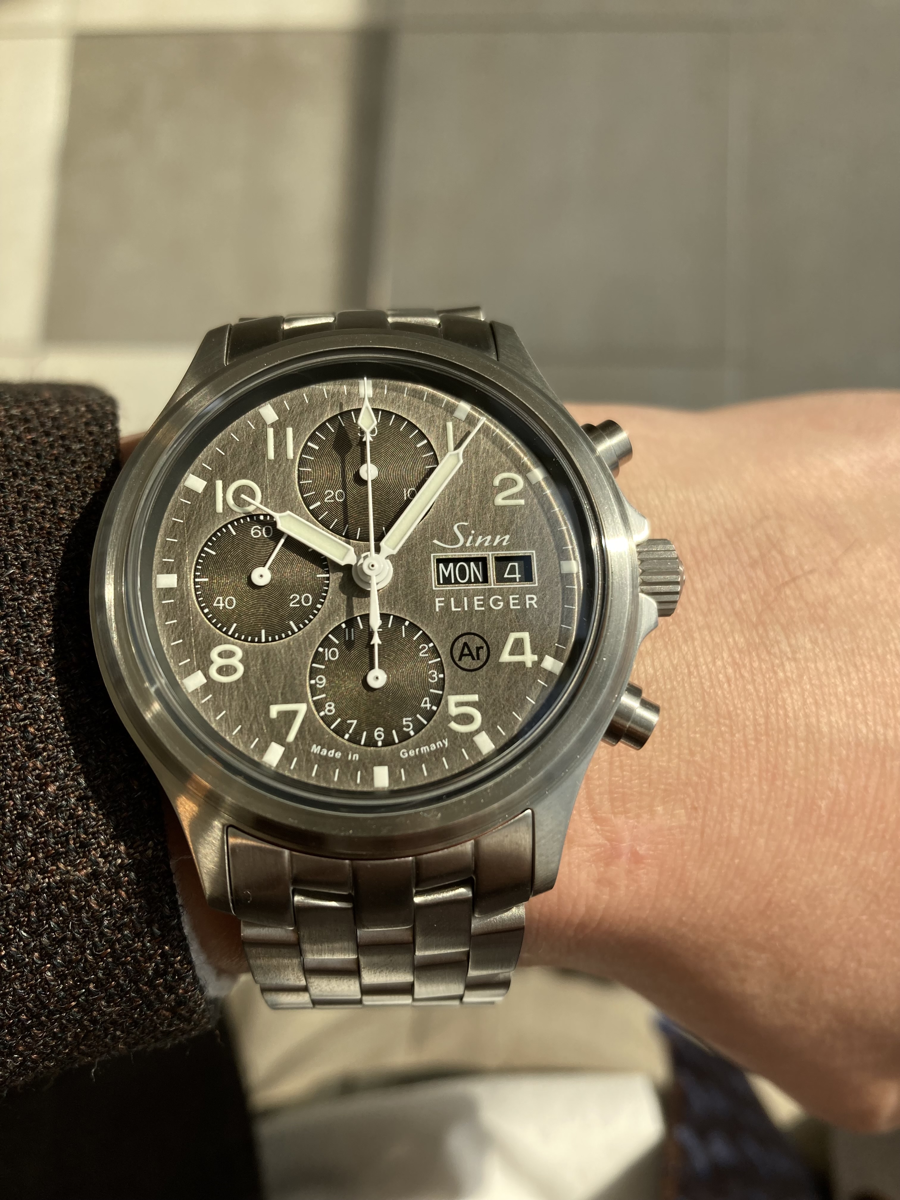 <br />
SINN<br />
358.SA.FLIEGER.DS<br />
¥583,000(税込)<br />
<br />
伝統的な計器式クロノグラフのデザインを踏襲した358.SA.FLIEGER.DSは、<br />
明確さ、機能性、エレガンスに加えて、手作業でスクラッチ加工を施したダイヤルが特徴です。<br />
<br />
この加工により、ダイヤルのベース素材がさまざまな光のニュアンスを反射するため、<br />
身に着ける人は光の加減や明暗の状態で時計の異なる表情が楽しめます。<br />
<br />
1点1点手作業で施されるスクラッチ加工は2つとして同じものはありません。<br />
<br />
このような仕上げにもかかわらず、ダイヤルは明確な読みやすさを持っています。<br />
<br />
サテン仕上げの直径42mmのステンレススチール製ケースに、<br />
特別な工具を使用して厚さ5mmのソリッドガラスから削り出されたドーム型サファイアクリスタルが、<br />
全体の外観を特徴づけています。<br />
<br />
サファイアクリスタルの曇りを防止し機能的信頼性を高めるArドライテクノロジーを採用し、<br />
負圧耐性と10気圧までの耐圧性能も備えています。<br />
<br />