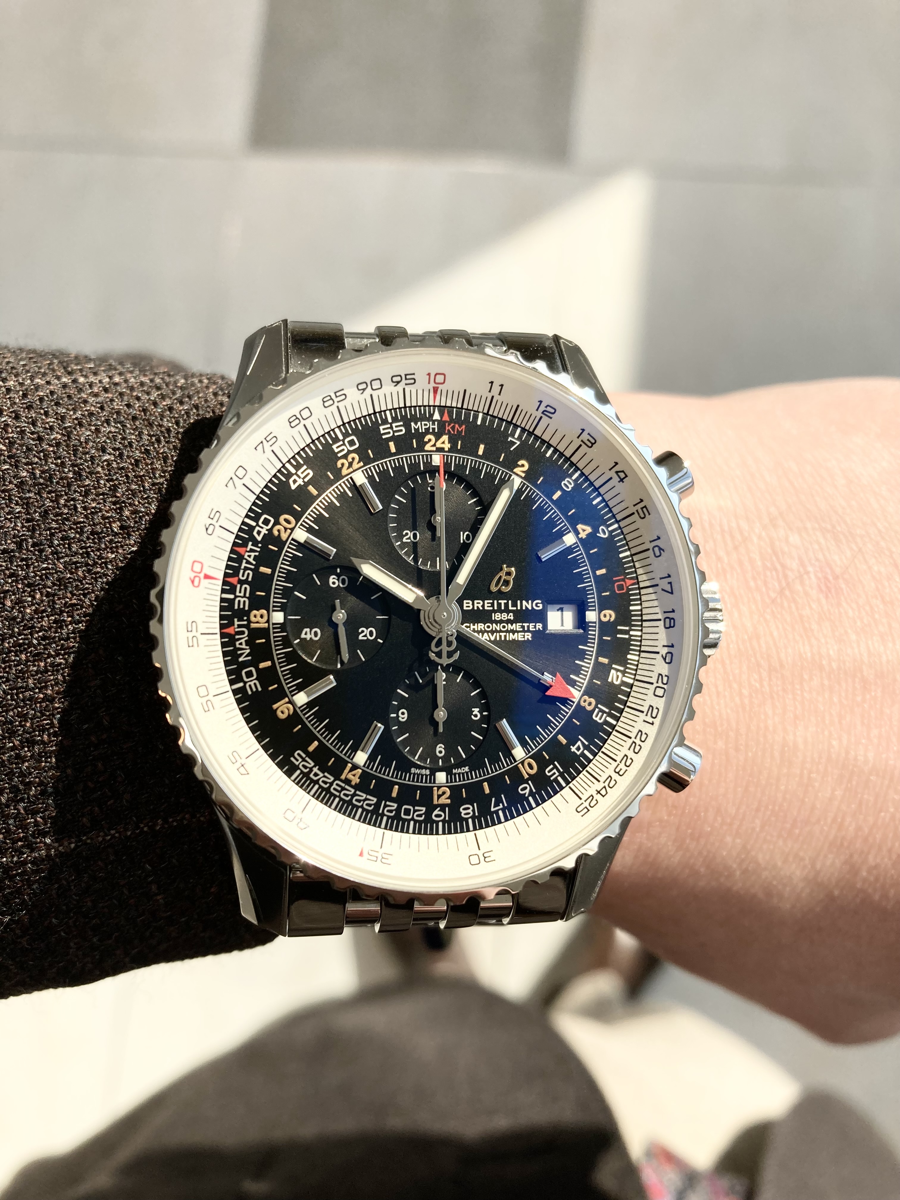 <br />
BREITLING<br />
品番 A24322121B2A1<br />
ナビタイマークロノグラフGMT46<br />
¥869,000(税込)<br />
<br />
<br />
世界を飛び回る旅行者に最適なナビタイマー クロノグラフ GMT 46は、<br />
第2タイムゾーン表示機能を備え、<br />
世界のあらゆる時刻を24時間スケールで表示でき、<br />
ケースバックには世界の主要都市のタイムゾーンが刻まれています。<br />
<br />
ナビタイマーの象徴である航空用回転計算尺を装備したケースには、<br />
信頼性の高いCOSC公認クロノメーター認定のキャリバー24を搭載しています。<br />
<br />
世界で活躍する方にぴったりのGMT機能搭載で、<br />
世界的に人気の46mmサイズのモデルです。<br />
<br />
ワールドワイドな方におすすめの1本です。<br />
<br />
ぜひご検討ください。