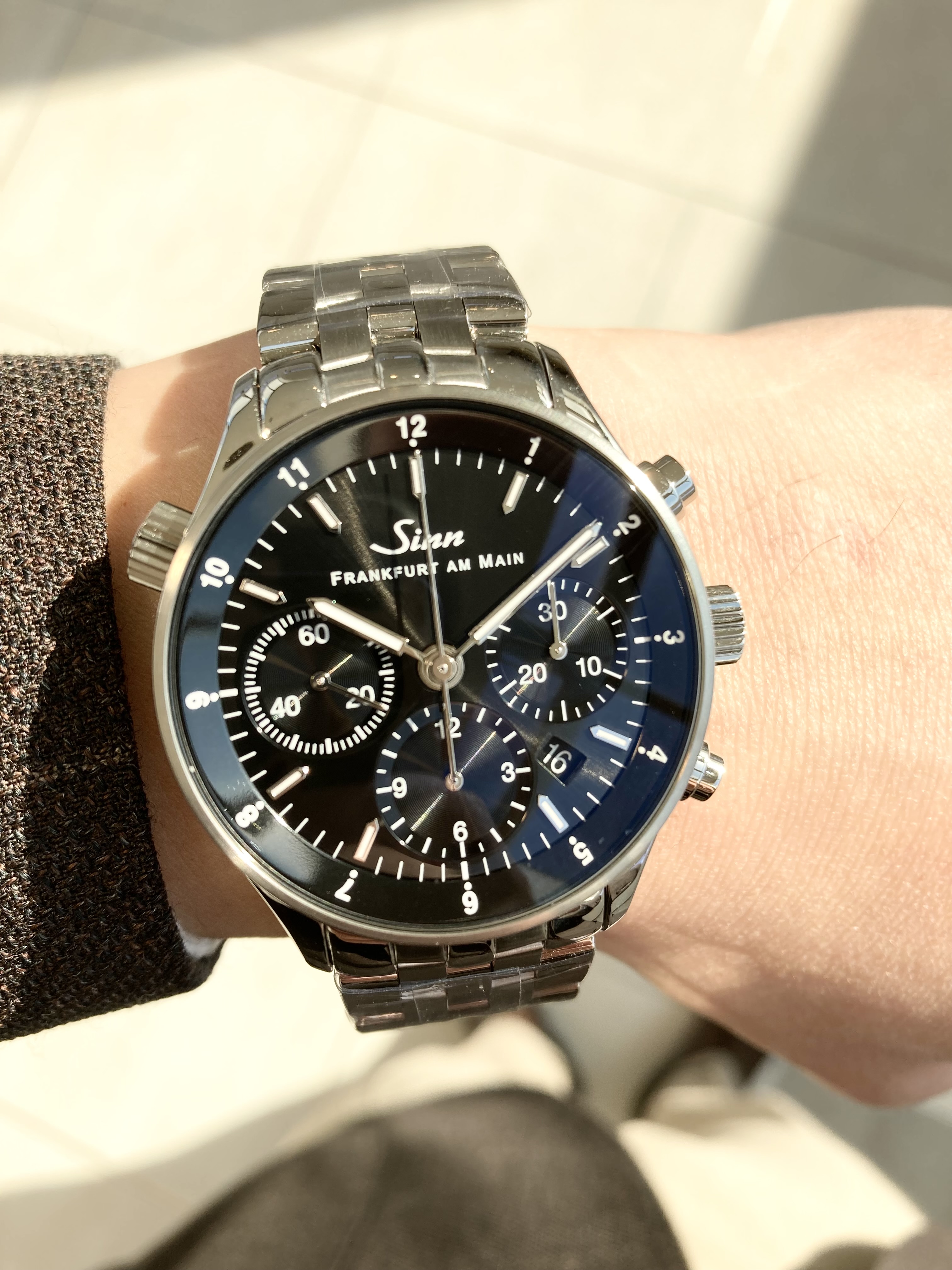 <br />
SINN<br />
6000<br />
¥682,000(税込)<br />
<br />
<br />
<br />
<br />
モデル6000は、<br />
フランクフルト経済振興協会の要請を受けて開発されたファイナンシャル・クロノグラフです。<br />
<br />
最大の特徴は3タイムゾーン表示機構です。<br />
<br />
時間表示の針以外にセンターに単独で操作可能な第2タイムゾーン表示針(UTC)を備え、<br />
<br />
ダイヤル外周の12時間表示の回転リングで第3タイムゾーンを設定することが可能です。<br />
<br />
これらの機能により瞬時に異なる3ヵ所の時間を知ることができます。<br />
<br />
ムーブメントのローターにはフランクフルトの摩天楼の模様が手彫りでエングレービングされています。<br />
<br />
ドイツのコール元首相、連邦銀行総裁、フランクフルト証券取引所社長など、<br />
金融、証券、政界のトップに立つ方々に贈呈され愛用され続けています。<br />
<br />
一見ジンらしくないような時計ですが、<br />
プロフェッショナルのための時計製造を続けるジンらしい<br />
金融界のプロフェッショナルのための時計です。<br />
<br />
ぜひご検討ください!<br />