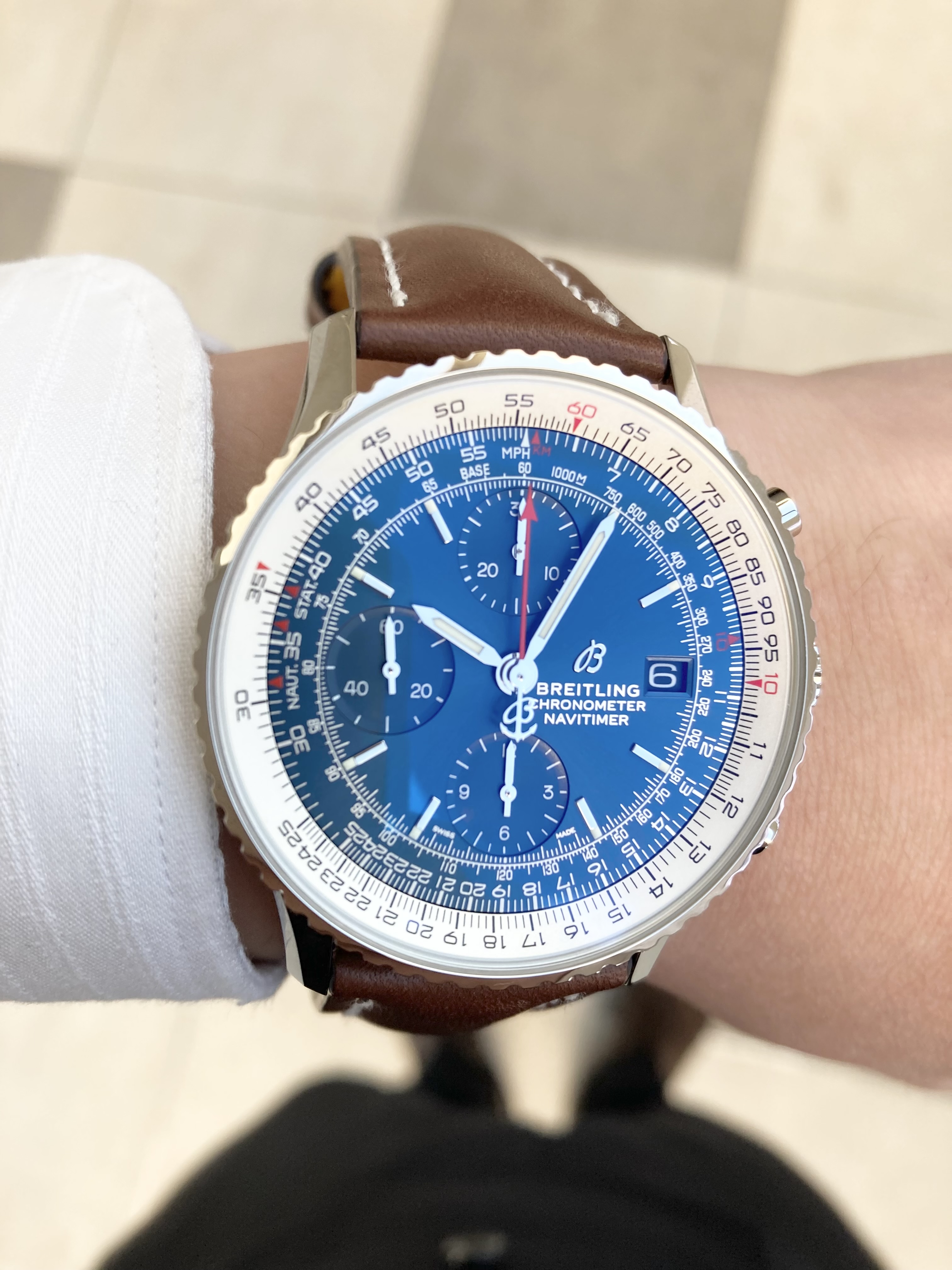 <br />
BREITLING<br />
品番 A13324121C1X1<br />
ナビタイマー 1 クロノグラフ 41<br />
¥715,000(税込)<br />
<br />
ナビタイマー クロノグラフ 41は、1952年の誕生以来、今年70周年を迎える<br />
パイロットおよび航空愛好家の間で最も愛されたモデルのケース径41mmバージョンです。<br />
<br />
オリジナルモデルよりひとまわり小さいこのナビタイマーは、<br />
ダイヤルと同色のサブダイヤルが特徴です。<br />
<br />
ナビタイマーの象徴である航空用回転計算尺を装備し、<br />
ムーブメントは信頼性の高いCOSC公認クロノメーター認定のキャリバー13を搭載しています。<br />
<br />
<br />
70万円台で購入できるナビタイマーは、<br />
今後少なくなってくると思います!<br />
<br />
クラシックで、<br />
使いやすいサイズのナビタイマーぜひご検討ください!<br />
<br />
※写真のモデルは、特別にブラウンカーフ仕様になっています。