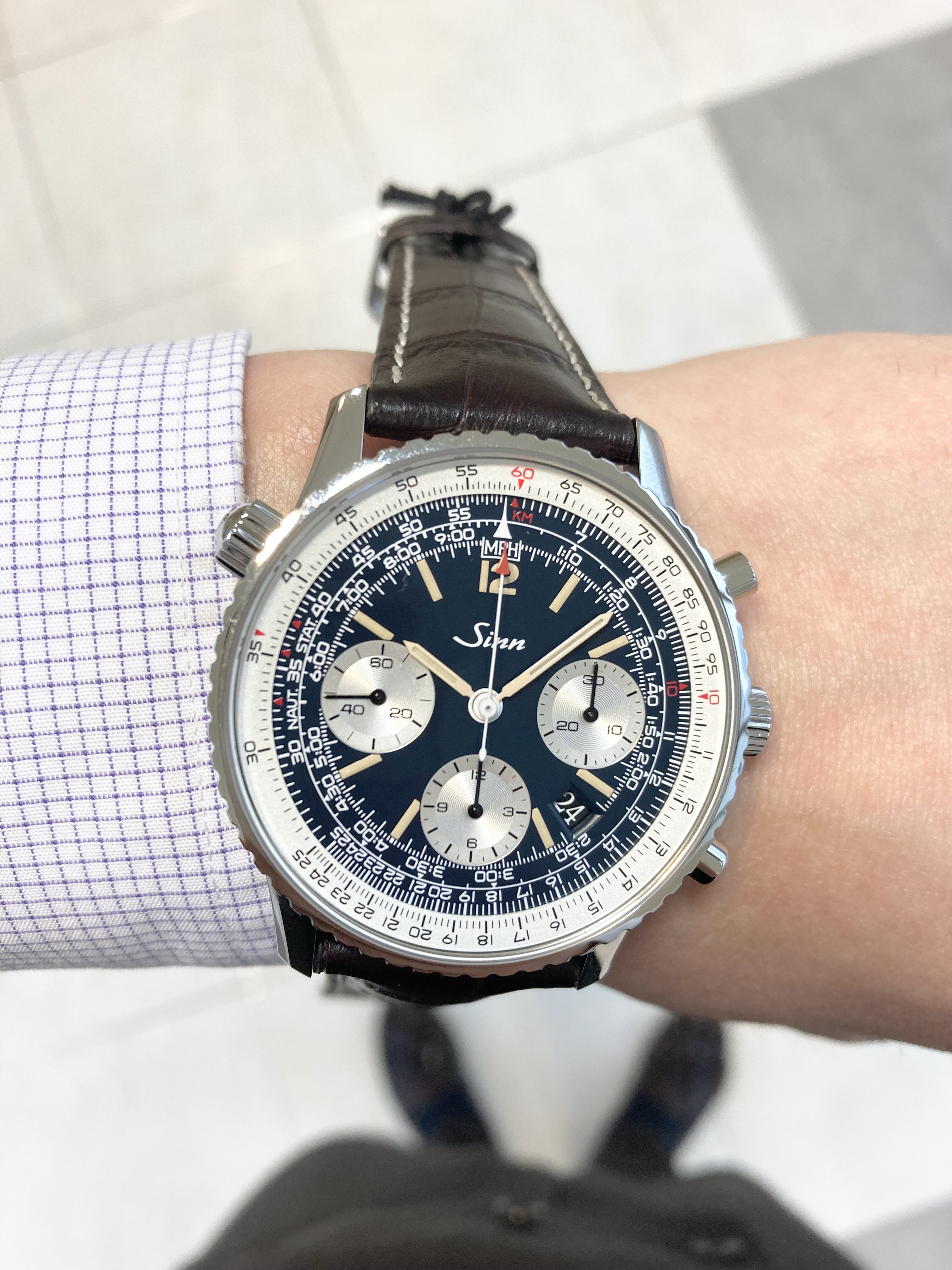 <br />
SINN<br />
903.ST.AUTO.B.E<br />
¥572,000(税込)<br />
<br />
発売以来、そのベースデザインを変更せず、<br />
ジンのクロノグラフの中でも特別なモデルとして人気を博してきた903.ST.AUTO。<br />
<br />
多種多様な機能に加えて、<br />
この903.ST.AUTO.B.Eは夜光処理を施した<br />
アイボリーカラーの時・分針とインデックスを備えた<br />
機能性の高いダークブルーのダイヤルが特徴です。<br />
<br />
ディテールを見れば、機能が使いやすく明快に配置されていることがわかります。<br />
<br />
そして電子計算機がポピュラーになる以前の計算尺と<br />
同様のシンプルな方法で計算を可能にしたもので、<br />
クラシックなアナログ計算尺を使って楽しむ人にとっては最適なクロノグラフといえます。<br />
<br />
一般的な掛け算、割り算はもちろん、<br />
ナビゲーターに必要な燃料消費量、速度、距離、時間などの便利な計算が可能です。<br />
<br />
サファイアガラスによるシースルーバックで、<br />
コラムホイールを搭載したラ・ジュー・ペレのムーブメントの動きを楽しむことができます。<br />
<br />
似たデザインを知っている。。。。<br />
という方はさすがです。<br />
<br />
そのブランドから設計図を買い取り製作された<br />
しっかりとした経緯で作られたモデルです。<br />
<br />
多くのパイロットウォッチを製造しているからこそ<br />
のバリエーションです。<br />
<br />
ぜひご検討ください。