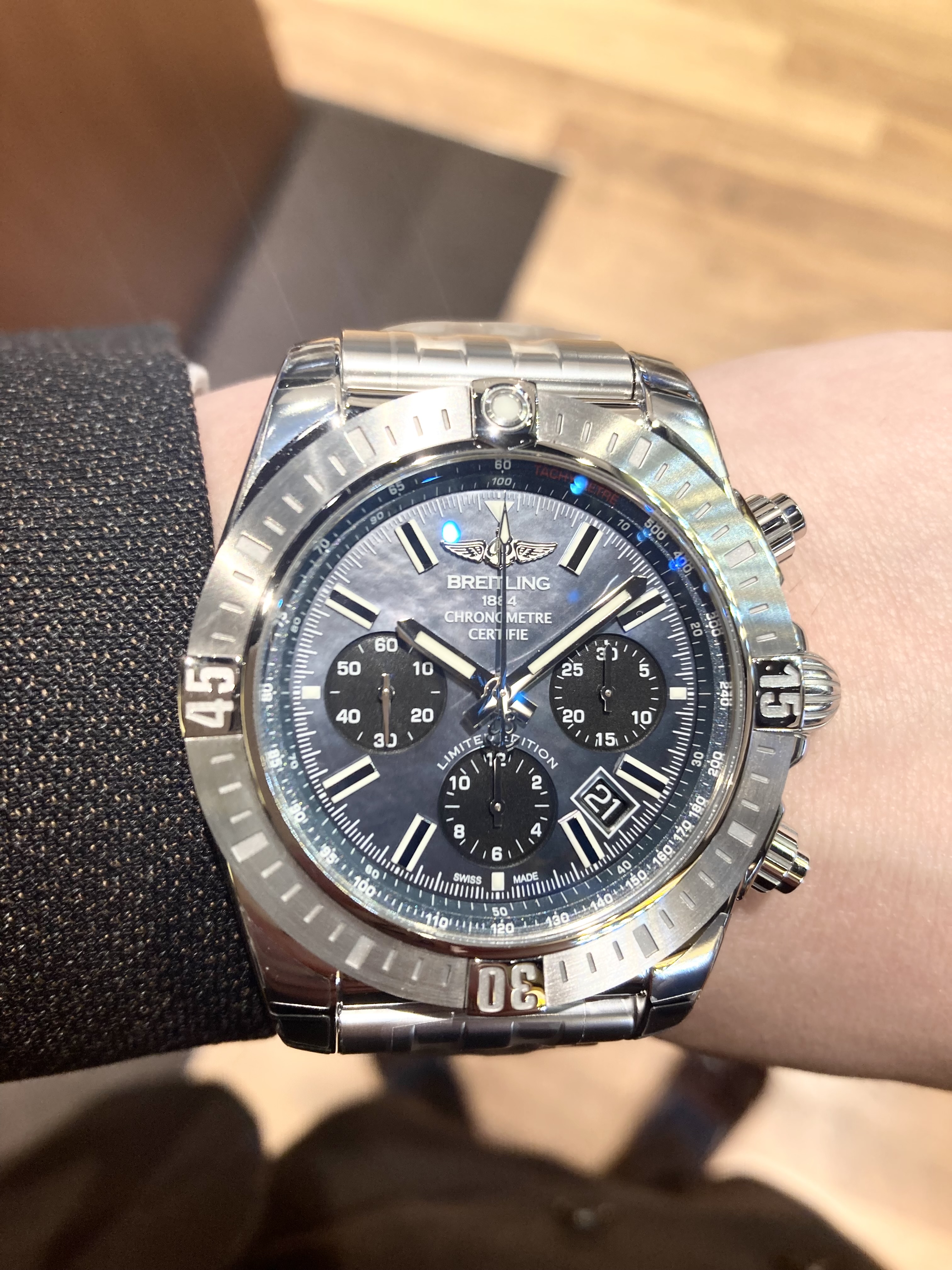 <br />
BREITLING<br />
【日本限定300本】クロノマット JSP ブラック マザーオブパール リミテッド<br />
品番 S001B-PPA<br />
￥1,188,000（税込）<br />
<br />
<br />
大変稀少なブライトリング<br />
クロノマット JSP ブラック マザーオブパール リミテッド<br />
のバーインデックス仕様モデルが、<br />
特別に入荷しました！<br />
<br />
インデックスがシンプルなバー仕様ですので、<br />
MOPの色味や色の変化をじっくりと味わって頂けます！<br />
<br />
次の入荷のない商品です！<br />
<br />
気になる方はお早めに！