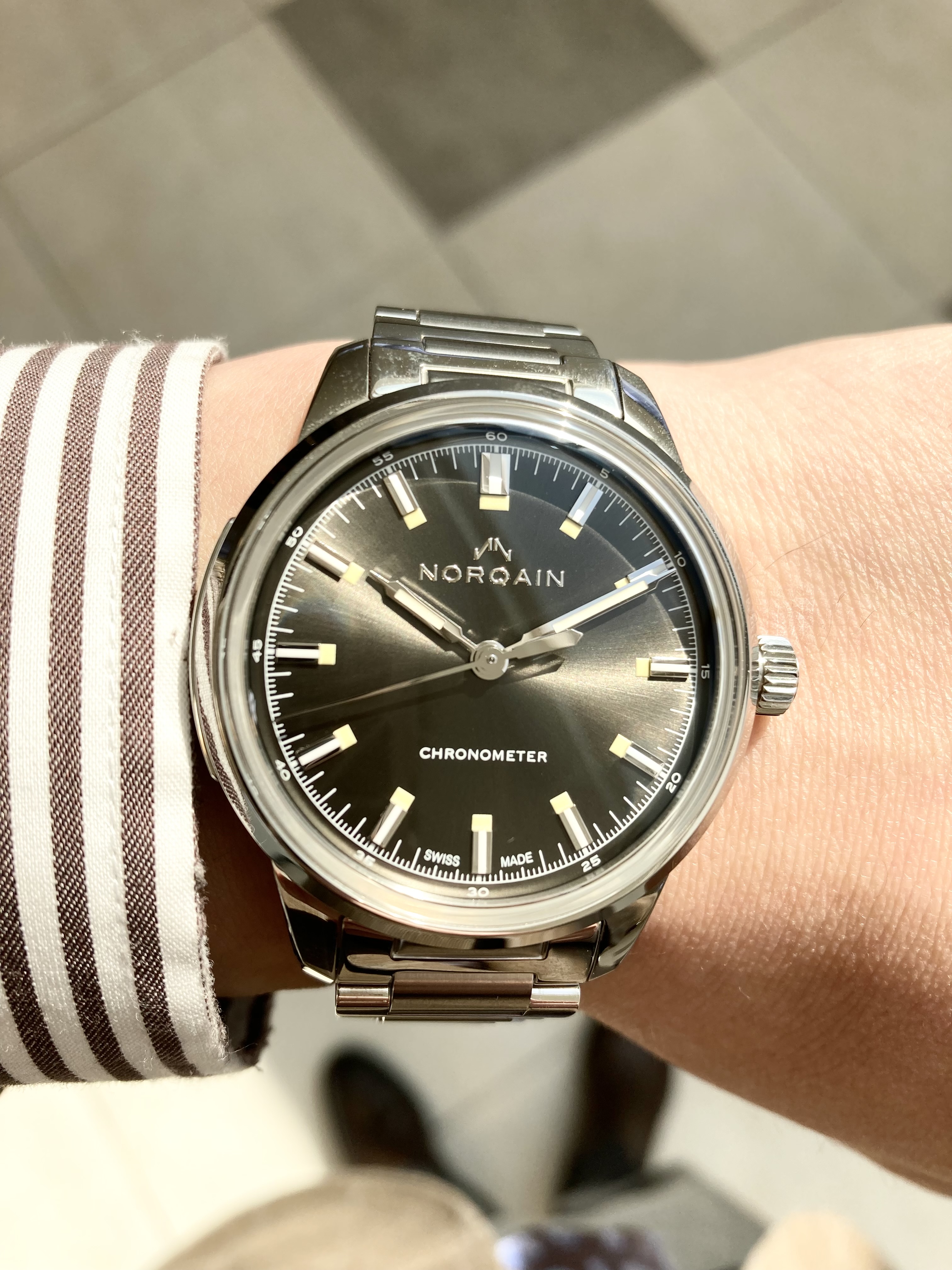<br />
NORQAIN<br />
フリーダム60<br />
¥401,500(税込)<br />
<br />
<br />
フリーダム60の時計を愛用している人々は、<br />
60年代の自由な雰囲気を感じることができるでしょう。<br />
<br />
自由でいることは独自の生き方をかたちづくり、新しい冒険への道を開きます。<br />
フリーダムコレクションは、あなたの人生の旅を共に歩んでいく最高のパートナーです。<br />
ヴィンテージ感と革新性の両方を持ち合わせるこのフリーダム60は、<br />
ドーム型サファイアクリスタルガラスを通して眺めることができるアンスラサイトグレー色の文字盤が特徴です。<br />
<br />
針とインデックスにはオールドラジウムカラーのスーパールミノバが採用され、<br />
直径39mmのステンレススチールケースのベゼルは非常に滑らかです。<br />
<br />
また内部のノルケイン自動巻きキャリバーNN20/1を、<br />
サファイアクリスタルガラスのケースバックを通して楽しむことができます。<br />
<br />
このノルケイン独自のマニュファクチュールキャリバーは、<br />
ムーブメントメーカー、ロレックスグループのケニッシとのパートナーシップの一環として2020年2月に発表されました。<br />
<br />
クラシックな雰囲気で最新のムーブメント搭載の素晴らしいモデルです。<br />
<br />
ぜひご検討ください!<br />