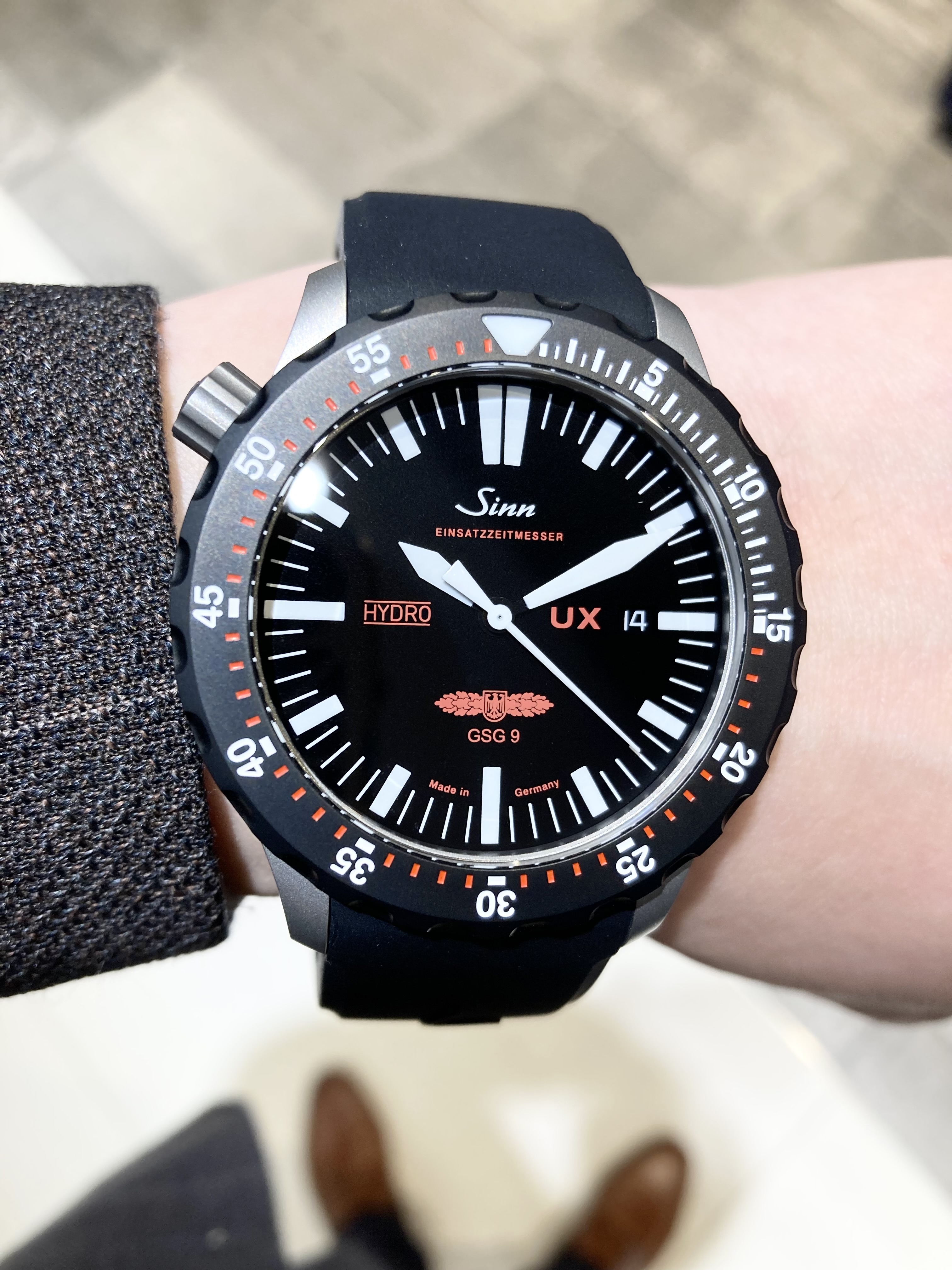 <br />
SINN<br />
品番 UX.SDR.GSG9 R<br />
UX.SDR.GSG9(EZM2B)<br />
¥429,000(税込)<br />
<br />
モデルUX.SDR.GSG9は、<br />
2007年、モデル403.EZM2.GSG9の後継機として開発されたモデル<br />
UX.EZM2.GSG9の逆回転防止ベゼルにブラックPVDを施したダイバーズウォッチです。<br />
<br />
シリーズ共通の海水耐性に優れ反磁気性があるUボート・スチールの使用、<br />
セラミック以上の1500という高硬度を持ち特殊結合方式で固定された回転ベゼル、<br />
特殊なオイルを時計ケースに封入することで実現する5,000mという高い防水性に加え、<br />
<br />
このモデルではリューズを通常と逆の左側に付けています。<br />
<br />
重火器が引っかからないよう安全性を重視した配慮がされており、<br />
常に危険と接する特殊部隊にとって事故につながる要素を事前に排除することに役立っています。<br />
<br />
ジンらしい本当の本格ミッションダイバーズウォッチです!<br />
<br />
ぜひご検討ください!!