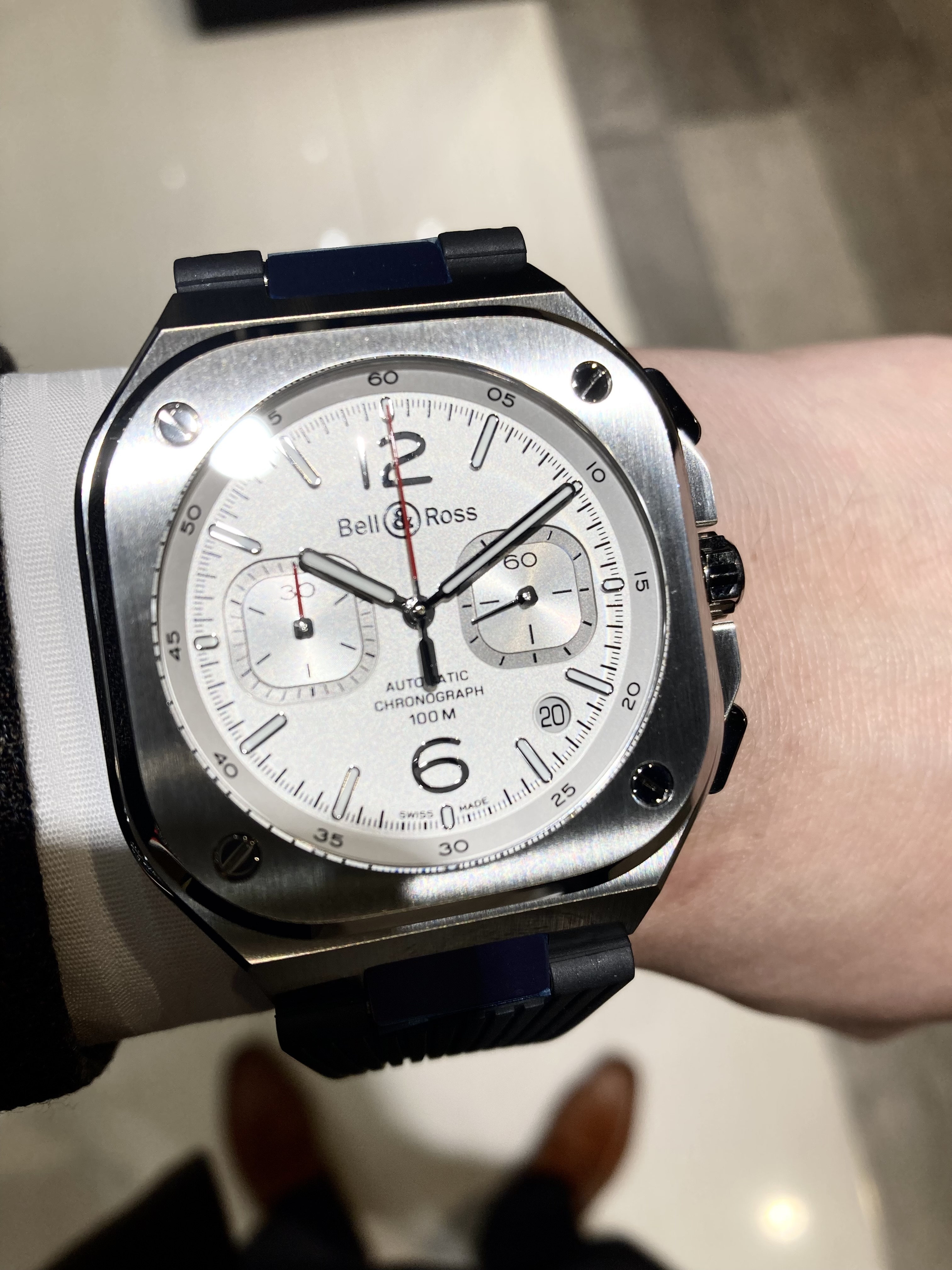 <br />
BELL & ROSS<br />
品番 BR05C-SI-ST/SRB<br />
【世界限定250本】BR 05 CHRONO WHITE HAWK<br />
¥737,000(税込)<br />
<br />
Bell & Ross の名声の礎となった、<br />
視認性、機能性、信頼性、高精度というブランドの基本理念に忠実に、<br />
毅然と都会的な環境に完璧にフィットするスタイルと技術的な複雑さに裏打ちされた、<br />
<br />
新しいクロノグラフBR 05 CHRONOGRAPH WHITE HAWK で、<br />
BR 05 コレクションをさらに充実させました。<br />
<br />
“White Hawk(ホワイトホーク)”は、フランス語で”le Faucon Blanc”(白い鷹)。<br />
プライベートジェットのカラーリングから着想を得たWHITE HAWK という刺激的な名前をもつ、<br />
この新しいタイムピースは、航空業界のオマージュです。<br />
<br />
この限定250本の強靭な宝石は、メカニカルな職人技の愛好家や都会の探索者、パイロット、そしてコレクターを魅了するでしょう。